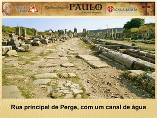Rua principal de Perge, com um canal de água
 