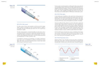 20.3.3.19.3.2 Cabo coaxial
Os cabos coaxiais já foram muito utilizados no início das redes de compu-
tadores, inclusive na montagem de LANs na primeira Ethernet de 10Base-T
de 10 Mbps. Mas foram substituídos pelos cabos UTP, com as especificações
Fast­Ethernet e Gigabit.
Os cabos coaxiais permitem a transmissão de dados por vários metros, com ex-
tensa largura de banda. Por esse motivo, também foram utilizados durante mui-
to tempo pela empresas de telefonia em redes de longa distância. No entanto,
acabaram sendo substituídos pela fibra óptica e hoje são utilizados basicamente
nas transmissões de TV a cabo e de internet a cabo.
A capacidade de transmissão com banda-larga e em grandes comprimentos
desses cabos se deve à sua blindagem, que elimina as interferências externas
(figura 186). Porém, essa mesma característica torna o custo do cabo coaxial
alto em relação ao cabo de par trançado.
Figura 186
Partes de um
cabo coaxial.
No cabo coaxial, o meio de transmissão é um filamento de cobre que passa dentro de
um material plástico isolante. Por fora existe uma malha condutora que absorve as in-
terferências vindas do meio ambiente. E tudo isso é revestido com uma capa protetora
de PVC. Por conter bem as interferências, a banda de transmissão desse tipo de cabo
pode chegar a 1 GHz. A topologia de montagem desses cabos em uma LAN é em
forma de anel, mas eles também podem ser utilizados para conexões ponto a ponto.
20.3.3.19.3.3. Fibra óptica
O cabo de fibra óptica é semelhante ao cabo coaxial, tanto no formato quanto na
topologia. Ambos são montados em forma de anel ou ponto a ponto. Mas as seme-
lhanças param aí. No centro do cabo de fibra óptica, vão as fibras de vidro condu-
toras de luz, que são as fibras ópticas propriamente ditas (figura 187). Essas fibras
são capazes de direcionar a luz por vários quilômetros sem perder a intensidade.
Cada uma das fibras de vidro existentes no centro do cabo possui a espessura de
um fio de cabelo. O feixe de fibras é revestido por uma “casca”, também feita de
material condutor (dielétrico), que atua como se fosse um espelho, mantendo a luz
presa no núcleo. Sobre essa casca há uma camada plástica protetora. Dependendo
de onde o cabo será utilizado, ele poderá receber revestimentos especiais contra
roedores, por exemplo. A fibra óptica é o meio de transmissão mais utilizado nos
backbones de telefonia e internet e também no padrão Ethernet de 10 Gigabits.
Os cabos de fibra óptica são praticamente imunes a interferências eletromagné-
ticas e térmicas e oferecem uma largura de banda de até 50 Gbps em até 100
km. Necessitam de repetidores para recuperar a intensidade da luz a cada 50
km. O cabo coaxial, precisa de repetidores a cada 5 km.
20.3.3.19.3.4 Transmissão sem fio
Quando um elétron se move, ele produz um espectro que pode ser transmitido por
fios de cobre, por luz, pelo ar e até mesmo através do vácuo. Esse espectro oscila
formando ondas. A distância entre as cristas dessas ondas é chamada de frequência.
Figura 187
Camadas de um
cabo óptico.
Capa
isolante
Malha
condutora
1 - Elementos de uma onda
2 - Distância
3 - Deslocamento
λ - Comprimento de onda
γ - Amplitude
Figura 188
Descrição de onda.
INFORMÁTICA 2
244
CAPÍTULO 20
245
 