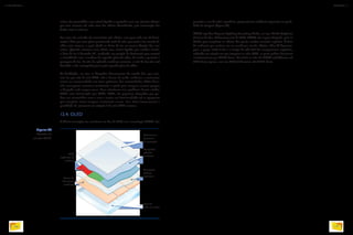 sulcos são preenchidos com cristal líquido e equipados com um circuito elétrico
que leva corrente até cada uma das células identificadas pela intersecção das
linhas com as colunas.
Em uma tela colorida são necessárias três células, uma para cada cor. A ilumi-
nação é feita por uma placa posicionada atrás da tela, que envia a luz através do
vidro mais interno, o qual alinha os feixes de luz na mesma direção dos seus
sulcos. Quando atravessa uma célula com cristal liquido que recebeu tensão,
o feixe de luz é desviado 90°, mudando sua posição de horizontal para vertical
e coincidindo com a ranhura da segunda placa de vidro, de modo a permitir a
passagem da luz. Se não for aplicada nenhuma corrente, o raio de luz não será
desviado e não conseguirá passar pela segunda placa de vidro.
As backlights, ou seja, as lâmpadas fluorescentes de catodo frio, que emi-
tem luz por trás da tela LCD, não o fazem de modo uniforme e costumam
variar sua luminosidade nas áreas próximas das extremidades. Além disso,
não conseguem escurecer totalmente o pixel para imagens escuras porque
a lâmpada está sempre acesa. Para solucionar esse problema foram criadas
LCDs com iluminação por LEDs. LEDs são pequenas lâmpadas que po-
dem ser controladas uma a uma e variar sua luminosidade até se apagarem
por completo numa imagem totalmente escura. Isso eleva imensamente a
qualidade de contraste em relação à da tela LCD comum.
12.4. OLED
A última inovação em monitores no fim de 2009 era a tecnologia OLED. Por
Figura 96
Camadas do
monitor OLED.
Cobertura /
Estrutura
de proteção
Composto
plástico
condutor
LEDs
orgânicos de
carbono
Composto
plástico
condutor
Matriz de
filamentos
metálicos
Base de
vidro ou metal
permitir o uso de telas superfinas, proporcionou melhoria expressiva na quali-
dade de imagem (figura 96).
OLED significa Organic Lighting Emmiting Diode, ou seja, Diodo Orgânico
Emissor de Luz. Diferentemente de LCD, OLED não requer lâmpada, pois os
diodos que compõem as células dos pixels contêm material orgânico (à base
de carbono) que emitem luz ao receberem tensão elétrica. Mas há desvanta-
gens: o preço ainda é alto e o tempo de vida útil dos componentes orgânicos,
reduzido em relação aos que integram as telas LCD, as quais podem funcionar
continuamente por 60000 horas. No início as telas de OLED trabalhavam até
2000 horas apenas, mas em 2009 já duravam até 50000 horas.
INFORMÁTICA 2
136
CAPÍTULO 12
137
 
