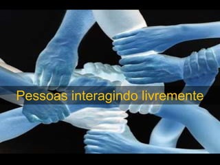 Pessoas interagindo livremente