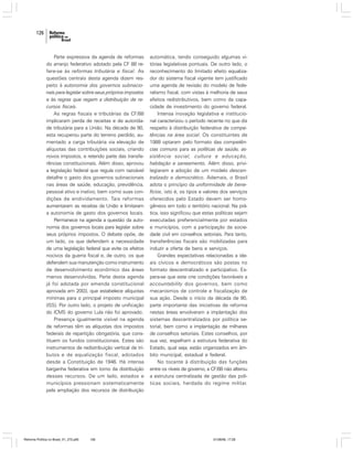126

Parte expressiva da agenda de reformas
do arranjo federativo adotado pela CF 88 refere-se às reformas tributária e fiscal. As
questões centrais desta agenda dizem respeito à autonomia dos governos subnacionais para legislar sobre seus próprios impostos
e às regras que regem a distribuição de recursos fiscais.
As regras fiscais e tributárias da CF/88
implicaram perda de receitas e de autoridade tributária para a União. Na década de 90,
esta recuperou parte do terreno perdido, aumentado a carga tributária via elevação de
alíquotas das contribuições sociais, criando
novos impostos, e retendo parte das transferências constitucionais. Além disso, aprovou
a legislação federal que regula com razoável
detalhe o gasto dos governos subnacionais
nas áreas de saúde, educação, previdência,
pessoal ativo e inativo, bem como suas condições de endividamento. Tais reformas
aumentaram as receitas da União e limitaram
a autonomia de gasto dos governos locais.
Permanece na agenda a questão da autonomia dos governos locais para legislar sobre
seus próprios impostos. O debate opõe, de
um lado, os que defendem a necessidade
de uma legislação federal que evite os efeitos
nocivos da guerra fiscal e, de outro, os que
defendem sua manutenção como instrumento
de desenvolvimento econômico das áreas
menos desenvolvidas. Parte desta agenda
já foi adotada por emenda constitucional
aprovada em 2003, que estabelece alíquotas
mínimas para o principal imposto municipal
(ISS). Por outro lado, o projeto de unificação
do ICMS do governo Lula não foi aprovado.
Presença igualmente visível na agenda
de reformas têm as alíquotas dos impostos
federais de repartição obrigatória, que constituem os fundos constitucionais. Estes são
instrumentos de redistribuição vertical de tributos e de equalização fiscal, adotados
desde a Constituição de 1946. Há intensa
barganha federativa em torno da distribuição
desses recursos. De um lado, estados e
municípios pressionam sistematicamente
pela ampliação dos recursos de distribuição

Reforma Política no Brasil_01_272.p65

126

automática, tendo conseguido algumas vitórias legislativas pontuais. De outro lado, o
reconhecimento do limitado efeito equalizador do sistema fiscal vigente tem justificado
uma agenda de revisão do modelo de federalismo fiscal, com vistas à melhoria de seus
efeitos redistributivos, bem como da capacidade de investimento do governo federal.
Intensa inovação legislativa e institucional caracterizou o período recente no que diz
respeito à distribuição federativa de competências na área social. Os constituintes de
1988 optaram pelo formato das competências comuns para as políticas de saúde, assistência social, cultura e educação,
habitação e saneamento. Além disso, privi.
legiaram a adoção de um modelo descentralizado e democrático. Ademais, o Brasil
adota o princípio da uniformidade de benefícios, isto é, os tipos e valores dos serviços
oferecidos pelo Estado devem ser homogêneos em todo o território nacional. Na prática, isso significou que estas políticas sejam
executadas preferencialmente por estados
e municípios, com a participação da sociedade civil em conselhos setoriais. Para tanto,
transferências fiscais são mobilizadas para
induzir a oferta de bens e serviços.
Grandes expectativas relacionadas a ideais cívicos e democráticos são postas no
formato descentralizado e participativo. Espera-se que este crie condições favoráveis a
accountability dos governos, bem como
mecanismos de controle e fiscalização de
sua ação. Desde o início da década de 90,
parte importante das iniciativas de reforma
nestas áreas envolveram a implantação dos
sistemas descentralizados por política setorial, bem como a implantação de milhares
de conselhos setoriais. Estes conselhos, por
sua vez, espelham a estrutura federativa do
Estado, qual seja, estão organizados em âmbito municipal, estadual e federal.
No tocante à distribuição das funções
entre os níveis de governo, a CF/88 não alterou
a estrutura centralizada de gestão das políticas sociais, herdada do regime militar.

01/08/06, 17:28

 