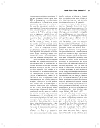 Leonardo Avritzer | Fátima Anastasia [org.]

homogêneos como os latino-americanos. Por
isso, em um trabalho anterior (Llanos; Nolte,
2004) as desagregamos e percebemos que
tal procedimento era fundamental para se
compreender o papel do bicameralismo, e
das segundas câmaras em particular, no
sistema político. Efetivamente, nossos resultados constataram que a maioria dos bicameralismos da América Latina encontra-se
entre as legislaturas mais simétricas existentes. Isso inclui tanto países federais
(Argentina, Brasil e México) como unitários
(Paraguai, Colômbia, República Dominicana,
3
Peru sob a Constituição anterior). Os poderes
dos Senados latino-americanos são comparáveis — ao menos nos textos constitucionais — com o do Senado norte-americano,
o qual tem sido geralmente considerado “o
corpo legislativo mais poderoso do mundo”
(Smith, 2000) e “uma exceção entre as câmaras altas” por possuir o mesmo poder legislativo que as câmaras baixas (Sinclair, 1999).
O poder das câmaras altas do continente
reside em seus poderes constitucionais que,
segundo explicamos no nosso estudo, devem ser avaliados levando em conta não
apenas a participação de cada câmara no
processo legislativo, como também as regras de resolução de desacordos intercamerais e as atribuições de cada câmara para
controlar o Poder Executivo. Tratando do primeiro ponto, todos os Senados têm faculdades para iniciar seus próprios projetos de
lei e para modificar ou rechaçar qualquer
outro projeto. Sobre as bases desses importantes poderes que todos os Senados
têm em comum, alguns são mais débeis/
poderosos que outros devido a alguns fatores adicionais que têm a ver com o trâmite
das leis. Por exemplo, algumas câmaras
baixas possuem mais atribuições para iniciar
os processos legislativos. No Brasil, todos
os projetos do Poder Executivo iniciam-se
pela câmara baixa enquanto em outros
países o ingresso desses projetos é repartido entre ambas as câmaras. Da mesma forma, no caso de desacordos entre as câmaras,
algumas Constituições acabam favorecendo
a câmara baixa mais do que ao Senado,
como acontece com as disposições para as

Reforma Política no Brasil_01_272.p65

161

sessões conjuntas na Bolívia e no Uruguai.
Mas, como apontamos, estas diferenças
entre bicameralismos, por si só, são muito
simétricas no tratamento da legislação.
Adicionalmente, os Senados possuem
extensas faculdades de controle. Assim
como as câmaras baixas, eles podem efetuar interpelações, apresentar pedidos de
informação, criar comissões de investigação,
etc., faculdades que, nos bicameralismos
que operam sob sistemas parlamentares,
correspondem apenas à Câmara Baixa já
que o gabinete é politicamente responsável
4
ante esta Câmara. Além disso, todos os
Senados contam com faculdades exclusivas
para confirmar as nomeações propostas
pelo Poder Executivo nas diversas áreas —
como o Poder Judiciário, o serviço exterior,
as agências reguladoras. Essa faculdade é
própria dos senados da região e provêm do
exemplo da Constituição norte-americana.
Com essas características, não restam dúvidas de que estamos diante de senados
poderosos ou veto players, ou seja, atores
institucionais que podem bloquear a adoção
das políticas (Tsebelis, 1995). Em outras palavras, os Senados são um ator central na
complexa engrenagem de pesos e contrapesos ao duplicar os controles do Poder Legislativo sobre o Executivo e oferecer contrapesos
frente ao perigo de uma tirania da maioria ou
5
uma “tirania da câmara baixa”. Na América
Latina, esses casos correspondem tanto a
sistemas federais como unitários. Pode-se
afirmar, assim, que o bicameralismo simétrico encontra-se correlacionado com o presidencialismo, e não com o Federalismo,
como se acreditava e ainda se costuma argu6
mentar (Liphart, 1984; Sartori, 1997).
Por certo, a forma como esses poderes
do Senado operam efetivamente depende,
em grande medida, de como opera a outra
variável que Lijphart definiu como crucial
para os bicameralismos: a congruência/
incongruência. Segundo o autor, quando
ambas as câmaras são congruentes, ou
seja, estão ocupadas por maiorias políticas
similares, tenderão a comportar-se de maneira similar, diminuindo, assim, o impacto
de suas faculdades de veto. Entretanto, essa

01/08/06, 17:29

161

 