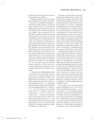 Leonardo Avritzer | Fátima Anastasia [org.]

significado da própria Constituição para o
regime político que embasa.
Podemos considerar uma Constituição de
duas perspectivas, uma ideal, outra empírica. Do ponto de vista ideal, Constituição é o
ordenamento jurídico supremo e primário do
Estado, determinando (1) suas estruturas
fundamentais, (2) as regras básicas de seu
funcionamento e (3) os direitos essenciais de
seus cidadãos. Logo, normas que não correspondam a esses três elementos não são
constitucionais e ficam foram do texto da
Constituição, sendo remetidas às leis. É este
o caso de normas que: (a) entrando em minúcias, não contemplam exclusivamente o
que é fundamental, essencial ou básico nos
três elementos tipicamente constitucionais,
mas especificam seu funcionamento; ou (b)
simplesmente não tratam desses três aspectos, referindo-se a outros assuntos. Também não são constitucionais as normas que
regulamentam de forma partidariamente
controversa aspectos dos três elementos
constitucionais mencionados. Ao deixar de
estipular normas básicas, as leis estabelecem, ao invés disso, normas de caráter secundário, terciário, etc. Estas devem ser,
contudo, logicamente compatíveis com as
normas fundamentais que compõem a Constituição.
A importância da compatibilidade decorre
da supremacia da Constituição sobre as
demais normas: estando hierarquicamente
submetidas à Constituição, podem variar
apenas dentro dos limites que a normatividade constitucional admite. Por exemplo, se
a Constituição fixa que X > Y, a normatividade infraconstitucional pode variar infinitamente na sua regulamentação de X, fixando X’,
X’’, X’’’, etc., mas sempre sob a condição
de que todo X > Y. Se alguma norma infraconstitucional — uma lei, um decreto —
implicar que X < Y, então ela será considerada inconstitucional. Desse modo, se os
atores políticos desejarem que X < Y, eles
não poderão fazê-lo por meio de leis ou atos
administrativos, que são hierarquicamente
inferiores à Constituição, precisando mudá-la,
emendando-a ou revisando-a.

Reforma Política no Brasil_01_272.p65

203

Entretanto, empiricamente uma Constituição pode se afastar desse modelo ideal
de duas formas distintas. Na primeira, além
do ordenamento jurídico primário, uma Constituição pode conter normas de caráter secundário, terciário, etc., com isso: a) adentrando
ao detalhamento dos elementos fundamentais da organização de um Estado; b) tratando de matérias referidas a esses elementos
fundamentais de um modo sujeito a controvérsias partidárias contínuas; ou c) normatizando assuntos estranhos aos elementos
fundamentais da organização estatal. Neste
caso, o critério de conteúdo para distinguir o
que diz ou não respeito à Constituição perde
importância, e resta apenas verificar qual
texto legal é formalmente designado como
sendo “a Constituição”, independentemente
do que possa conter (Couto; Arantes, 2006).
A segunda maneira pela qual uma Constituição realmente existente se afasta do
modelo ideal é quando ela não é, na prática,
o ordenamento jurídico supremo do Estado,
não ocupando efetivamente uma posição
superior na hierarquia das normas (Kelsen,
1990). Isso ocorre caso a normatividade constitucional não estabeleça limites ao que pode
ser feito nas arenas legislativa ou executiva,
deixando legisladores ou membros do Executivo livres para decidir normas que contrariam a Constituição e mesmo assim são
válidas. Embora em democracias tal latitude decisória dificilmente seja desfrutada
pelo Executivo, ela em vários casos o é pelo
Parlamento, considerado soberano e, portanto, habilitado a modificar ilimitadamente todo
o direito em vigor.
Em tais casos, sendo a Constituição equiparada à legislação comum, não mais se
verifica uma hierarquia de normas — ao menos na prática —, e a modificação das determinações constitucionais ocorre facilmente.
A facilidade se deve à possibilidade de: a)
criar normas que contrariam a Constituição
sem a exigência de que esta seja emendada
ou revisada; b) passar emendas cuja dificuldade de aprovação é a mesma da aprovação de leis; c) aprovar leis que contrariam a
Constituição, mas não são derrogadas em

01/08/06, 17:30

203

 
