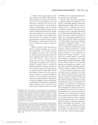 Governos de Coalizão no Sistema Presidencial ... | Fabiano Santos

A Tabela 1 fornece dados sobre as coalizões formadas entre 1985 e 2003. Nela podemos observar o empenho da maioria dos
governos em formar gabinetes com força
parlamentar suficiente para a futura aprovação de suas agendas — tal fato pode ser
notado na percentagem total de cadeiras
controladas (nominal) pelos partidos pertencentes à coalizão governamental. No Senado
estas porcentagens são mais significativas;
para se ter uma idéia, nas formações ministeriais de início de mandato as coalizões
governamentais no governo Sarney, Collor e
FHC detinham o controle de cerca de 81,7%,
58,1% e 68,6% das cadeiras respectivamente.
Mesmo o governo Collor que tentou se
afastar da referida estratégia, com sua postura antipartidária, num momento seguinte
foi obrigado a se render a ela, e isto pode
ser observado pela sua tentativa final de formar um gabinete mais inclusivo. Tanto o governo FHC quanto o governo Lula se
empenharam em tornar correspondentes a
distribuição de ministérios com o peso dos
partidos na coalizão, embora o tamanho da
bancada parlamentar de apoio montada por
FHC fosse bem superior. O inédito governo
de esquerda eleito em 2002 detinha 49,5%
das cadeiras na Câmara, mas já no início de
governo negociava a entrada do PMDB na
coalizão, o que aumentaria a bancada em
mais 14,4%, quase alcançando o requerimento
de 3/5 para mudanças no texto constitucional.
A participação formal através da ocupação de
pastas ministeriais não se consumou, mas,
mesmo assim, o governo contou com o apoio
4

Há algumas premissas subjacentes às hipóteses que é bom esclarecer. A
hipótese principal — quanto maior o grau de coalescência, mais disciplinado
o comportamento dos partidos pertencentes à coalizão governante — implica
motivações office-seeking. No entanto, partidos também têm outras
motivações: maximização de votos e/ou de políticas. A primeira é checada
pela hipótese 2: à medida que avança o mandato, a disciplina diminui (devido
a considerações eleitorais futuras formam-se facções de oposição), e a outra,
pela hipótese 3: quanto mais ideologicamente diversa a composição da
coalizão, mais baixa a disciplina.

5

“A escassa autonomia do Poder Legislativo na formulação de políticas públicas
torna a participação no governo ainda mais importante para os parlamentares
interessados em garantir retornos eleitorais. Sendo assim, o controle de
cargos fornece mecanismos que permitem cobrar disciplina partidária. Os
parlamentares podem incorrer em custos, votando a favor de medidas
contrárias aos seus interesses imediatos, em função dos ganhos que podem
auferir como membros da coalizão de governo” (FIGUEIREDO; LIMONGI,
1999, p. 38).

Reforma Política no Brasil_01_272.p65

227

do PMDB e do PP à agenda presidencial nos
dois primeiros anos de governo.
Ademais, além dos critérios partidários
os governos também se empenham em responder à diversidade federativa (Abranches,
1988; Meneguello, 1998). Tanto no meio jornalístico como no acadêmico são comuns
as referências relativas à influência dos governadores sobre as bancadas parlamentares na Câmara. Segundo Meneguello, no que
tange a formação ministerial, “pode-se observar que a composição partidária das coalizões governamentais federais acompanha
o controle partidário dos governos estaduais
no período” (Meneguello, 1998, p. 77). Os
subsistemas partidários regionais são, portanto, outro parâmetro relevante para a construção de maiorias governativas. A região
Sudeste tem sido de forma crescente, ao
longo do período, a maior beneficiária no
processo de formação ministerial — no governo FHC a região chegou a ocupar 67%
dos ministérios — seguida em menor medida pela região Nordeste (Meneguello, 1998).
Tal fato também deveria ser considerado
relevante para aqueles que insistem no debate sobre a desproporcionalidade representativa dos estados e regiões no Parlamento.
No caso brasileiro evidencia-se, então,
que quase todos os “gabinetes” comandam
uma maioria nominal na Câmara; mas o que
dizer dos níveis de disciplina partidária? Nas
diversas coalizões analisadas por Amorim
Neto (2000) a disciplina partidária foi função
principalmente do grau de coalescência do
ministério e do desenrolar do mandato presidencial e, dependendo do partido, da dis4
tância ideológica em relação ao Executivo.
O resultado final indica que uma maior proporcionalidade entre o peso dos partidos no
ministério e sua contribuição em cadeiras
para a coalizão governamental no Legislativo tem efeitos positivos sobre a disciplina
dos partidos governantes, mas a disciplina
decresce durante o mandato presidencial.
5
Além da distribuição de ministérios, o presidente e os líderes partidários possuem
prerrogativas em suas esferas de atuação
que induzem os parlamentares a cooperarem. Este será o tema da próxima seção.

01/08/06, 17:30

227

 