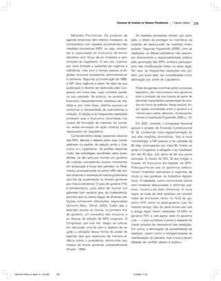 Governos de Coalizão no Sistema Presidencial ... | Fabiano Santos

Medidas Provisórias. Os poderes de
agenda anteriores têm efeitos modestos se
comparados com aqueles provenientes das
medidas provisórias (MP), ou seja, referentes à capacidade do Executivo de emitir
decretos com força de lei imediata e sem
consulta ao Legislativo. O seu uso, a princípio, seria limitado a questões de urgência e
relevância, mas com o tempo passou a englobar inclusive problemas administrativos
e rotineiros. Segundo a Constituição de 1988,
a MP teria vigência a partir da data de sua
publicação e deveria ser apreciada pelo Congresso em trinta dias, caso contrário perderia sua validade. Na prática, no entanto, o
Executivo freqüentemente reeditava as medidas e, por meio disso, obtinha sucesso ao
contornar a necessidade de submetê-las a
votação. A edição e as freqüentes reedições
evitavam que o Executivo incorresse nos
custos de formação de maiorias, ao contrário, estes encargos da ação coletiva eram
repassados ao Legislativo.
Compreendidos estes aspectos básicos
das MPs, abre-se o debate sobre suas conseqüências no padrão de relação entre o Executivo e o Legislativo. Tal padrão depende
muito das estratégias escolhidas pelos presidentes; se ele opta por montar um governo
de coalizão concedendo postos ministeriais
em proporção à força dos partidos no Parlamento, provavelmente ao emitir MPs ele tentará observar o interesse da maioria governativa
que lhe dá sustentação (e tentará governar
por meios ordinários). O caso do governo FHC
é emblemático, pois além de montar um
gabinete com razoável grau de coalescência,
permitiu que os textos legais de diversas reedições sofressem alterações negociadas
(Amorim Neto; Tafner, 2002). Collor deu o
exemplo oposto ao formar, no primeiro ano
de governo, um ministério não inclusivo e
ao abusar da edição de MPs originais. O
Congresso, por sua vez, reagiu ao colocar
em discussão uma lei com o objetivo de regular a utilização dessa forma de poder de
agenda, fato que repercutiu de maneira didática sobre o presidente, diminuindo seu
ímpeto de tentar governar unilateralmente
(Power, 1998).

Reforma Política no Brasil_01_272.p65

229

As medidas provisórias tinham, por outro
lado, o efeito de proteger os membros da
coalizão da repercussão de medidas impopulares. Segundo Figueiredo (2000), com as
reedições, os líderes partidários não assumiam diretamente a responsabilidade pública
pela aprovação das MPs, embora participassem das modificações feitas no texto legal.
Por isso, as freqüentes reedições não podem, por outro lado, ser consideradas como
abdicação por parte do Legislativo.
Poder de agenda e controle sobre o processo
legislativo são instrumentos dos governos
para a proteção de sua maioria de apoio de
decisões impopulares e preservação de acordos em torno de políticas. Neste sentido, forjam ações concertadas entre o governo e a
maioria que o apóia, elevando, conseqüentemente, a cooperação (Figueiredo, 2000, p. 12).

Em 2001, contudo, o Congresso Nacional
aprova o projeto de Emenda Constitucional
N° 32, conferindo nova regulamentação ao
uso das medidas provisórias. Sob a nova
metodologia, a MP passou a ter validade de
60 dias, prorrogáveis por mais 60, findos os
quais o Congresso é obrigado a se manifestar
em até 45 dias, sob pena de ter sua pauta
trancada. O intuito da PEC 32 era mitigar o
ímpeto do Executivo em legislar via MPs.
Pressupunha-se que os governos selecionariam medidas relevantes e urgentes de
modo a não paralisar os trabalhos legislativos. A realidade, como comumente ocorre
com matérias relacionadas a reformas políticas, mostrou-se bem diferente. A nova
regra, ao invés de inibir, produziu um número
maior de emissões tanto no final do governo FHC como no atual governo Lula. Ao
mesmo tempo, fato de certa forma raro sob
a antiga regra, foram rejeitadas 14 MPs no
governo FHC e, até agora, sete no governo
Lula — o que corrobora o ponto a respeito do
manto protetor do mecanismo das reedições.
Em suma, a eliminação da possibilidade de
reedição, assim como a obrigatoriedade da
manifestação do plenário, traz à tona a possibilidade de conflito aberto e público.

01/08/06, 17:30

229

 