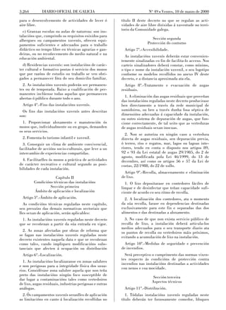 3.264         DIARIO OFICIAL DE GALICIA                                   No 49 L Venres, 10 de marzo de 2000

para o desenvolvemento de actividades de lecer ó          título II deste decreto no que se regulan as acti-
aire libre.                                               vidades de aire libre dirixidas á xuventude no terri-
  c) Granxas escolas ou aulas de natureza: son ins-       torio da Comunidade galega.
talacións que, cumprindo os requisitos esixidos para
albergues ou campamentos xuvenís, ofrecen equi-                             Sección segunda
pamentos suficientes e adecuados para o traballo                         Protección do contorno
didáctico no tempo libre en técnicas agrarias e gan-       Artigo 7º.-Accesibilidade.
deiras, ou no recoñecemento do medio natural e na
                                                            As instalacións xuvenís deberán estar convenien-
educación ambiental.
                                                          temente sinalizadas co fin de facilita-lo acceso. Nos
  d) Residencias xuvenís: son instalacións de carác-      carteis sinalizadores deberá constar, como mínimo,
ter cultural e formativo postas ó servicio dos mozos      o tipo e nome da instalación xuvenil, o seu logotipo
que por razóns de estudio ou traballo se ven obri-        conforme os modelos recollidos no anexo IV deste
gados a permanecer fóra do seu domicilio familiar.        decreto, e a distancia aproximada ata ela.
  2. As instalacións xuvenís poderán ser permanen-          Artigo 8º.-Tratamento e evacuación de augas
tes ou de temporada. Baixo a cualificación de per-        residuais.
manentes inclúense todas aquelas que permanecen
abertas ó público durante todo o ano.                       1. A eliminación das augas residuais que proveñan
                                                          das instalacións reguladas neste decreto producirase
  Artigo 4º.-Fins das instalacións xuvenís.               ben directamente a través da rede municipal de
  Os fins das instalacións xuvenís antes descritas        sumidoiros, ou ben a través dunha fosa séptica de
son:                                                      dimensións adecuadas á capacidade da instalación,
                                                          ou outro sistema de depuración de augas, que fun-
  1. Proporcionar aloxamento e manutención ós             cione correctamente, de tal xeito que as verteduras
mozos que, individualmente ou en grupo, demanden          de augas residuais sexan inocuas.
os seus servicios.
                                                            2. Non se autoriza en ningún caso a vertedura
  2. Fomenta-lo turismo infantil e xuvenil.               directa de augas residuais, sen depuración previa,
  3. Conseguir un clima de ambiente convivencial,         ó terreo, ríos e regatos, mar, lagos ou lagoas inte-
facilitador de accións socio-culturais, que leve a un     riores, tendo en conta o disposto nos artigos 89,
intercambio de experiencias compartidas.                  92 e 93 da Lei estatal de augas 29/1985, do 2 de
                                                          agosto, modificada pola Lei 46/1999, do 13 de
  4. Facilitarlles ós mozos a práctica de actividades     decembro, así como os artigos 56 e 57 da Lei de
de carácter recreativo e cultural segundo as posi-        costas, 22/1988, do 22 de xullo.
bilidades de cada instalación.
                                                            Artigo 9º.-Recolla, almacenamento e eliminación
                     Capítulo II                          de lixo.
         Condicións técnicas das instalacións               1. O lixo depositarase en contedores fáciles de
                  Sección primeira                        limpar e de desinfectar que teñan capacidade sufi-
         Ámbito de aplicación e localización              ciente de acordo co seu ritmo de recolla.
  Artigo 5º.-Ámbito de aplicación.                          2. A localización dos contedores, ata o momento
  As condicións técnicas reguladas neste capítulo,        da súa recolla, farase en dependencias destinadas
sen prexuízo das demais normativas sectoriais que         exclusivamente para este fin e separadas das dos
lles sexan de aplicación, serán aplicables:               alimentos e das destinadas a aloxamento.
  1. As instalacións xuvenís reguladas neste decreto        3. No caso de que non exista servicio público de
que se recoñezan a partir da súa entrada en vigor.        recolla de lixo, a instalación deberá articula-los
                                                          medios adecuados para o seu transporte diario ata
  2. As zonas afectadas por obras de reforma que          os puntos de recolla ou vertedoiros máis próximos,
se fagan nas instalacións xuvenís reguladas neste         evitando a acumulación de lixo na instalación.
decreto existentes naquela data e que se recoñezan
como tales, cando impliquen modificacións subs-             Artigo 10º.-Medidas de seguridade e prevención
tanciais que afecten á ocupación ou distribución          de incendios.
  Artigo 6º.-Localización.                                  Será preceptivo o cumprimento das normas vixen-
                                                          tes respecto ás condicións de protección contra
  1. As instalacións localizaranse en zonas salubres
                                                          incendios nas instalacións destinadas a actividades
e non perigosas para a integridade física dos usua-
                                                          con nenos e coa mocidade.
rios. Considérase zona salubre aquela que non teña
preto das instalacións ningún foco susceptible de
                                                                             Sección terceira
dar lugar a contaminacións tales como vertedoiros
                                                                            Aspectos técnicos
de lixo, augas residuais, industrias perigosas e outras
análogas.                                                  Artigo 11º.-Distribución.
  2. Ós campamentos xuvenís seranlles de aplicación          1. Tódalas instalacións xuvenís reguladas neste
as limitacións en canto á localización recollidas no      título deberán ter forzosamente comedor, bloques
 