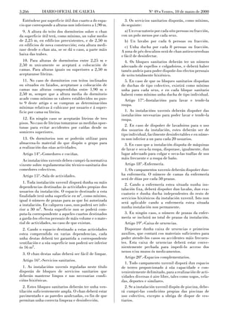 3.266        DIARIO OFICIAL DE GALICIA                                   No 49 L Venres, 10 de marzo de 2000

  Enténdese por superficie útil dun cuarto a do espa-      3. Os servicios sanitarios disporán, como mínimo,
cio que corresponde a alturas non inferiores a 1,90 m.   do seguinte:
  9. A altura do teito dos dormitorios sobre o chan        a) Un evacuatorio por cada oito persoas ou fracción,
da superficie útil terá, como mínimo, un valor medio     con un polo menos por cada sexo.
de 2,25 m, en edificios preexistentes, e de 2,50 m         b) Un lavabo por cada 6 persoas ou fracción.
en edificios de nova construcción; esta altura medi-       c) Unha ducha por cada 8 persoas ou fracción.
rase desde o chan ata, se se dá o caso, a parte máis     A zona de pés descalzos será de chan antiescorreduas
baixa das trabes.                                        e fácil de desinfectar.
  10. Para alturas de dormitorios entre 2,25 m e           4. Os bloques sanitarios deberán ter un número
2,50 m unicamente se aceptará a colocación de            adecuado de espellos e colgadoiros, e deberá haber
camas. Para alturas iguais ou superiores a 2,50 m        tamén andeis para poder dispoñe-los efectos persoais
aceptaranse liteiras.                                    de xeito totalmente hixiénico.
  11. No caso de dormitorios con teitos inclinados         5. En caso de que os bloques sanitarios dispoñan
ou situados en faiados, aceptarase a colocación de       de duchas de tipo colectivo, existirá como mínimo
camas nas alturas comprendidas entre 1,90 m e            unha para cada sexo, e en cada bloque sanitario
2,50 m, sempre que a altura media do dormitorio          haberá como mínimo unha ducha de tipo individual.
acade como mínimo os valores establecidos no pun-          Artigo 17º.-Instalacións para lavar e tende-la
to 9 deste artigo e se cumpran as determinacións         roupa.
mínimas relativas á cubicaxe por usuario e á super-
ficie por cama ou liteira.                                 1. As instalacións xuvenís deberán dispoñer das
                                                         instalacións necesarias para poder lavar e tende-la
  12. En ningún caso se aceptarán liteiras de tres       roupa.
pisos. No caso de liteiras tomaranse as medidas opor-
tunas para evitar accidentes por caídas desde os           2. En caso de dispoñer de lavadoiros para o uso
somieres superiores.                                     dos usuarios da instalación, estes deberán ser de
                                                         tipo individual, facilmente desinfectables e en núme-
  13. Os dormitorios non se poderán utilizar para        ro non inferior a un para cada 20 usuarios.
almacena-lo material do que dispón o grupo para            3. En caso que a instalación dispoña de máquinas
a realización das súas actividades.                      de lavar e seca-la roupa, disporase, igualmente, dun
  Artigo 14º.-Comedores e cociñas.                       lugar adecuado para colgar e seca-las toallas de uso
                                                         máis frecuente e a roupa de baño.
  As instalacións xuvenís deben cumpri-la normativa
vixente sobre regulamentación técnico-sanitaria dos        Artigo 18º.-Enfermería.
comedores colectivos.                                      1. Os campamentos xuvenís deberán dispoñer dun-
  Artigo 15º.-Sala de actividades.                       ha enfermería. O número de camas da enfermería
                                                         será de dúas por cada 50 prazas.
  1. Toda instalación xuvenil disporá dunha ou máis
                                                           2. Cando a enfermería estea situada nunha ins-
dependencias destinadas ás actividades propias dos
                                                         talación fixa, deberá dispoñer dun lavabo, dun eva-
usuarios da instalación. O espacio destinado a esta
                                                         cuatorio e dunha ducha independentes do resto de
finalidade terá unha superficie en m2, como mínimo,
                                                         servicios hixiénicos da instalación xuvenil. Isto non
igual ó número de prazas para as que foi autorizada
                                                         será aplicable cando a enfermería estea situada
a instalación. En calquera caso, non poderá ser infe-
                                                         nunha instalación non permanente.
rior a 30 m2. Nesta superficie non se poderá com-
puta-la correspondente a aqueles cuartos destinados        3. En ningún caso, o número de prazas da enfer-
a garda-los efectos persoais de máis volume e o mate-    mería se incluirá no total de prazas da instalación.
rial de actividades, no caso de que existan.               Artigo 19º.-Caixa de urxencias.
  2. Cando o espacio destinado a estas actividades         Disporase dunha caixa de urxencias e primeiros
estea comprendido en varias dependencias, cada           auxilios, que contará cos materiais suficientes para
unha destas deberá ter garantida a correspondente        poder atende-los casos ou accidentes máis frecuen-
ventilación e a súa superficie non poderá ser inferior   tes. Esta caixa de urxencias deberá estar conve-
ós 16 m2.                                                nientemente pechada para impedi-lo acceso dos
                                                         nenos e/ou mozos ós medicamentos.
  3. O chan destas salas deberá ser fácil de limpar.
                                                           Artigo 20º.-Espacios complementarios.
  Artigo 16º.-Servicios sanitarios.
                                                           1. Todo campamento xuvenil disporá dun espacio
  1. As instalacións xuvenís reguladas neste título      de terreo proporcionado á súa capacidade e con-
disporán de bloques de servicios sanitarios que          venientemente delimitado, para a realización de acti-
deberán manterse limpos e nas necesarias condi-          vidades diversas ó aire libre, tales como xogos, vela-
cións hixiénicas.                                        das, deportes e similares.
   2. Estes bloques sanitarios deberán ter unha ven-       2. Se a instalación xuvenil dispón de piscina, debe-
tilación suficientemente ampla. O chan deberá estar      rá cumpri-las condicións propias das piscinas de
pavimentado e as paredes azulexadas, co fin de que       uso colectivo, excepto a obriga de dispor de ves-
permitan unha correcta limpeza e desinfección.           tiarios.
 