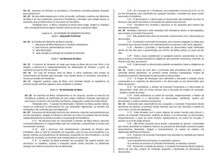 Art. 22 - Ausentes, em Plenário, os Secretários, o Presidente convidará qualquer Vereador
para substituí-los.
Art. 23 - Na hora determinada para o início da Sessão, verificada a ausência dos Membros
da Mesa e de seus substitutos, assumirá a Presidência o Vereador mais votado dentre os
presentes, que escolherá entre os seus pares um Secretário.
Parágrafo único - A Mesa, composta na forma deste artigo, dirigirá os trabalhos
até o comparecimento de algum membro titular ou de seus substitutos legais.
Capítulo IV - DA EXTINÇÃO DO MANDATO DA MESA
Seção I - Disposição Preliminar
Art. 24 - As funções dos Membros da Mesa cessarão:
I - pela posse da Mesa eleita para o mandato subseqüente;
II - pela renúncia, apresentada por escrito;
III - pela destituição;
IV - pela cassação ou extinção do mandato de Vereador.
Seção II - Da Renúncia da Mesa
Art. 25 - A renúncia do Vereador ao cargo que ocupa na Mesa dar-se-á por ofício a ela
dirigido e efetivar-se-á independentemente de deliberação do Plenário, a partir do
momento em que for lido em sessão.
Art. 26 - Em caso de renúncia total da Mesa, o ofício respectivo será levado ao
conhecimento do Plenário pelo Vereador mais votado dentre os presentes, exercendo o
mesmo as funções de Presidente.
Art. 27 - Vagando qualquer cargo da Mesa, será realizada eleição no expediente da
primeira sessão ordinária seguinte, para completar o mandato.
Seção III - Da Destituição da Mesa
Art. 28 - Os membros da Mesa, isoladamente ou em conjunto, quando no exercício da
Presidência, poderão ser destituídos de seus cargos mediante resolução aprovada por
dois terços, no mínimo, dos membros da Câmara, assegurado o direito de ampla defesa.
Parágrafo único - É passível de destituição o Membro da Mesa quando faltoso,
omisso ou ineficiente no desempenho de suas atribuições regimentais, ou exorbite das
atribuições a ele conferidas por este Regimento.
Art. 29 - O processo de destituição terá início por denúncia, subscrita necessariamente por
um dos Vereadores, dirigida ao Plenário e lida pelo seu autor em qualquer fase da Sessão,
independentemente de prévia inscrição ou autorização da Presidência.
§ 1º - Na denúncia deve ser mencionado o membro da Mesa faltoso, descritas
circunstanciadamente as irregularidades que tiver praticado e especificadas as provas que
se pretendem produzir.
§ 2º - Lida a denúncia, será imediatamente submetida ao Plenário pelo
Presidente, salvo se este for envolvido nas acusações, caso em que essa providência e as
demais relativas ao procedimento de destituição competirão ao Vice-Presidente e, se este
também for envolvido, ao Vereador mais votado dentre os presentes.
§ 3º - O membro da Mesa envolvido nas acusações não poderá presidir nem
secretariar os trabalhos, quando e enquanto estiver sendo discutido ou deliberado
qualquer ato relativo ao processo de sua destituição.
§ 4º - Se o acusado for o Presidente, será substituído na forma do § 2º e se for
um dos Secretários, será substituído por qualquer Vereador, convidado por quem estiver
exercendo a Presidência.
§ 5º - O denunciante e o denunciado ou denunciados são impedidos de votar na
denúncia, não sendo necessária a convocação de suplente para esse ato.
§ 6º - Considerar-se-á recebida a denúncia se for aprovada pela maioria dos
Vereadores presentes.
Art. 30 - Recebida a denúncia, serão sorteados três Vereadores dentre os desimpedidos,
para compor a Comissão Processante.
§ 1º - Não poderão fazer parte da Comissão o denunciante nem o denunciado ou
denunciados.
§ 2º - Constituída a Comissão Processante, seus membros elegerão um deles para
Presidente que marcará reunião a ser realizada dentre as quarenta e oito horas seguintes.
§ 3º - Reunida a Comissão, o denunciado ou denunciados serão notificados
dentro de três dias para a apresentação, por escrito, de defesa prévia, no prazo de dez
dias.
§ 4º - Findo o prazo estabelecido no parágrafo anterior, apresentada ou não a
defesa prévia, a Comissão procederá às diligências que entender necessárias, emitindo, ao
final de vinte dias, seu parecer.
§ 5º - O denunciado ou denunciados poderão acompanhar todas as diligências da
Comissão.
Art. 31 - Findo o prazo de vinte dias e concluindo pela procedência das acusações, a
Comissão deverá apresentar, na primeira sessão ordinária subseqüente, Projeto de
Resolução propondo a destituição do denunciado ou denunciados.
§ 1º - O Projeto de Resolução será submetido a discussão e votação únicas,
convocando-se os suplentes do denunciante e do denunciado ou dos denunciados para
efeito de quorum.
§ 2º - Os Vereadores, o Relator da Comissão Processante e o denunciado ou
denunciados, terão cada um trinta minutos para a discussão do projeto de resolução,
vedada a cessão de tempo.
§ 3º - Terão preferência na ordem de inscrição, respectivamente, o Relator da
Comissão Processante e o denunciado ou denunciados, obedecida, quanto aos
denunciados, a ordem constante da denúncia.
Art. 32 - Concluindo pela improcedência das acusações, a Comissão Processante deverá
apresentar seu parecer na primeira sessão ordinária, para ser lido, discutido e votado em
turno único, na fase do expediente.
§ 1º - Cada Vereador terá o prazo máximo de quinze minutos para discutir o
parecer da Comissão Processante, cabendo ao Relator e ao denunciado ou denunciados,
respectivamente, o prazo de trinta minutos, obedecendo-se, na ordem de inscrição, o
previsto no § 3º do artigo anterior.
§ 2º - Não sendo concluída nessa sessão a apreciação do parecer a autoridade
que estiver presidindo os trabalhos relativos ao processo de destituição convocará sessões
extraordinárias destinadas, integral e exclusivamente, ao exame da matéria, até
deliberação definitiva do Plenário.
§ 3º - O parecer da Comissão Processante será aprovado ou rejeitado por maioria
simples, procedendo-se:
a) ao arquivamento do processo, se aprovado o parecer;
b) à remessa do processo à Comissão Permanente, se rejeitado o parecer.
§ 4º - Ocorrendo a rejeição do parecer, a Comissão Permanente deverá elaborar,
dentro de três dias, projeto de resolução propondo a destituição do denunciado ou
denunciados.
 