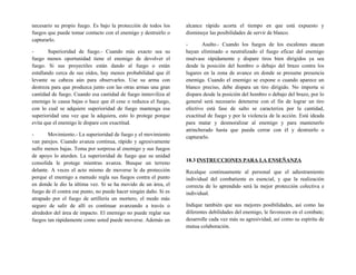 necesario su propio fuego. Es bajo la protección de todos los
fuegos que puede tomar contacto con el enemigo y destruirlo o
capturarlo.
- Superioridad de fuego.- Cuando más exacto sea su
fuego menos oportunidad tiene el enemigo de devolver el
fuego. Si sus proyectiles están dando al fuego o están
estallando cerca de sus oídos, hay menos probabilidad que él
levante su cabeza aún para observarlos. Use su arma con
destreza para que produzca junto con las otras armas una gran
cantidad de fuego. Cuando esa cantidad de fuego inmoviliza al
enemigo le causa bajas o hace que él cese o reduzca el fuego,
con lo cual se adquiere superioridad de fuego mantenga esa
superioridad una vez que la adquiera, esto lo protege porque
evita que el enemigo le dispare con exactitud.
- Movimiento.- La superioridad de fuego y el movimiento
van parejos. Cuando avanza continua, rápido y agresivamente
sufre menos bajas. Toma por sorpresa al enemigo y sus fuegos
de apoyo lo aturden. La superioridad de fuego que su unidad
consolida le protege mientras avanza. Busque un terreno
delante. A veces el acto mismo de moverse le da protección
porque el enemigo a menudo regla sus fuegos contra el punto
en donde le dio la última vez. Si se ha movido de un área, el
fuego de él contra ese punto, no puede hacer ningún daño. Si es
atrapado por el fuego de artillería un mortero, el modo más
seguro de salir de allí es continuar avanzando a través o
alrededor del área de impacto. El enemigo no puede reglar sus
fuegos tan rápidamente como usted puede moverse. Además un
alcance rápido acorta el tiempo en que está expuesto y
disminuye las posibilidades de servir de blanco.
- Asalto.- Cuando los fuegos de los escalones atacan
hayan eliminado o neutralizado el fuego eficaz del enemigo
muévase rápidamente y dispare tiros bien dirigidos ya sea
desde la posición del hombro o debajo del brazo contra los
lugares en la zona de avance en donde se presume presencia
enemiga. Cuando el enemigo se expone o cuando aparece un
blanco preciso, debe dispara un tiro dirigido. No importa si
dispara desde la posición del hombro o debajo del brazo, por lo
general será necesario detenerse con el fin de lograr un tiro
efectivo está fase de salto se caracteriza por la cantidad,
exactitud de fuego y por la violencia de la acción. Está ideada
para matar y desmoralizar al enemigo y para mantenerlo
atrincherado hasta que pueda cerrar con él y destruirlo o
capturarlo.
18.3 INSTRUCCIONES PARA LA ENSEÑANZA
Recalque continuamente al personal que el adiestramiento
individual del combatiente es esencial, y que la realización
correcta de lo aprendido será la mejor protección colectiva e
individual.
Indique también que sus mejores posibilidades, así como las
diferentes debilidades del enemigo, le favorecen en el combate;
desarrolle cada vez más su agresividad, así como su espíritu de
mutua colaboración.
 
