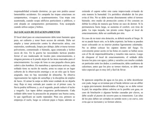 responsabilidad evitando dormirse, ya que esto podría causar
lamentables accidentes. En campaña las tropas estacionan en
campamentos, vivaques y acantonamientos. Una tropa esta
acantonada, cuando ocupa edificios particulares o públicos, o
está alojada en campamentos permanentes. Esta acampada
cuando utiliza carpas y bohíos.
24.3 LOCALES DE ESTACIONAMIENTOS
El local ideal para un estacionamiento debe tener bastante agua
pura, ser cubierto y tener buen acceso de entrada. Debe ser
amplio y tener protección contra la observación aérea, con
matorrales, sombreada, limpia por debajo; debe evitarse terreno
polvoriento, contaminado o húmedo, agua estancada y lechos
secos de ríos. En la guerra las necesidades tácticas pueden
forzar el uso inadecuado de locales para estacionamiento, a
ninguna persona se le puede alejar de las áreas marcadas para el
estacionamiento. La carpa de lona es una pequeña choza para
cubrir a dos hombres. En maniobras y operaciones activas, cada
soldado tiene su ración de rancho, arma su carpa en un lugar
cubierto de la observación enemiga y en un sitio que le fuere
asignado, mas no hay necesidad de alinearlas. Se observa
rigurosamente las reglas de camuflaje y la disciplina de empleo
de luces. Al armar la carpa se debe tener cuidado de no dejarla
muy floja ni muy estirada por cuanto en el primer caso, la
lluvia podría infiltrarse; y, en el segundo, puede reducir el techo
y rasgarlo. Las tapas deben asegurarse perfectamente. Cada
soldado debe tener la precaución de preparar una buena cama,
lo que significará un sueño reparador. Para eso, primero se
empareja el suelo, luego se colocan pajas u hojas; además se
extiende el capote sobre esta cama improvisada evitando de
esta manera la humedad. Un periódico alrededor de los pies
evita el frío. No se debe acostar directamente sobre el terreno
húmedo; otro medio de protección contra el frío consiste en
doblar la cobija de manera que forme un saco de dormir. Si la
permanencia fuera larga, se aumenta el confort, con tiras de
paño. La ropa mojada, tan pronto como llegue al local de
estacionamiento, debe ser cambiada por otra.
En caso de no tener otra dotación, se deberá secarla al fuego. Si
no se puede hacer esto, se la debe exprimir, las botas se pueden
secar colocando en su interior piedras ligeramente calentadas.
No se deben colocar los zapatos dentro del fuego. Es
conveniente poner aceite en las botas en cuanto se hallan secas
con el fin de impermeabilizarlas y tonarles más suaves. Luego
de chequear el local de estacionamiento, el soldado debe
lavarse los pies con agua y jabón y secarlos con mucho cuidado
en particular entre los dedos; a continuación, debe cambiarse de
calcetines; antes que los pies se tornen rústicos, se debe usar
talco especial que es muy útil y fácil de llevar.
Si aparecen ampollas de agua en los pies, se debe desinfectar
con yodo, luego se revientan por el borde inferior con un alfiler
o aguja previamente desinfectados al fuego; no se debe retirar
la piel, las ampollas deben cubrirse en lo posible con gasa, en
caso de hinchazón o algunas heridas causadas por clavos, se
debe acudir al puesto de socorro para su tratamiento. Las uñas
de los pies deben ser cortadas en sentido recto y no curvo, esto
evita que se incrusten y se formen uñeros.
 
