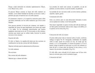 Pasaje a nado utilizando los métodos suplementarios: Meyer,
Lira, Meyer Lira y otros.
El proceso Meyer consiste en hacer del rollo maletero un
flotador, con la doble finalidad de facilitar su travesía a nado y
permitir que pase el material seco a la orilla opuesta.
El armamento colectivo y la respectiva munición pasan sobre
una balsa construida con los rollos maleteros que sirven como
flotador.
Este proceso permite la travesía por sorpresa, con rapidez y
seguridad, de cursos de agua importantes, por jinetes que sepan
o no nadar. Se ha constatado prácticamente que buenos
nadadores atraviesan un río de 70 m de ancho en dos minutos,
mientras que jinetes que no sabían nadar, hicieron la misma
travesía en tres minutos.
Fijación del rollo:
El rollo va fijado a la espalda del jinete por dos acciones en
combinación con las dos correas del rollo delantero.
Material utilizado para la administración del proceso:
Un rollo maletero.
Dos acciones.
Dos correas del rollo delantero.
Material que va dentro del rollo:
Las prendas de muda (una camisa, un pantalón, un par de
polainas, un terno interior, un par de medias, un pañuelo).
Las prendas de uso: (un terno verde, un terno interior, polainas,
espuelas, capote, gorra).
Cerramiento del rollo:
Está a su criterio, pero no será demasiado reforzado el cierre
con un pedazo de cuerda, si esto fuera posible.
Para mayor seguridad, se ajusta a la boca del rollo de modo que
un lado quede exactamente sobre el otro, luego se lo dobla y se
lo aprieta con la correa (Fig. 82 ).
Colocación del rollo en el jinete:
El jinete debe poner todo el material sobre el suelo, conforme
indique la figura No 83. Enseguida, tendiéndose de espalda
sobre el rollo, ajuste los aviones en cruz, de modo que las
puntas 1 y 2, se correspondan y lo mismo las puntas 3 y 4 en el
pecho. Luego se aprieta la correa que va a servir de cinturón; se
pone de pie y se pasa entre las piernas la otra correa y se la
amarra a las acciones cruzándola. (Fig. 83 ).
El rollo debe estar colocado de tal manera que la boca mire
hacia la corriente para evitar la entrada de agua.
Colocación del fusil:
 