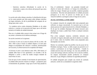 - Interiores estrechos dificultando la acción de la
tripulación y sujeta a los efectos del proyectil que entra
en su interior.
La acción nula sobre abrigos estrechos; la distribución del peso
en los carros permite que ellos pasen sobre abrigos estrechos
sin lograr afectarlos, de ahí la posibilidad del ocupante de un
abrigo para estar a salvo.
La conducta activa contra elementos blindados es de orden
colectivo y consiste en la ejecución del fuego, que es de hecho
normal en el ámbito de unidad elemental.
Para eso, el soldado debe conocer cómo actuar con el fuego de
sus armas o elementos de la defensa antitanque.
Su acción consistirá en la siguiente:
-Al divisar el carro en la zona de alcance útil de su arma (de
200 a 300 m para el fusil) el soldado dispara a la torre para
obligar al comandante del vehículo a ocultarse, disminuyendo
así la acción y la observación de los ocupantes del tanque.
-Al divisar el carro a una distancia entre 100 y 209 metros, el
soldado debe hacer el tiro apuntando a la escotilla a fin de
obligarles a cerrar y sobre las ruedas (orugas) tratando de
inmovilizar al carro.
Caso de que el carro continúe el movimiento de aproximación,
el soldado debe procurar retirarse al refugio y prepararse para
el lanzamiento de granadas. Luego que el carro haya pasado la
fosa, el combatiente lanzará sus granadas tomando por
objetivo el motor del vehículo y el tanque de combustible, o
sobres las orugas. Siempre que sea posible, empleará granadas
incendiarias. Para huir del aplastamiento el soldado procurará
protegerse en su foso. Es preciso no olvidar que en esta
situación también se protegerá contra el fuego de los carros.
29.3 EL CENTINELA ANTICARRO
En cualquier situación de campaña debe estar preparado para
enfrentar un ataque mecanizado. Es necesario que se dé una
alarma precisa de la aproximación de los vehículos blindados, a
fin de que las unidades dispongan del tiempo necesario para
desplegar sus tropas y poder hacer frente a cualquier amenaza
del enemigo.
Para evitar cualquier sorpresa, centinelas anticarro son
colocados en lugares adecuados para dar la alarma a su unidad,
por lo tanto, todos los hombres deben estar preparados para
desempeñar esta misión.
Misión: los centinelas vigilan las posibles vías de acceso de los
blindados enemigos. Nunca se debe ocupar una posición en el
camino o permanecer en un lugar descubierto. Cuando la
unidad estuviera lejos del enemigo, las vías más probables de
acceso del enemigo serán las carreteras. En la zona de combate,
los ataques mecanizados pueden producirse en cualquier
dirección, lo que obligará a mantener la seguridad perimetral.
El soldado designado para cumplir una misión de centinela
anticarro, recibe de su comandante la siguiente orden:
 