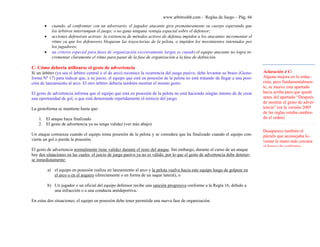 www.arbitroshb.com - Reglas de Juego – Pág. 66
• cuando, al confrontar con un adversario, el jugador atacante gira prematuramente su cuerpo esperando que
los árbitros interrumpan el juego; o no gana ninguna ventaja espacial sobre el defensor;
• acciones defensivas activas: la existencia de métodos activos de defensa impiden a los atacantes incrementar el
ritmo ya que los defensores bloquean las trayectorias de la pelota, o impiden los movimientos intentados por
los jugadores;
• un criterio especial para fases de organización excesivamente largas es cuando el equipo atacante no logra in-
crementar claramente el ritmo para pasar de la fase de organización a la fase de definición.
C. Cómo debería utilizarse el gesto de advertencia
Si un árbitro (ya sea el árbitro central o el de arco) reconoce la ocurrencia del juego pasivo, debe levantar su brazo (Gesto-
forma Nº 17) para indicar que, a su juicio, el equipo que está en posesión de la pelota no está tratando de llegar a una posi-
ción de lanzamiento al arco. El otro árbitro debería también mostrar el mismo gesto.
El gesto de advertencia informa que el equipo que está en posesión de la pelota no está haciendo ningún intento de de crear
una oportunidad de gol, o que está demorando repetidamente el reinicio del juego.
La gestoforma se mantiene hasta que:
1. El ataque haya finalizado
2. El gesto de advertencia ya no tenga validez (ver más abajo)
Un ataque comienza cuando el equipo toma posesión de la pelota y se considera que ha finalizado cuando el equipo con-
vierte un gol o pierde la posesión.
El gesto de advertencia normalmente tiene validez durante el resto del ataque. Sin embargo, durante el curso de un ataque
hay dos situaciones en las cuales el juicio de juego pasivo ya no es válido, por lo que el gesto de advertencia debe detener-
se inmediatamente:
a) el equipo en posesión realiza un lanzamiento al arco y la pelota vuelve hacia este equipo luego de golpear en
el arco o en el arquero (directamente o en forma de un saque lateral), o
b) Un jugador o un oficial del equipo defensor recibe una sanción progresiva conforme a la Regla 16, debido a
una infracción o a una conducta antideportiva.
En estas dos situaciones, el equipo en posesión debe tener permitida una nueva fase de organización.
Aclaración 4 C:
Alguna mejora en la redac-
ción, pero fundamentalmen-
te, se mueve este apartado
hacia arriba para que quede
antes del apartado “Después
de mostrar el gesto de adver-
tencia” (en la versión 2005
de las reglas estaba cambia-
do el orden)
Desaparece también el
párrafo que aconsejaba le-
vantar la mano más cercana
al banco de suplentes
 