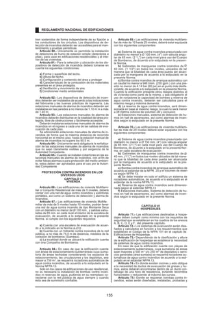 tren sostenidos de forma independiente de su fijación a
los conductores de los circuitos. Los dispositivos de de-
tección de incendios deberán ser accesibles para el man-
tenimiento y pruebas periódicas.
Artículo 60.- Únicamente es permitida la instalación
de detectores de humo de estación simple (detectores a
pilas), para usos en edificaciones residenciales y al inte-
rior de las viviendas.
Artículo 61.- Para la selección y ubicación de los dis-
positivos de detección de incendios deberá tomarse en
cuenta los siguientes condiciones:
a) Forma y superficie del techo.
b) Altura del techo.
c) Configuración y contenido del área a proteger
.
d) Características de la combustión de los materiales
presentes en el área protegida.
e) Ventilación y movimiento de aire.
f) Condiciones medio ambientales
Artículo 62.- Los dispositivos de detección de incen-
dios deberán ser instalados de acuerdo a las indicaciones
del fabricante y las buenas prácticas de ingeniería. Las
estaciones manuales de alarma de incendios deberán ser
instaladas en las paredes a no menos de 1.10 m ni a más
de 1.40 m.
Artículo 63.- Las estaciones manuales de alarma de
incendios deberán distribuirse en la totalidad del área pro-
tegida, libre de obstrucciones y fácilmente accesible.
Deberán instalarse estaciones manuales de alarma de
incendios en el ingreso a cada una de las salidas de eva-
cuación de cada piso.
Se adicionarán estaciones manuales de alarma de in-
cendios de forma que la máxima distancia de recorrido
horizontal en el mismo piso, hasta la estación manual de
alarma de incendios no supere los 60.0 m.
Artículo 64.- Únicamente será obligatoria la señaliza-
ción de las estaciones manuales de alarma de incendios
que no sean claramente visibles y por exigencia de la
Autoridad Competente.
Artículo 65.- Cuando se instalen cobertores en las es-
taciones manuales de alarma de incendios, con el fin de
evitar falsas alarmas o para protección del medio ambien-
te, estos deben ser aprobados para el uso por la Autori-
dad Competente
CAPITULO V
PROTECCIÓN CONTRA INCENDIOS EN LOS
DIVERSOS USOS
Artículo 66.- Las edificaciones de vivienda Multifami-
liar o Conjunto Residencial de más de 5 niveles, deberá
contar con una red de agua contra incendios y extintores
portátiles, así como un sistema de detección y alarma de
incendios.
Artículo 67.- Las edificaciones de vivienda Multifa-
miliar de más de 5 niveles hasta 10 niveles, podrán tener
una red de agua contra incendio de tipo Montante Seca
con un diámetro no menor de Ø 100 mm., y salidas valvu-
ladas de 65 mm. en cada nivel al interior de la escalera de
evacuación, de acuerdo a lo estipulado en la presente
Norma. si cumple con los siguientes requisitos:
a) Cuenta con una escalera de evacuación de acuer-
do a lo indicado en la Norma A-010
b) Cuenta con un hidrante contra incendios de la red
pública, a no más de 75.0 m de distancia, medidos de la
conexión de bomberos (Siamesa).
c) La localidad donde se ubicará la edificación cuenta
con una Compañía de Bomberos.
Artículo 68.- En caso de que la edificación cuente
con áreas de estacionamiento subterráneas cuya suma-
toria de áreas techadas considerando los espacios de
estacionamiento, las circulaciones y los depósitos, sea
mayor a 750 m2
, se requerirá rociadores automáticos de
agua contra incendios, de acuerdo a lo estipulado en la
Norma NFPA 13.
Solo en los casos de edificaciones de uso residencial,
no es necesaria la instalación de bombas contra incen-
dios ni reservas de agua, pudiendo en su reemplazo co-
nectarse con la red pública de agua siempre y cuando
ésta sea de suministro confiable.
Artículo 69.- Las edificaciones de vivienda multifami-
liar de más de 10 hasta 20 niveles, deberá estar equipada
con los siguientes componentes:
a) Sistema de agua contra incendios presurizada con
diámetro no menor a Ø 100 mm. (4) con válvula angu-
lar de 65 mm. (2 1
/2
) en cada nivel para uso del Cuerpo
de Bomberos, de acuerdo a lo estipulado en la presen-
te Norma.
b) Gabinetes de mangueras contra incendios de Ø
40 mm. (1 1/2) en todos los niveles, ubicados de tal
manera que la totalidad de cada área pueda ser alcan-
zada por la manguera de acuerdo a lo estipulado en la
presente Norma.
c) Bomba contra incendios de arranque automático con
un caudal no menor a 946 l/min. (250 gpm.) con una pre-
sión no menor de 4.14 bar (60 psi) en el punto más desfa-
vorable, de acuerdo a lo estipulado en la presente Norma.
Cuando la edificación presente otros riesgos distintos al
de vivienda como parte de la misma, y sea obligatorio el
uso de rociadores la capacidad de bombeo y reserva de
agua contra incendio, deberán ser calculados para el
máximo riesgo y máxima demanda.
d) La reserva de agua contra incendios, será dimen-
sionada en base al máximo riesgo, la cual no será menor
a 28 metros cúbicos de volumen útil y exclusivo
e) Estaciones manuales, sistema de detección de hu-
mos en hall de ascensores, así como alarmas de incen-
dios según lo estipulado en la presente Norma.
Artículo 70.- Las edificaciones de vivienda multifami-
liar de más de 20 niveles deberá estar equipada con los
siguientes componentes:
a) Sistema de agua contra incendios presurizada con
diámetro no menor a Ø 150 mm. (4) con válvula angular
de 65 mm. (21
/2
) en cada nivel para uso del Cuerpo de
Bomberos, de acuerdo a lo estipulado en la presente Nor-
ma, en cada escalera de evacuación
b) Gabinetes de mangueras contra incendios de Ø
40 mm. (11
/2
) en todos los niveles ubicados de tal mane-
ra que la totalidad de cada área pueda ser alcanzada
por la manguera de acuerdo a lo estipulado en la pre-
sente Norma.
c) Bomba contra incendios de arranque automático de
acuerdo al estándar de la NFPA 20 y el volumen de reser-
va según NFPA 13.
d) Se debe instalar en todo el edificio un sistema de
rociadores automáticos, de acuerdo a lo estipulado en el
estándar de la norma NFPA 13.
e) Reserva de agua contra incendios será dimensio-
nada según el estándar NFPA 13
f) Estaciones manuales, Sistema de detección de hu-
mos en hall de ascensores, así como alarmas de incen-
dios según lo estipulado en la presente Norma.
CAPITULO VI
HOSPEDAJES
Artículo 71.- Las edificaciones destinadas a hospe-
dajes deben cumplir como mínimo con los requisitos de
seguridad que se establecen en los cuadros de los anexos
A, B, C, D, E y F, del presente capítulo.
Artículo 72.- Los sistemas de evacuación serán dise-
ñados y calculados en función a los requerimientos que
establecen el Código de la NFPA 101 en el capitulo de
Edificaciones de Hospedaje.
Artículo 73.- Dependiendo de la clasificación y altura
de la edificación de hospedaje se establece la necesidad
de sistemas de agua contra incendios.
En caso de que la edificación cuente con playas de
estacionamiento subterráneas, cuya sumatoria de áreas
sean mayores a 500 m2
y/o 250 m2
de depósitos o servi-
cios generales (área sumada) se requerirá rociadores au-
tomáticos de agua contra incendios de acuerdo a lo esti-
pulado en el estándar NFPA 13.
Artículo 74.- En donde existan cocinas y esto obligue
a la necesidad de ductos de evacuación de grasas y hu-
mos, estos deberán encontrarse dentro de un ducto cor-
tafuego de una hora de resistencia, evitando recorridos
horizontales y reduciendo al máximo las curvas.
Artículo 75.- Donde se requieran bombas contra in-
cendios, estas serán diseñadas, instaladas, probadas y
REGLAMENTO NACIONAL DE EDIFICACIONES
VIVIENDA
155
 