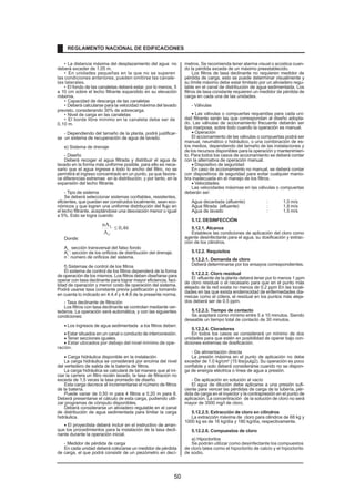 • La distancia máxima del desplazamiento del agua no
deberá exceder de 1,05 m.
• En unidades pequeñas en la que no se superen
las condiciones anteriores, pueden omitirse las canale-
tas laterales.
• El fondo de las canaletas deberá estar, por lo menos, 5
a 10 cm sobre el lecho filtrante expandido en su elevación
máxima.
• Capacidad de descarga de las canaletas
• Deberá calcularse para la velocidad máxima del lavado
previsto, considerando 30% de sobrecarga.
• Nivel de carga en las canaletas
• El borde libre mínimo en la canaleta debe ser de
0,10 m.
- Dependiendo del tamaño de la planta, podrá justificar-
se un sistema de recuperación de agua de lavado.
e) Sistema de drenaje
- Diseño
Deberá recoger el agua filtrada y distribuir el agua de
lavado en la forma más uniforme posible, para ello es nece-
sario que el agua ingrese a todo lo ancho del filtro, no se
permitirá el ingreso concentrado en un punto, ya que favore-
ce diferencias extremas en la distribución, y por tanto, en la
expansión del lecho filtrante.
- Tipo de sistema
Se deberá seleccionar sistemas confiables, resistentes,
eficientes, que puedan ser construidos localmente, sean eco-
nómicos y que logren una uniforme distribución del flujo en
el lecho filtrante, aceptándose una desviación menor o igual
a 5%. Esto se logra cuando:
0,46
A
nA
C
L
£
Donde:
Ac :
sección transversal del falso fondo
AL
: sección de los orificios de distribución del drenaje.
n : número de orificios del sistema.
f) Sistemas de control de los filtros
El sistema de control de los filtros dependerá de la forma
de operación de los mismos. Los filtros deben diseñarse para
operar con tasa declinante para lograr mayor eficiencia, faci-
lidad de operación y menor costo de operación del sistema.
Podrá usarse tasa constante previa justificación y tomando
en cuenta lo indicado en 4.4.4 y 4.4.6 de la presente norma.
- Tasa declinante de filtración
Los filtros con tasa declinante se controlan mediante ver-
tederos. La operación será automática, y con las siguientes
condiciones:
· Los ingresos de agua sedimentada a los filtros deben:
· Estar situados en un canal o conducto de interconexión.
· Tener secciones iguales.
· Estar ubicados por debajo del nivel mínimo de ope-
ración.
· Carga hidráulica disponible en la instalación
La carga hidráulica se considerará por encima del nivel
del vertedero de salida de la batería de filtros.
La carga hidráulica se calculará de tal manera que al ini-
ciar la carrera un filtro recién lavado, la tasa de filtración no
exceda de 1,5 veces la tasa promedio de diseño.
Esta carga decrece al incrementarse el número de filtros
de la batería.
Puede variar de 0,50 m para 4 filtros a 0,20 m para 8.
Deberá presentarse el cálculo de esta carga, pudiendo utili-
zar programas de cómputo disponibles.
Deberá considerarse un aliviadero regulable en el canal
de distribución de agua sedimentada para limitar la carga
hidráulica.
· El proyectista deberá incluir en el instructivo de arran-
que los procedimientos para la instalación de la tasa decli-
nante durante la operación inicial.
- Medidor de pérdida de carga
En cada unidad deberá colocarse un medidor de pérdida
de carga, el que podrá consistir de un piezómetro en decí-
metros. Se recomienda tener alarma visual o acústica cuan-
do la pérdida exceda de un máximo preestablecido.
Los filtros de tasa declinante no requieren medidor de
pérdida de carga, esto se puede determinar visualmente y
su límite máximo debe estar limitado por un aliviadero regu-
lable en el canal de distribución de agua sedimentada. Los
filtros de tasa constante requieren un medidor de pérdida de
carga en cada una de las unidades.
- Válvulas
· Las válvulas o compuertas requeridas para cada uni-
dad filtrante serán las que correspondan al diseño adopta-
do. Las válvulas de accionamiento frecuente deberán ser
tipo mariposa, sobre todo cuando la operación es manual.
· Operación
El accionamiento de las válvulas o compuertas podrá ser
manual, neumático o hidráulico, o una combinación de es-
tos medios, dependiendo del tamaño de las instalaciones y
de los recursos disponibles para la operación y mantenimien-
to. Para todos los casos de accionamiento se deberá contar
con la alternativa de operación manual.
· Dispositivo de seguridad
En caso de accionamiento no manual, se deberá contar
con dispositivos de seguridad para evitar cualquier manio-
bra inadecuada en el manejo de los filtros.
· Velocidades
Las velocidades máximas en las válvulas o compuertas
deberán ser:
Agua decantada (afluente) : 1,0 m/s
Agua filtrada (efluente) : 1,8 m/s
Agua de lavado : 1,5 m/s
5.12. DESINFECCIÓN
5.12.1. Alcance
Establece las condiciones de aplicación del cloro como
agente desinfectante para el agua, su dosificación y extrac-
ción de los cilindros.
5.12.2. Requisitos
5.12.2.1. Demanda de cloro
Deberá determinarse por los ensayos correspondientes.
5.12.2.2. Cloro residual
El efluente de la planta deberá tener por lo menos 1 ppm
de cloro residual o el necesario para que en el punto más
alejado de la red exista no menos de 0.2 ppm En las locali-
dades en las que exista endemicidad de enfermedades dia-
rreicas como el cólera, el residual en los puntos más aleja-
dos deberá ser de 0.5 ppm.
5.12.2.3. Tiempo de contacto
Se aceptará como mínimo entre 5 a 10 minutos. Siendo
deseable un tiempo total de contacto de 30 minutos.
5.12.2.4. Cloradores
En todos los casos se considerará un mínimo de dos
unidades para que estén en posibilidad de operar bajo con-
diciones extremas de dosificación.
- De alimentación directa
La presión máxima en el punto de aplicación no debe
exceder de 1.0 kg/cm2
(15 lbs/pulg2). Su operación es poco
confiable y solo deberá considerarse cuando no se dispon-
ga de energía eléctrica o línea de agua a presión.
- De aplicación en solución al vacío
El agua de dilución debe aplicarse a una presión sufi-
ciente para vencer las pérdidas de carga de la tubería, pér-
dida de carga en el inyector y la contrapresión en el punto de
aplicación. La concentración de la solución de cloro no será
mayor de 3500 mg/l de cloro.
5.12.2.5. Extracción de cloro en cilindros
La extracción máxima de cloro para cilindros de 68 kg y
1000 kg es de 16 kg/día y 180 kg/día, respectivamente.
5.12.2.6. Compuestos de cloro
a) Hipocloritos
Se podrán utilizar como desinfectante los compuestos
de cloro tales como el hipoclorito de calcio y el hipoclorito
de sodio.
REGLAMENTO NACIONAL DE EDIFICACIONES
50
 