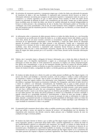 (60) Os princípios do tratamento equitativo e transparente exigem que o titular dos dados seja informado da operação
de tratamento de dados e das suas finalidades. O responsável pelo tratamento deverá fornecer ao titular as
informações adicionais necessárias para assegurar um tratamento equitativo e transparente tendo em conta as cir­
cunstâncias e o contexto específicos em que os dados pessoais forem tratados. O titular dos dados deverá
também ser informado da definição de perfis e das consequências que daí advêm. Sempre que os dados pessoais
forem recolhidos junto do titular dos dados, este deverá ser também informado da eventual obrigatoriedade de
fornecer os dados pessoais e das consequências de não os facultar. Essas informações podem ser fornecidas em
combinação com ícones normalizados a fim de dar, de modo facilmente visível, inteligível e claramente legível
uma útil perspetiva geral do tratamento previsto. Se forem apresentados por via eletrónica, os ícones deverão ser
de leitura automática.
(61) As informações sobre o tratamento de dados pessoais relativos ao titular dos dados deverão ser a este fornecidas
no momento da sua recolha junto do titular dos dados ou, se os dados pessoais tiverem sido obtidos a partir de
outra fonte, dentro de um prazo razoável, consoante as circunstâncias. Sempre que os dados pessoais forem
suscetíveis de ser legitimamente comunicados a outro destinatário, o titular dos dados deverá ser informado
aquando da primeira comunicação dos dados pessoais a esse destinatário. Sempre que o responsável pelo
tratamento tiver a intenção de tratar os dados pessoais para outro fim que não aquele para o qual tenham sido
recolhidos, antes desse tratamento o responsável pelo tratamento deverá fornecer ao titular dos dados
informações sobre esse fim e outras informações necessárias. Quando não for possível informar o titular dos
dados da origem dos dados pessoais por se ter recorrido a várias fontes, deverão ser-lhe fornecidas informações
genéricas.
(62) Todavia, não é necessário impor a obrigação de fornecer informações caso o titular dos dados já disponha da
informação, caso a lei disponha expressamente o registo ou a comunicação dos dados pessoais ou caso a
informação ao titular dos dados se revele impossível de concretizar ou implicar um esforço desproporcionado.
Este último seria, nomeadamente, o caso de um tratamento efetuado para fins de arquivo de interesse público,
para fins de investigação científica ou histórica ou para fins estatísticos. Para esse efeito, deverá ser considerado o
número de titulares de dados, a antiguidade dos dados e as devidas garantias que tenham sido adotadas.
(63) Os titulares de dados deverão ter o direito de aceder aos dados pessoais recolhidos que lhes digam respeito e de
exercer esse direito com facilidade e a intervalos razoáveis, a fim de conhecer e verificar a tomar conhecimento
do tratamento e verificar a sua licitude. Aqui se inclui o seu direito de acederem a dados sobre a sua saúde, por
exemplo os dados dos registos médicos com informações como diagnósticos, resultados de exames, avaliações
dos médicos e quaisquer intervenções ou tratamentos realizados. Por conseguinte, cada titular de dados deverá ter
o direito de conhecer e ser informado, nomeadamente, das finalidades para as quais os dados pessoais são
tratados, quando possível do período durante o qual os dados são tratados, da identidade dos destinatários dos
dados pessoais, da lógica subjacente ao eventual tratamento automático dos dados pessoais e, pelo menos quando
tiver por base a definição de perfis, das suas consequências. Quando possível, o responsável pelo tratamento
deverá poder facultar o acesso a um sistema seguro por via eletrónica que possibilite ao titular aceder diretamente
aos seus dados pessoais. Esse direito não deverá prejudicar os direitos ou as liberdades de terceiros, incluindo o
segredo comercial ou a propriedade intelectual e, particularmente, o direito de autor que protege o software.
Todavia, essas considerações não deverão resultar na recusa de prestação de todas as informações ao titular dos
dados. Quando o responsável proceder ao tratamento de grande quantidade de informação relativa ao titular dos
dados, deverá poder solicitar que, antes de a informação ser fornecida, o titular especifique a que informações ou
a que atividades de tratamento se refere o seu pedido.
(64) O responsável pelo tratamento deverá adotar todas as medidas razoáveis para verificar a identidade do titular dos
dados que solicite o acesso, em especial no contexto de serviços e de identificadores por via eletrónica. Os
responsáveis pelo tratamento não deverão conservar dados pessoais com a finalidade exclusiva de estar em
condições de reagir a eventuais pedidos.
(65) Os titulares dos dados deverão ter direito a que os dados que lhes digam respeito sejam retificados e o «direito a
serem esquecidos» quando a conservação desses dados violar o presente regulamento ou o direito da União ou
dos Estados-Membros aplicável ao responsável pelo tratamento. Em especial, os titulares de dados deverão ter
direito a que os seus dados pessoais sejam apagados e deixem de ser objeto de tratamento se deixarem de ser
necessários para a finalidade para a qual foram recolhidos ou tratados, se os titulares dos dados retirarem o seu
consentimento ou se opuserem ao tratamento de dados pessoais que lhes digam respeito ou se o tratamento dos
seus dados pessoais não respeitar o disposto no presente regulamento. Esse direito assume particular importância
4.5.2016L 119/12 Jornal Oficial da União EuropeiaPT
 