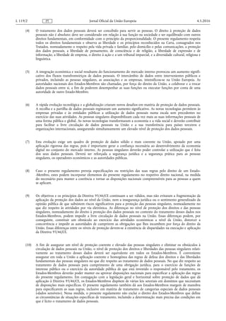 (4) O tratamento dos dados pessoais deverá ser concebido para servir as pessoas. O direito à proteção de dados
pessoais não é absoluto; deve ser considerado em relação à sua função na sociedade e ser equilibrado com outros
direitos fundamentais, em conformidade com o princípio da proporcionalidade. O presente regulamento respeita
todos os direitos fundamentais e observa as liberdade e os princípios reconhecidos na Carta, consagrados nos
Tratados, nomeadamente o respeito pela vida privada e familiar, pelo domicílio e pelas comunicações, a proteção
dos dados pessoais, a liberdade de pensamento, de consciência e de religião, a liberdade de expressão e de
informação, a liberdade de empresa, o direito à ação e a um tribunal imparcial, e a diversidade cultural, religiosa e
linguística.
(5) A integração económica e social resultante do funcionamento do mercado interno provocou um aumento signifi­
cativo dos fluxos transfronteiriços de dados pessoais. O intercâmbio de dados entre intervenientes públicos e
privados, incluindo as pessoas singulares, as associações e as empresas, intensificou-se na União Europeia. As
autoridades nacionais dos Estados-Membros são chamadas, por força do direito da União, a colaborar e a trocar
dados pessoais entre si, a fim de poderem desempenhar as suas funções ou executar funções por conta de uma
autoridade de outro Estado-Membro.
(6) A rápida evolução tecnológica e a globalização criaram novos desafios em matéria de proteção de dados pessoais.
A recolha e a partilha de dados pessoais registaram um aumento significativo. As novas tecnologias permitem às
empresas privadas e às entidades públicas a utilização de dados pessoais numa escala sem precedentes no
exercício das suas atividades. As pessoas singulares disponibilizam cada vez mais as suas informações pessoais de
uma forma pública e global. As novas tecnologias transformaram a economia e a vida social e deverão contribuir
para facilitar a livre circulação de dados pessoais na União e a sua transferência para países terceiros e
organizações internacionais, assegurando simultaneamente um elevado nível de proteção dos dados pessoais.
(7) Esta evolução exige um quadro de proteção de dados sólido e mais coerente na União, apoiado por uma
aplicação rigorosa das regras, pois é importante gerar a confiança necessária ao desenvolvimento da economia
digital no conjunto do mercado interno. As pessoas singulares deverão poder controlar a utilização que é feita
dos seus dados pessoais. Deverá ser reforçada a segurança jurídica e a segurança prática para as pessoas
singulares, os operadores económicos e as autoridades públicas.
(8) Caso o presente regulamento preveja especificações ou restrições das suas regras pelo direito de um Estado-
-Membro, estes podem incorporar elementos do presente regulamento no respetivo direito nacional, na medida
do necessário para manter a coerência e tornar as disposições nacionais compreensíveis para as pessoas a quem
se aplicam.
(9) Os objetivos e os princípios da Diretiva 95/46/CE continuam a ser válidos, mas não evitaram a fragmentação da
aplicação da proteção dos dados ao nível da União, nem a insegurança jurídica ou o sentimento generalizado da
opinião pública de que subsistem riscos significativos para a proteção das pessoas singulares, nomeadamente no
que diz respeito às atividades por via eletrónica. As diferenças no nível de proteção dos direitos e das pessoas
singulares, nomeadamente do direito à proteção dos dados pessoais no contexto do tratamento desses dados nos
Estados-Membros, podem impedir a livre circulação de dados pessoais na União. Essas diferenças podem, por
conseguinte, constituir um obstáculo ao exercício das atividades económicas a nível da União, distorcer a
concorrência e impedir as autoridades de cumprirem as obrigações que lhes incumbem por força do direito da
União. Essas diferenças entre os níveis de proteção devem-se à existência de disparidades na execução e aplicação
da Diretiva 95/46/CE.
(10) A fim de assegurar um nível de proteção coerente e elevado das pessoas singulares e eliminar os obstáculos à
circulação de dados pessoais na União, o nível de proteção dos direitos e liberdades das pessoas singulares relati­
vamente ao tratamento desses dados deverá ser equivalente em todos os Estados-Membros. É conveniente
assegurar em toda a União a aplicação coerente e homogénea das regras de defesa dos direitos e das liberdades
fundamentais das pessoas singulares no que diz respeito ao tratamento de dados pessoais. No que diz respeito ao
tratamento de dados pessoais para cumprimento de uma obrigação jurídica, para o exercício de funções de
interesse público ou o exercício da autoridade pública de que está investido o responsável pelo tratamento, os
Estados-Membros deverão poder manter ou aprovar disposições nacionais para especificar a aplicação das regras
do presente regulamento. Em conjugação com a legislação geral e horizontal sobre proteção de dados que dá
aplicação à Diretiva 95/46/CE, os Estados-Membros dispõem de várias leis setoriais em domínios que necessitam
de disposições mais específicas. O presente regulamento também dá aos Estados-Membros margem de manobra
para especificarem as suas regras, inclusive em matéria de tratamento de categorias especiais de dados pessoais
(«dados sensíveis»). Nessa medida, o presente regulamento não exclui o direito dos Estados-Membros que define
as circunstâncias de situações específicas de tratamento, incluindo a determinação mais precisa das condições em
que é lícito o tratamento de dados pessoais.
4.5.2016L 119/2 Jornal Oficial da União EuropeiaPT
 
