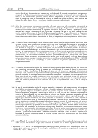 terceiro. Este deverá dar garantias para assegurar um nível adequado de proteção essencialmente equivalente ao
assegurado na União, nomeadamente quando os dados pessoais são tratados num ou mais setores específicos. Em
especial, o país terceiro deverá garantir o controlo efetivo e independente da proteção dos dados e estabelecer
regras de cooperação com as autoridades de proteção de dados dos Estados-Membros, e ainda conferir aos
titulares dos dados direitos efetivos e oponíveis e vias efetivas de recurso administrativo e judicial.
(105) Além dos compromissos internacionais assumidos pelo país terceiro ou pela organização internacional, a
Comissão deverá ter em conta as obrigações decorrentes da participação do país terceiro ou da organização
internacional nos sistemas multilaterais ou regionais, em especial no que diz respeito à proteção dos dados
pessoais, bem como o cumprimento de tais obrigações. Em especial, há que ter em conta a adesão do país
terceiro em causa à Convenção do Conselho da Europa para a Proteção das Pessoas relativamente ao Tratamento
Automatizado de Dados de Caráter Pessoal, de 28 de janeiro de 1981, e ao seu Protocolo Adicional. A Comissão
deverá consultar o Comité quando avaliar o nível de proteção nos países terceiros ou organizações internacionais.
(106) A Comissão deverá controlar a eficácia das decisões sobre o nível de proteção assegurado num país terceiro, num
território ou num setor específico de um país terceiro, ou numa organização internacional, e acompanhar a
eficácia das decisões adotadas com base no artigo 25.o, n.o 6, ou no artigo 26.o, n.o 4, da Diretiva 95/46/CE. Nas
suas decisões de adequação, a Comissão deverá prever um procedimento de avaliação periódica da aplicação
destas. Essa revisão periódica deverá ser feita em consulta com o país terceiro ou a organização internacional em
questão e ter em conta todos os desenvolvimentos pertinentes verificados no país terceiro ou organização interna­
cional. Para efeitos de controlo e de realização das revisões periódicas, a Comissão deverá ter em consideração os
pontos de vista e as conclusões a que tenham chegado o Parlamento Europeu e o Conselho, bem como outros
organismos e fontes pertinentes. A Comissão deverá avaliar, num prazo razoável, a eficácia destas últimas
decisões e comunicar quaisquer resultados pertinentes ao comité na aceção do Regulamento (UE) n.o 182/2011
do Parlamento Europeu e do Conselho (1
), tal como estabelecido no presente regulamento, ao Parlamento
Europeu e ao Conselho.
(107) A Comissão pode reconhecer que um país terceiro, um território ou um setor específico de um país terceiro, ou
uma organização internacional, deixou de assegurar um nível adequado de proteção de dados. Por conseguinte,
deverá ser proibida a transferência de dados pessoais para esse país terceiro ou organização internacional, a
menos que sejam cumpridos os requisitos constantes do presente regulamento relativos a transferências sujeitas a
garantias adequadas, incluindo regras vinculativas aplicáveis às empresas, e derrogações para situações específicas.
Nesse caso, deverão ser tomadas medidas que visem uma consulta entre a Comissão e esse país terceiro ou
organização internacional. A Comissão deverá, em tempo útil, informar o país terceiro ou a organização interna­
cional das razões da proibição e iniciar consultas com o país ou organização em causa, a fim de corrigir a
situação.
(108) Na falta de uma decisão sobre o nível de proteção adequado, o responsável pelo tratamento ou o subcontratante
deverá adotar as medidas necessárias para colmatar a insuficiência da proteção de dados no país terceiro dando
para tal garantias adequadas ao titular dos dados. Tais garantias adequadas podem consistir no recurso a regras
vinculativas aplicáveis às empresas, cláusulas-tipo de proteção de dados adotadas pela Comissão, cláusulas-tipo de
proteção de dados adotadas por uma autoridade de controlo, ou cláusulas contratuais autorizadas por esta
autoridade. Essas medidas deverão assegurar o cumprimento dos requisitos relativos à proteção de dados e o
respeito pelos direitos dos titulares dos dados adequados ao tratamento no território da União, incluindo a
existência de direitos do titular de dados e de medidas jurídicas corretivas eficazes, nomeadamente o direito de
recurso administrativo ou judicial e de exigir indemnização, quer no território da União quer num país terceiro.
Deverão estar relacionadas, em especial, com o respeito pelos princípios gerais relativos ao tratamento de dados
pessoais e pelos princípios de proteção de dados desde a conceção e por defeito. Também podem ser efetuadas
transferências por autoridades ou organismos públicos para autoridades ou organismos públicos em países
terceiros ou para organizações internacionais que tenham deveres e funções correspondentes, nomeadamente
com base em disposições a inserir no regime administrativo, como seja um memorando de entendimento, que
prevejam a existência de direitos efetivos e oponíveis dos titulares dos dados. Deverá ser obtida a autorização da
autoridade de controlo competente quando as garantias previstas em regimes administrativos não forem juridi­
camente vinculativas.
(109) A possibilidade de o responsável pelo tratamento ou o subcontratante utilizarem cláusulas-tipo de proteção de
dados adotadas pela Comissão ou por uma autoridade de controlo não os deverá impedir de incluírem estas
4.5.2016L 119/20 Jornal Oficial da União EuropeiaPT
(1
) Regulamento (UE) n.o 182/2011 do Parlamento Europeu e do Conselho, de 16 de fevereiro de 2011, que estabelece as regras e os
princípios gerais relativos aos mecanismos de controlo pelos Estados‑Membros do exercício das competências de execução pela
Comissão (JO L 55 de 28.2.2011, p. 13).
 