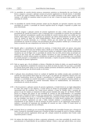 (133) As autoridades de controlo deverão prestar-se mutuamente assistência no desempenho das suas funções, por
forma a assegurar a execução e aplicação coerentes do presente regulamento no mercado interno. A autoridade
de controlo que solicite assistência mútua pode adotar uma medida provisória se não obtiver resposta relati­
vamente a um pedido de assistência mútua no prazo de um mês a contar da receção desse pedido da outra
autoridade de controlo.
(134) As autoridades de controlo deverão participar, sempre que for adequado, em operações conjuntas com outras
autoridades de controlo. A autoridade de controlo requerida deverá ser obrigada a responder ao pedido num
prazo determinado.
(135) A fim de assegurar a aplicação coerente do presente regulamento em toda a União, deverá ser criado um
procedimento de controlo da coerência e para a cooperação entre as autoridades de controlo. Esse procedimento
deverá ser aplicável, nomeadamente, quando uma autoridade de controlo tenciona adotar uma medida que vise
produzir efeitos legais em relação a operações de tratamento que afetem substancialmente um número signifi­
cativo de titulares de dados em vários Estados-Membros. Deverá aplicar-se igualmente sempre que uma
autoridade de controlo interessada, ou a Comissão, solicitar que essa matéria seja tratada no âmbito do
procedimento de controlo da coerência. Esse procedimento não deverá prejudicar medidas que a Comissão possa
tomar no exercício das suas competências nos termos dos Tratados.
(136) Quando aplicar o procedimento de controlo da coerência, o Comité deverá emitir um parecer, num prazo
determinado, se a maioria dos seus membros assim o decidir ou se tal lhe solicitado por qualquer autoridade de
controlo interessada ou pela Comissão. O Comité deverá também ser habilitado a adotar decisões juridicamente
vinculativas em caso de litígio entre as autoridades de controlo. Para esse efeito, deverá emitir, em princípio por
maioria de dois terços dos seus membros, decisões vinculativas em casos claramente definidos em que as
autoridades de controlo tenham posições contraditórias, em especial no âmbito da cooperação entre a autoridade
de controlo principal e as autoridades de controlo interessadas, a respeito da questão de fundo, designadamente
se há violação do presente regulamento.
(137) Pode ser urgente agir, a fim de defender os direitos e liberdades dos titulares de dados, em especial quando haja
perigo de impedimento considerável do exercício de um direito do titular dos dados. Por essa razão, a autoridade
de controlo deverá poder adotar no seu território medidas provisórias devidamente justificadas, válidas por um
período determinado que não deverá exceder os três meses.
(138) A aplicação desse procedimento deverá ser condição de legalidade das medidas tomadas pelas autoridades de
controlo que visem produzir efeitos legais nos casos em que a sua aplicação seja obrigatória. Noutros casos com
dimensão transfronteiras, deverá ser aplicado o procedimento de cooperação entre a autoridade de controlo
principal e as autoridades de controlo interessadas e a assistência mútua e as operações conjuntas poderão ser
realizadas entre as autoridades de controlo interessadas, bilateral ou multilateralmente, sem desencadear o
procedimento de controlo da coerência.
(139) A fim de promover a aplicação coerente do presente regulamento, o Comité deverá ser um órgão independente
da União. Para atingir os seus objetivos, o Comité deverá ser dotado de personalidade jurídica. O Comité é
representado pelo seu presidente. Este Comité deverá substituir o Grupo de Trabalho sobre a proteção das
pessoas no que diz respeito ao tratamento de dados pessoais instituído pelo artigo 29.o da Diretiva 95/46/CE.
Deverá ser composto pelo diretor de uma autoridade de controlo de cada Estado-Membro e da Autoridade
Europeia para a Proteção de Dados ou pelos seus representantes. A Comissão deverá participar nas atividades do
Comité, mas sem direito de voto, e a Autoridade Europeia para a Proteção de Dados deverá também participar
nas suas atividades com direito de voto em casos particulares. O Comité deverá contribuir para a aplicação
coerente do presente regulamento em toda a União, incluindo mediante o aconselhamento da Comissão,
nomeadamente no que respeita ao nível de proteção em países terceiros ou em organizações internacionais, e
mediante a promoção da cooperação das autoridades de controlo em toda a União. O Comité deverá ser
independente no prossecução das suas atribuições.
(140) O Comité deverá ser assistido por um secretariado disponibilizado pela Autoridade Europeia para a Proteção de
Dados. O pessoal da Autoridade Europeia para a Proteção de Dados encarregado de exercer as funções conferidas
ao Comité pelo presente regulamento deverá agir sob a direção exclusiva do presidente deste Comité, sendo
responsável perante o mesmo.
(141) Os titulares dos dados deverão ter direito a apresentar reclamação a uma única autoridade de controlo única,
particularmente no Estado-Membro da sua residência habitual, e direito a uma ação judicial efetiva, nos termos
4.5.2016 L 119/25Jornal Oficial da União EuropeiaPT
 