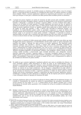 atividade profissional ou comercial. As atividades pessoais ou domésticas poderão incluir a troca de correspon­
dência e a conservação de listas de endereços ou a atividade das redes sociais e do ambiente eletrónico no âmbito
dessas atividades. Todavia, o presente regulamento é aplicável aos responsáveis pelo tratamento e aos subcontra­
tantes que forneçam os meios para o tratamento dos dados pessoais dessas atividades pessoais ou domésticas.
(19) A proteção das pessoas singulares em matéria de tratamento de dados pessoais pelas autoridades competentes
para efeitos de prevenção, investigação, deteção e repressão de infrações penais ou da execução de sanções penais,
incluindo a salvaguarda e a prevenção de ameaças à segurança pública, e de livre circulação desses dados, é
objeto de um ato jurídico da União específico. O presente regulamento não deverá, por isso, ser aplicável às
atividades de tratamento para esses efeitos. Todavia, os dados pessoais tratados pelas autoridades competentes ao
abrigo do presente regulamento deverão ser regulados, quando forem usados para os efeitos referidos, por um
ato jurídico da União mais específico, a saber, a Diretiva (UE) 2016/680 do Parlamento Europeu e do
Conselho (1
). Os Estados-Membros podem confiar às autoridades competentes na aceção da Diretiva (UE)
2016/680 funções não necessariamente a executar para efeitos de prevenção, investigação, deteção e repressão de
infrações penais ou da execução de sanções penais, incluindo a salvaguarda e a prevenção de ameaças à
segurança pública, de modo a que o tratamento dos dados pessoais para esses outros efeitos, na medida em que
se insira na esfera do direito da União, seja abrangido pelo âmbito de aplicação do presente regulamento.
No que respeita ao tratamento de dados pessoais pelas referidas autoridades competentes para efeitos que sejam
abrangidos pelo presente regulamento, os Estados-Membros deverão poder manter ou aprovar disposições mais
específicas para adaptar a aplicação das regras previstas no presente regulamento. Tais disposições podem
estabelecer requisitos mais específicos e precisos a respeitar pelas referidas autoridades competentes no
tratamento dos dados pessoais para esses outros efeitos, tendo em conta as estruturas constitucionais, organi­
zativas e administrativas do respetivo Estado-Membro. Nos casos em que o tratamento de dados pessoais por
organismos privados fica abrangido pelo presente regulamento, este deverá prever a possibilidade de os Estados-
-Membros restringirem legalmente, em determinadas condições, certas obrigações e direitos, quando tal restrição
constitua medida necessária e proporcionada, numa sociedade democrática, para salvaguardar interesses
específicos importantes, incluindo a segurança pública e a prevenção, investigação, deteção ou repressão de
infrações penais ou a execução de sanções penais, incluindo a salvaguarda e a prevenção de ameaças à segurança
pública. Tal possibilidade é importante, por exemplo, no quadro da luta contra o branqueamento de capitais ou
das atividades dos laboratórios de polícia científica.
(20) Na medida em que o presente regulamento é igualmente aplicável, entre outras, às atividades dos tribunais e de
outras autoridades judiciais, poderá determinar-se no direito da União ou dos Estados-Membros quais as
operações e os procedimentos a seguir pelos tribunais e outras autoridades judiciais para o tratamento de dados
pessoais. A competência das autoridades de controlo não abrange o tratamento de dados pessoais efetuado pelos
tribunais no exercício da sua função jurisdicional, a fim de assegurar a independência do poder judicial no
exercício da sua função jurisdicional, nomeadamente a tomada de decisões. Deverá ser possível confiar o controlo
de tais operações de tratamento de dados a organismos específicos no âmbito do sistema judicial do Estado-
-Membro, que deverão, nomeadamente, assegurar o cumprimento das regras do presente regulamento, reforçar a
sensibilização os membros do poder judicial para as obrigações que lhe são impostas pelo presente regulamento
e tratar reclamações relativas às operações de tratamento dos dados.
(21) O presente regulamento aplica-se sem prejuízo da aplicação da Diretiva 2000/31/CE do Parlamento Europeu e do
Conselho (2
), nomeadamente das normas em matéria de responsabilidade dos prestadores intermediários de
serviços previstas nos seus artigos 12.o a 15.o. A referida diretiva tem por objetivo contribuir para o correto
funcionamento do mercado interno, garantindo a livre circulação dos serviços da sociedade da informação entre
Estados-Membros.
(22) Qualquer tratamento de dados pessoais efetuado no contexto das atividades de um estabelecimento de um
responsável pelo tratamento ou de um subcontratante situado na União deverá ser feito em conformidade com o
presente regulamento, independentemente de o tratamento em si ser realizado na União. O estabelecimento
pressupõe o exercício efetivo e real de uma atividade com base numa instalação estável. A forma jurídica de tal
estabelecimento, quer se trate de uma sucursal quer de uma filial com personalidade jurídica, não é fator
determinante nesse contexto.
4.5.2016L 119/4 Jornal Oficial da União EuropeiaPT
(1
) Diretiva (UE) 2016/680 do Parlamento Europeu e do Conselho, de 27 de abril de 2016, relativa à proteção das pessoas singulares no que
diz respeito ao tratamento de dados pessoais pelas autoridades competentes para efeitos de prevenção, investigação, deteção ou
repressão de infrações penais ou execução de sanções penais, e à livre circulação desses dados e que revoga a Decisão‑Quadro
2008/977/JAI do Conselho (ver página 89 do presente Jornal Oficial).
(2
) Diretiva 2000/31/CE do Parlamento Europeu e do Conselho, de 8 de junho de 2000, relativa a certos aspetos legais dos serviços da
sociedade de informação, em especial do comércio eletrónico, no mercado interno («Diretiva sobre o comércio eletrónico») (JO L 178
de 17.7.2000, p. 1).
 