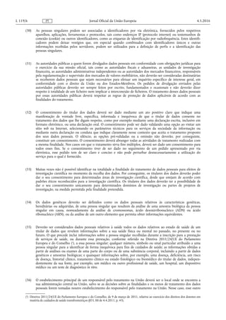(30) As pessoas singulares podem ser associadas a identificadores por via eletrónica, fornecidos pelos respetivos
aparelhos, aplicações, ferramentas e protocolos, tais como endereços IP (protocolo internet) ou testemunhos de
conexão (cookie) ou outros identificadores, como as etiquetas de identificação por radiofrequência. Estes identifi­
cadores podem deixar vestígios que, em especial quando combinados com identificadores únicos e outras
informações recebidas pelos servidores, podem ser utilizados para a definição de perfis e a identificação das
pessoas singulares.
(31) As autoridades públicas a quem forem divulgados dados pessoais em conformidade com obrigações jurídicas para
o exercício da sua missão oficial, tais como as autoridades fiscais e aduaneiras, as unidades de investigação
financeira, as autoridades administrativas independentes ou as autoridades dos mercados financeiros, responsáveis
pela regulamentação e supervisão dos mercados de valores mobiliários, não deverão ser consideradas destinatárias
se receberem dados pessoais que sejam necessários para efetuar um inquérito específico de interesse geral, em
conformidade com o direito da União ou dos Estados-Membros. Os pedidos de divulgação enviados pelas
autoridades públicas deverão ser sempre feitos por escrito, fundamentados e ocasionais e não deverão dizer
respeito à totalidade de um ficheiro nem implicar a interconexão de ficheiros. O tratamento desses dados pessoais
por essas autoridades públicas deverá respeitar as regras de proteção de dados aplicáveis de acordo com as
finalidades do tratamento.
(32) O consentimento do titular dos dados deverá ser dado mediante um ato positivo claro que indique uma
manifestação de vontade livre, específica, informada e inequívoca de que o titular de dados consente no
tratamento dos dados que lhe digam respeito, como por exemplo mediante uma declaração escrita, inclusive em
formato eletrónico, ou uma declaração oral. O consentimento pode ser dado validando uma opção ao visitar um
sítio web na Internet, selecionando os parâmetros técnicos para os serviços da sociedade da informação ou
mediante outra declaração ou conduta que indique claramente nesse contexto que aceita o tratamento proposto
dos seus dados pessoais. O silêncio, as opções pré-validadas ou a omissão não deverão, por conseguinte,
constituir um consentimento. O consentimento deverá abranger todas as atividades de tratamento realizadas com
a mesma finalidade. Nos casos em que o tratamento sirva fins múltiplos, deverá ser dado um consentimento para
todos esses fins. Se o consentimento tiver de ser dado no seguimento de um pedido apresentado por via
eletrónica, esse pedido tem de ser claro e conciso e não pode perturbar desnecessariamente a utilização do
serviço para o qual é fornecido.
(33) Muitas vezes não é possível identificar na totalidade a finalidade do tratamento de dados pessoais para efeitos de
investigação científica no momento da recolha dos dados. Por conseguinte, os titulares dos dados deverão poder
dar o seu consentimento para determinadas áreas de investigação científica, desde que estejam de acordo com
padrões éticos reconhecidos para a investigação científica. Os titulares dos dados deverão ter a possibilidade de
dar o seu consentimento unicamente para determinados domínios de investigação ou partes de projetos de
investigação, na medida permitida pela finalidade pretendida.
(34) Os dados genéticos deverão ser definidos como os dados pessoais relativos às características genéticas,
hereditárias ou adquiridas, de uma pessoa singular que resultem da análise de uma amostra biológica da pessoa
singular em causa, nomeadamente da análise de cromossomas, ácido desoxirribonucleico (ADN) ou ácido
ribonucleico (ARN), ou da análise de um outro elemento que permita obter informações equivalentes.
(35) Deverão ser considerados dados pessoais relativos à saúde todos os dados relativos ao estado de saúde de um
titular de dados que revelem informações sobre a sua saúde física ou mental no passado, no presente ou no
futuro. O que precede inclui informações sobre a pessoa singular recolhidas durante a inscrição para a prestação
de serviços de saúde, ou durante essa prestação, conforme referido na Diretiva 2011/24/UE do Parlamento
Europeu e do Conselho (1
), a essa pessoa singular; qualquer número, símbolo ou sinal particular atribuído a uma
pessoa singular para a identificar de forma inequívoca para fins de cuidados de saúde; as informações obtidas a
partir de análises ou exames de uma parte do corpo ou de uma substância corporal, incluindo a partir de dados
genéticos e amostras biológicas; e quaisquer informações sobre, por exemplo, uma doença, deficiência, um risco
de doença, historial clínico, tratamento clínico ou estado fisiológico ou biomédico do titular de dados, indepen­
dentemente da sua fonte, por exemplo, um médico ou outro profissional de saúde, um hospital, um dispositivo
médico ou um teste de diagnóstico in vitro.
(36) O estabelecimento principal de um responsável pelo tratamento na União deverá ser o local onde se encontra a
sua administração central na União, salvo se as decisões sobre as finalidades e os meios de tratamento dos dados
pessoais forem tomadas noutro estabelecimento do responsável pelo tratamento na União. Nesse caso, esse outro
4.5.2016L 119/6 Jornal Oficial da União EuropeiaPT
(1
) Diretiva 2011/24/UE do Parlamento Europeu e do Conselho, de 9 de março de 2011, relativa ao exercício dos direitos dos doentes em
matéria de cuidados de saúde transfronteiriços (JO L 88 de 4.4.2011, p. 45).
 