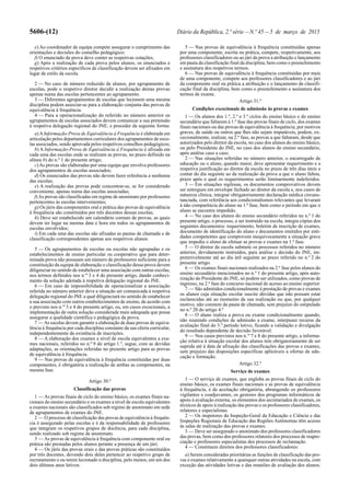 5606-(12) Diário da República, 2.ª série—N.º 45—5 de março de 2015
e) Ao coordenador de equipa compete assegurar o cumprimento das
orientações e decisões do conselho pedagógico;
f) O enunciado da prova deve conter as respetivas cotações;
g) Após a realização de cada prova pelos alunos, os enunciados e
respetivos critérios específicos de classificação devem ser afixados em
lugar de estilo da escola.
2 — No caso de número reduzido de alunos, por agrupamento de
escolas, pode o respetivo diretor decidir a realização destas provas
apenas numa das escolas pertencentes ao agrupamento.
3 — Diferentes agrupamentos de escolas que lecionem uma mesma
disciplina podem associar-se para a elaboração conjunta das provas de
equivalência à frequência.
4 — Para a operacionalização do referido no número anterior os
agrupamentos de escolas associados devem comunicar a sua pretensão
à respetiva delegação regional do JNE, e proceder da seguinte forma:
a)AInformação-Prova de Equivalência à Frequência é elaborada em
articulação pelos departamentos curriculares dos agrupamentos de esco-
las associados, sendo aprovada pelos respetivos conselhos pedagógicos;
b) A Informação-Prova de Equivalência à Frequência é afixada em
cada uma das escolas onde se realizam as provas, no prazo definido na
alínea b) do n.º 1 do presente artigo;
c) As provas são elaboradas por uma equipa que envolva professores
dos agrupamentos de escolas associados;
d) Os enunciados das provas não devem fazer referência a nenhuma
das escolas;
e) A realização das provas pode concentrar-se, se for considerado
conveniente, apenas numa das escolas associadas;
f)As provas são classificadas em regime de anonimato por professores
pertencentes às escolas intervenientes;
g) Os júris das componentes oral e prática das provas de equivalência
à frequência são constituídos por três docentes dessas escolas;
h) Deve ser estabelecido um calendário comum de provas, as quais
devem ter lugar na mesma data e hora em todos os agrupamentos de
escolas envolvidos;
i) Em cada uma das escolas são afixadas as pautas de chamada e de
classificação correspondentes apenas aos respetivos alunos.
5 — Os agrupamentos de escolas ou escolas não agrupadas e os
estabelecimentos de ensino particular ou cooperativo que para deter-
minada prova não possuam um número de professores suficiente para a
constituição da equipa de elaboração e classificação dessa prova devem
diligenciar no sentido de estabelecer uma associação com outras escolas,
nos termos definidos nos n.os
3 e 4 do presente artigo, dando conheci-
mento da solução adotada à respetiva delegação regional do JNE.
6 — Em caso de impossibilidade de operacionalizar a associação
referida no número anterior deve a situação ser comunicada à respetiva
delegação regional do JNE a qual diligenciará no sentido de estabelecer
a sua associação com outros estabelecimentos de ensino, de acordo com
o previsto nos n.os
3 e 4 do presente artigo, ou, em casos excecionais, a
implementação de outra solução considerada mais adequada que possa
assegurar a qualidade científica e pedagógica da prova.
7 — As escolas devem garantir a elaboração de duas provas de equiva-
lência à frequência por cada disciplina constante da sua oferta curricular,
independentemente da existência de inscrições.
8 — A elaboração dos exames a nível de escola equivalentes a exa-
mes nacionais, referidos no n.º 9 do artigo 1.º, segue, com as devidas
adaptações, as orientações referidas no presente artigo para as provas
de equivalência à frequência.
9 — Nas provas de equivalência à frequência constituídas por duas
componentes, é obrigatória a realização de ambas as componentes, na
mesma fase.
Artigo 30.º
Classificação das provas
1 — As provas finais de ciclo do ensino básico, os exames finais na-
cionais do ensino secundário e os exames a nível de escola equivalentes
a exames nacionais são classificados sob regime de anonimato em sede
de agrupamentos de exames do JNE.
2 — O processo de classificação das provas de equivalência à frequên-
cia é assegurado pelas escolas e é da responsabilidade de professores
que integram os respetivos grupos de docência, para cada disciplina,
sendo realizado sob regime de anonimato.
3 — As provas de equivalência à frequência com componente oral ou
prática são prestadas pelos alunos perante a presença de um júri.
4 — Os júris das provas orais e das provas práticas são constituídos
por três docentes, devendo dois deles pertencer ao respetivo grupo de
recrutamento e ou terem lecionado a disciplina, pelo menos, em um dos
dois últimos anos letivos.
5 — Nas provas de equivalência à frequência constituídas apenas
por uma componente, escrita ou prática, compete, respetivamente, aos
professores classificadores ou ao júri da prova a atribuição e lançamento
em pauta da classificação final da disciplina, bem como o preenchimento
e assinatura dos respetivos termos.
6 — Nas provas de equivalência à frequência constituídas por mais
de uma componente, compete aos professores classificadores e ao júri
da componente oral ou prática a atribuição e o lançamento da classifi-
cação final da disciplina, bem como o preenchimento e assinatura dos
termos de exame.
Artigo 31.º
Condições excecionais de admissão às provas e exames
1 — Os alunos dos 1.º, 2.º e 3.º ciclos do ensino básico e do ensino
secundário que faltarem à 1.ª fase das provas finais de ciclo, dos exames
finais nacionais ou das provas de equivalência à frequência, por motivos
graves, de saúde ou outros que lhes não sejam imputáveis, podem, ex-
cecionalmente, realizar, na 2.ª fase, as provas a que faltaram, desde que
autorizados pelo diretor da escola, no caso dos alunos do ensino básico,
ou pelo Presidente do JNE, no caso dos alunos do ensino secundário,
após análise caso a caso.
2 — Nas situações referidas no número anterior, o encarregado de
educação ou o aluno, quando maior, deve apresentar requerimento e a
respetiva justificação ao diretor da escola no prazo de três dias úteis a
contar do dia seguinte ao da realização da prova a que o aluno faltou,
prazo após o qual os requerimentos serão liminarmente indeferidos.
3 — Em situações sigilosas, os documentos comprovativos devem
ser entregues em envelope fechado ao diretor da escola e, nos casos de
natureza clínica, integrar obrigatoriamente declaração médica circuns-
tanciada, com referência aos condicionalismos relevantes que levaram
à não comparência do aluno na 1.ª fase, bem como o período em que o
aluno se encontra impedido.
4 — No caso dos alunos do ensino secundário referidos no n.º 1 do
presente artigo, o processo, a ser instruído na escola, integra cópias dos
seguintes documentos: requerimento, boletim de inscrição de exames,
documento de identificação do aluno e documentos emitidos por enti-
dades competentes que comprovem inequivocamente a situação grave
que impediu o aluno de efetuar as provas e exames na 1.ª fase.
5 — O diretor da escola submete os processos referidos no número
anterior, devidamente instruídos, para análise e decisão do JNE, im-
preterivelmente até ao dia útil seguinte ao prazo referido no n.º 2 do
presente artigo.
6 — Os exames finais nacionais realizados na 2.ª fase pelos alunos do
ensino secundário mencionados no n.º 1 do presente artigo, após auto-
rização do Presidente do JNE, só podem ser utilizados, como provas de
ingresso, na 2.ª fase do concurso nacional de acesso ao ensino superior.
7 — São admitidos condicionalmente à prestação de provas e exames
os alunos cuja situação escolar suscite dúvidas que não possam estar
esclarecidas até ao momento da sua realização ou que, por qualquer
motivo, não constem da pauta de chamada, sem prejuízo do estipulado
no n.º 20 do artigo 4.º
8 — O aluno realiza a prova ou exame condicionalmente quando,
não reunindo condições de admissão a exame, interpuser recurso da
avaliação final do 3.º período letivo, ficando a validação e divulgação
do resultado dependente de decisão favorável.
9 — Nos casos previstos nos n.os
7 e 8 do presente artigo, a informa-
ção relativa à situação escolar dos alunos tem obrigatoriamente de ser
suprida até à data de afixação das classificações das provas e exames,
sem prejuízo das disposições específicas aplicáveis a ofertas de edu-
cação e formação.
Artigo 32.º
Serviço de exames
1 — O serviço de exames, que engloba as provas finais de ciclo do
ensino básico, os exames finais nacionais e as provas de equivalência
à frequência, é de aceitação obrigatória, abrangendo os professores
vigilantes e coadjuvantes, os gestores dos programas informáticos de
apoio à avaliação externa, os elementos dos secretariados de exames, os
técnicos de apoio à realização das provas e os professores classificadores,
relatores e especialistas.
2 — Os inspetores da Inspeção-Geral da Educação e Ciência e das
Inspeções Regionais de Educação das Regiões Autónomas têm acesso
às salas de realização das provas e exames.
3 — Deve ser assegurado o anonimato dos professores classificadores
das provas, bem como dos professores relatores dos processos de reapre-
ciação e professores especialistas dos processos de reclamação.
4 — Constituem direitos dos professores classificadores:
a) Serem consideradas prioritárias as funções de classificação das pro-
vas e exames relativamente a quaisquer outras atividades na escola, com
exceção das atividades letivas e das reuniões de avaliação dos alunos;
 