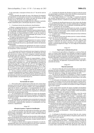 Diário da República, 2.ª série—N.º 45—5 de março de 2015 5606-(13)
b) Ser autorizada a marcação de férias até ao 5.º dia útil do mês de
setembro;
c) Serem abonados das ajudas de custo e das despesas de transporte
correspondentes às deslocações necessárias ao levantamento e entrega
das provas no agrupamento de exames, por parte da escola em que
prestam serviço, de acordo com a legislação em vigor;
d) Serem dispensados das atividades não letivas durante os períodos
fixados anualmente para a classificação das provas e exames;
5 — Constituem deveres dos professores classificadores:
a) Manter a segurança das provas e o total sigilo em relação a todo o
processo de classificação das provas e exames;
b) Ser rigoroso e objetivo na apreciação das respostas dadas pelos alu-
nos, respeitando, obrigatoriamente, as orientações contidas nos critérios
de classificação, da responsabilidade do IAVE, no que diz respeito às
provas de âmbito nacional, e da responsabilidade das escolas, no caso
das provas elaboradas a nível de escola;
c) Cumprir os procedimentos estabelecidos pelo JNE para o processo
de classificação das provas e exames;
d) Comunicar ao responsável do agrupamento de exames eventuais
irregularidades ou suspeitas de fraude que surjam no decurso do pro-
cesso de classificação das provas, apresentando relatório devidamente
fundamentado;
e) Comunicar ao responsável de agrupamento de exames os casos de
provas finais e exames a nível de escola que não se encontrem adequados
aos programas e metas curriculares.
6 — A marcação de férias dos professores que integram as bolsas de
classificadores não deve incluir os períodos de classificação das duas
fases das provas e exames, de forma a assegurar o número necessário
de docentes para estas funções, de acordo com Informação Conjunta
IAVE/JNE publicada anualmente.
7 — Com vista a garantir o princípio da imparcialidade, o diretor,
subdiretor, adjuntos do diretor e outros intervenientes no processo de
provas e exames, referidos no n.º 1 do presente artigo, devem observar
as disposições respeitantes aos casos de impedimento constantes da
alínea b) do artigo 44.º, e artigos 45.º, 46.º, 47.º e 51.º do Código do Pro-
cedimentoAdministrativo, aprovado pelo Decreto-Lei n.º 442/91, de 15
de novembro, com as alterações introduzidas pelo Decreto-Lei n.º 6/96,
de 31 de janeiro, bem como as constantes nos artigos 69.º a 72.º, do
Decreto-Lei n.º 4/2015, de 7 de janeiro, a partir da sua entrada em vigor.
8 — Os intervenientes referidos no número anterior devem declarar
a situação de impedimento ao respetivo superior hierárquico e, no caso
do diretor, ao Presidente do JNE, podendo aqueles apenas participar em
procedimentos do serviço de exames que não comprometam os requisitos
de imparcialidade e de anonimato das provas.
Artigo 33.º
Secretariado de exames
1 — Nas escolas onde se realizam provas finais de ciclo, exames finais
nacionais e provas de equivalência à frequência devem ser constituídos
secretariados de exames, aos quais compete, sob a responsabilidade e
supervisão do diretor, a organização e o acompanhamento do serviço
de provas e exames desde a inscrição dos alunos até ao registo das
classificações nos termos, sem prejuízo das competências e atribuições
dos serviços de administração escolar.
2 — Os coordenadores dos secretariados de exames são designados
pelo diretor da escola de entre os professores do quadro e desempenham
as respetivas funções durante todo o processo de provas e exames, no
mesmo ano escolar.
3 — Os substitutos dos coordenadores dos secretariados de exames são
designados pelo diretor da escola de entre os professores que integram
o secretariado, competindo-lhes substituir os coordenadores nas suas
ausências e impedimentos.
Artigo 34.º
Afixação de pautas e registo de classificações
1 — As pautas de chamada são organizadas por disciplina e por ordem
alfabética dos examinandos, nelas devendo constar a identificação da
prova (código e disciplina), o dia, a hora e o local e sala onde os alunos
realizam a prova ou exame.
2 — Os serviços de administração escolar procedem à elaboração das
pautas de chamada das provas finais de ciclo, das provas de equivalência
à frequências e dos exames finais nacionais, as quais incluem todos os
alunos internos e autopropostos.
3 — Compete ao diretor afixar as pautas de chamada na escola fre-
quentada pelo aluno com uma antecedência de, pelo menos, quarenta e
oito horas relativamente ao início das provas ou exames.
4 — As pautas de chamada são afixadas em lugar de estilo da escola
em suporte papel e constituem o único meio oficial de comunicação das
informações referidas no n.º 1 do presente artigo.
5 — Na situação referida no n.º 3 do artigo 1.º as pautas de chamada
são afixadas obrigatoriamente na escola frequentada pelo aluno ou
onde se encontra inscrito, e também na escola onde o aluno realiza as
provas.
6 — As pautas de classificação das provas e dos exames são afixadas
na escola frequentada pelo aluno, nas datas estabelecidas no Despacho
n.º 8651/2014, de 3 de julho, com as alterações introduzidas pelo Des-
pacho n.º 12236/2014, de 3 de outubro.
7 — A afixação das pautas de classificação nas escolas, em suporte
papel, constitui o único meio oficial de comunicação dos resultados de
provas e exames aos interessados, sendo contados a partir das datas de
afixação os prazos consequentes.
8 — As pautas com a avaliação final dos alunos devem fazer referência
à sua situação escolar.
9 — É obrigatório lavrar termo de todas as provas e exames realizados,
mesmo em caso de não aprovação.
10 — Os serviços de administração escolar podem a todo o tempo
proceder à retificação dos erros de cálculo e dos erros materiais que
venham a verificar-se nas pautas, nos termos e nas certidões conse-
quentes, conforme disposto no artigo 174.º do Código do Procedimento
Administrativo.
Artigo 35.º
Suporte para realização das provas
1 — As provas de equivalência à frequência, as provas finais de
ciclo e os exames finais nacionais são realizados em papel de modelo
oficial de características distintas, sem prejuízo de as provas poderem
ser realizadas no próprio enunciado e da utilização de papel de prova de
formatos adequados a disciplinas de currículos específicos.
2 — Sempre que uma prova é realizada em computador, deve proceder-
-se à sua impressão, em duplicado, na presença do aluno, logo após a
conclusão da mesma.
Artigo 36.º
Material autorizado
1 — Nas provas finais de ciclo do ensino básico e nos exames finais
nacionais do ensino secundário, os alunos podem utilizar apenas o ma-
terial discriminado na respetiva Informação-Prova Final e Informação-
-Exame de cada prova e código, da responsabilidade do IAVE.
2 — Nas provas de equivalência à frequência, os alunos só podem
utilizar o material discriminado na respetiva Informação-Prova de Equi-
valência à Frequência em cada disciplina do ensino básico e do ensino
secundário.
3 — A utilização de dicionários nos exames nacionais do ensino
secundário, nos exames a nível de escola equivalentes a exames nacio-
nais do ensino secundário e nas provas de equivalência à frequência do
ensino básico e do ensino secundário de disciplinas de língua estrangeira
rege-se pelo seguinte:
a) Nos exames finais nacionais do ensino secundário de disciplinas
de língua estrangeira, e sempre que as Informações-Exame da respon-
sabilidade do IAVE, o prevejam, os alunos podem utilizar dicionários
unilingues e ou bilingues, sem qualquer restrição;
b) Nos exames de língua estrangeira realizados a nível de escola
equivalentes a exames nacionais do ensino secundário, Francês — ini-
ciação (317), Inglês — iniciação (450), Alemão — continuação (801)
e Espanhol — continuação (847), os alunos podem utilizar dicionário
unilingue e ou bilingue a que se reporta a prova, de acordo com o previsto
nas orientações programáticas das respetivas disciplinas e quando as
Informações — Exame a nível de escola equivalente a exame nacional
das disciplinas prevejam a utilização dos referidos dicionários;
c) Nas provas de equivalência à frequência das disciplinas de Língua
Estrangeira dos 2.º e 3.º ciclos e do ensino secundário, os alunos podem
utilizar dicionário unilingue e ou bilingue a que se reporta a prova, de
acordo com o previsto nas orientações programáticas das respetivas
disciplinas e quando as Informações — Prova de Equivalência à Fre-
quência o prevejam.
4 — A utilização de dicionários nas provas finais de ciclo, exames
finais nacionais e provas de equivalência à frequência pelos alunos de
PLNM rege-se pelo seguinte:
a) Podem utilizar o dicionário de Português — Língua Materna do
aluno e Língua Materna do aluno — Português nas provas finais de
ciclo, exames finais nacionais e provas de equivalência à frequência
com enunciado em português, à exceção das provas finais de ciclo
e exames finais nacionais de PLNM, não implicando mais tempo de
 