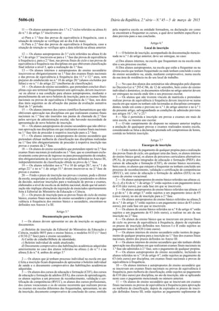 5606-(6) Diário da República, 2.ª série—N.º 45—5 de março de 2015
11 — Os alunos autopropostos dos 1.º e 2.º ciclos referidos na alínea h)
do n.º 1 do artigo 3.º inscrevem-se:
a) Para a 1.ª fase das provas de equivalência à frequência, caso a
situação de retenção se verifique até ao dia 4 de maio;
b) Para a 2.ª fase das provas de equivalência à frequência, caso a
situação de retenção se verifique após a data referida na alínea anterior.
12 — Os alunos autopropostos do 3.º ciclo referidos na alínea h) do
n.º 1 do artigo 3.º inscrevem-se para a 1.ª fase das provas de equivalência
à frequência e, para a 2.ª fase, nas provas finais de ciclo e nas provas de
equivalência à frequência nas disciplinas em que obtiveram classificação
final inferior a nível 3, após a realização da 1.ª fase.
13 — Os alunos internos e autopropostos do ensino secundário
inscrevem-se obrigatoriamente na 1.ª fase dos exames finais nacionais
e das provas de equivalência à frequência dos 11.º e 12.º anos, sem
prejuízo do estabelecido no n.º 10 do artigo 20.º (alunos excluídos por
faltas) e no n.º 1 do artigo 22.º (melhorias de classificação).
14 — Os alunos do ensino secundário, que pretendam concluir disci-
plinas cujo ano terminal frequentaram sem aprovação, devem inscrever-
-se ou alterar a sua condição para alunos autopropostos, mediante o
preenchimento de um novo boletim de inscrição, para os exames finais
nacionais ou provas de equivalência à frequência da 1.ª fase, nos dois
dias úteis seguintes ao da afixação das pautas da avaliação sumativa
final do 3.º período.
15 — Os alunos internos dos cursos científico-humanísticos que não
obtiveram aprovação nas disciplinas em que realizaram exames finais
nacionais na 1.ª fase são inseridos nas pautas de chamada da 2.ª fase
pelos serviços de administração escolar, não havendo necessidade de
apresentação de novo boletim de inscrição.
16 — Os alunos autopropostos do ensino secundário que não obtive-
ram aprovação nas disciplinas em que realizaram exames finais nacionais
na 1.ª fase têm de proceder à respetiva inscrição para a 2.ª fase.
17 — Os alunos internos e autopropostos do ensino secundário que
pretendam efetuar melhoria de classificação nas disciplinas realizadas
na 1.ª fase têm obrigatoriamente de proceder à respetiva inscrição nas
provas e exames da 2.ª fase.
18 — Os alunos do ensino secundário que pretendam repetir na 2.ª fase
exames finais nacionais já realizados na 1.ª fase, que se constituam exclu-
sivamente como provas de ingresso ou para prosseguimento de estudos,
têm obrigatoriamente de se inscrever nos prazos definidos noAnexo III,
independentemente da classificação obtida na prova da 1.ª fase.
19 — Os alunos referidos nos n.os
9 e 10 do artigo 20.º, no n.º 1 do
artigo 22.º e no n.º 1 do artigo 31.º devem inscrever-se na 2.ª fase de
provas e exames.
20 — Findo o prazo de inscrição nas provas e exames, pode o diretor
da escola, asseguradas as condições de realização e ponderados os efeitos
da decisão, autorizar inscrições para a realização de provas e exames,
elaborados a nível de escola ou de âmbito nacional, desde que tal autori-
zação não implique alteração da requisição de enunciados oportunamente
feita à Editorial do Ministério da Educação e Ciência.
21 — Os prazos de inscrição para as provas finais de ciclo do ensino
básico, exames finais nacionais do ensino secundário e provas de equi-
valência à frequência dos ensinos básico e secundário, encontram-se
definidos nos Anexos I a III.
Artigo 5.º
Documentação para inscrição
1 — Os alunos devem apresentar no ato da inscrição os seguintes
documentos:
a) Boletim de inscrição da Editorial do Ministério da Educação e
Ciência, modelo 0055 para o ensino básico, e modelos 0133 (1.ª fase)
e 0134 (2.ª fase) para o ensino secundário;
b) Cartão de cidadão/Bilhete de identidade;
c) Boletim individual de saúde atualizado;
d) Documento comprovativo das habilitações académicas adquiridas
anteriormente no caso dos alunos referidos na alínea c) do n.º 1 e na
alínea f) do n.º 4, ambos do artigo 3.º
2 — Os alunos que já tenham processo individual na escola em que
é feita a inscrição ficam dispensados de apresentar o boletim individual
de saúde e o documento comprovativo das habilitações académicas
adquiridas.
3 — Os alunos dos cursos de educação e formação (CEF), dos cursos
de educação e formação de adultos (EFA), dos cursos de aprendizagem,
os alunos sujeitos a um processo de reconhecimento, validação e cer-
tificação de competências (RVCC), os alunos dos cursos profissionais,
dos cursos vocacionais e os do ensino recorrente que realizam provas
ou exames em escolas diferentes das frequentadas, apresentam, no ato
da inscrição, documento comprovativo de conclusão do curso, emitido
pela respetiva escola ou entidade formadora, ou declaração em como
se encontram a frequentar os cursos, a qual deve também especificar a
data prevista para a sua conclusão.
Artigo 6.º
Local de inscrição
1 — O boletim de inscrição, acompanhado da documentação mencio-
nada no n.º 1 do artigo anterior, deve ser entregue, no caso:
a) Dos alunos internos, na escola que frequentam ou na escola onde
têm o seu processo escolar;
b) Dos alunos autopropostos, na escola que estão a frequentar ou na
última escola que tenham frequentado ou onde tenham concluído o curso
do ensino secundário ou, ainda, mediante comprovativo, numa escola
da sua área de residência ou do seu local de trabalho.
2 — No caso dos alunos dos seminários não abrangidos pelo disposto
no Decreto-Lei n.º 293-C/86, de 12 de setembro, bem como do ensino
individual e doméstico, os documentos referidos no artigo anterior devem
ser entregues na escola onde têm o seu processo escolar.
3 — Os alunos que não tiverem vínculo de matrícula e pretendam
realizar provas de equivalência à frequência devem inscrever-se numa
escola em que sejam ou tenham sido lecionadas as disciplinas correspon-
dentes, tendo em conta o previsto no n.º 1 do artigo anterior e no n.º 1
do presente artigo, salvaguardando as condições de admissão previstas
nos artigos 10.º, 16.º e 23.º
4 — Não é permitida a inscrição em provas e exames em mais de
uma escola, no mesmo ano escolar.
5 — O não cumprimento do disposto no número anterior implica
a anulação de quaisquer provas e exames realizados noutra escola,
considerando-se falsa a declaração prestada sob compromisso de honra,
contida no boletim inscrição.
Artigo 7.º
Encargos de inscrição
1 — Estão isentos do pagamento de qualquer propina para a realização
das provas finais de ciclo, em qualquer uma das fases, os alunos internos
do ensino básico geral, os alunos de percursos curriculares alternativos
(PCA), de programas integrados de educação e formação (PIEF), dos
cursos de educação e formação (CEF), do ensino básico recorrente,
bem como, os alunos que estejam a frequentar ou tenham concluído um
processo de reconhecimento, validação e certificação de competências
(RVCC), um curso de educação e formação de adultos (EFA) ou um
curso do ensino vocacional.
2 — Os alunos autopropostos do ensino básico referidos nas alíneas a),
b), c), d) e h) do n.º 1 do artigo 3.º estão sujeitos a um pagamento único
de €10 (dez euros), por cada fase em que se inscrevem.
3 — Os alunos autopropostos do ensino básico referidos nas alíneas e)
e g) do n.º 1 do artigo 3.º estão sujeitos a um pagamento único de €5
(cinco euros), no ato de inscrição para a 2.ª fase.
4 — Os alunos autopropostos do ensino básico referidos na alínea f)
do n.º 1 do artigo 3.º estão sujeitos a um pagamento único de €5 (cinco
euros), por cada fase em que se inscrevem.
5 — Os alunos do ensino básico referidos no n.º 8 do artigo 4.º estão
sujeitos a um pagamento de €3 (três euros), a realizar no ato da sua
inscrição na 2.ª fase.
6 — Os alunos do ensino básico que se inscrevam em provas finais
de ciclo ou provas de equivalência à frequência, depois de expirados
os prazos de inscrição definidos nos Anexos I e II estão sujeitos ao
pagamento único de €20 (vinte euros).
7 — Os alunos internos do ensino secundário estão isentos do paga-
mento de qualquer propina para a inscrição na 1.ª fase dos exames finais
nacionais, dentro dos prazos definidos no Anexo III.
8 — Os alunos internos do ensino secundário que não tenham obtido
aprovação nas disciplinas em que realizaram exames finais nacionais na
1.ª fase são admitidos à 2.ª fase, sem o pagamento de qualquer propina.
9 — Os alunos autopropostos do ensino secundário, incluindo os
alunos referidos no n.º 14 do artigo 4.º, estão sujeitos ao pagamento de
€3 (três euros) por disciplina, em exames finais nacionais e provas de
equivalência à frequência.
10 — Os alunos internos e autopropostos do ensino secundário que
se inscrevam em exames finais nacionais ou provas de equivalência à
frequência, para melhoria de classificação, estão sujeitos ao pagamento
de €10 (dez euros) por disciplina, no ato da inscrição, não se aplicando
neste caso o pagamento mencionado no número anterior.
11 — Os alunos do ensino secundário que se inscrevam em exames
finais nacionais ou provas de equivalência à frequência para aprovação
ou melhoria de classificação, depois de expirados os prazos de inscri-
ção definidos Anexo III, estão sujeitos ao pagamento suplementar de
 