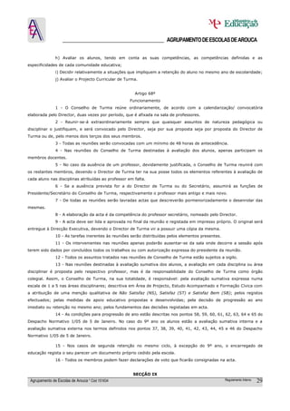 ______________________________________ AGRUPAMENTO DE ESCOLAS DE AROUCA

               h) Avaliar os alunos, tendo em conta as suas competências, as competências definidas e as
especificidades de cada comunidade educativa;
               i) Decidir relativamente a situações que impliquem a retenção do aluno no mesmo ano de escolaridade;
               j) Avaliar o Projecto Curricular de Turma.


                                                       Artigo 68º
                                                     Funcionamento
               1 - O Conselho de Turma reúne ordinariamente, de acordo com a calendarização/ convocatória
elaborada pelo Director, duas vezes por período, que é afixada na sala de professores.
               2 - Reunir-se-á extraordinariamente sempre que quaisquer assuntos de natureza pedagógica ou
disciplinar o justifiquem, e será convocado pelo Director, seja por sua proposta seja por proposta do Director de
Turma ou de, pelo menos dois terços dos seus membros.
               3 - Todas as reuniões serão convocadas com um mínimo de 48 horas de antecedência.
               4 - Nas reuniões do Conselho de Turma destinadas à avaliação dos alunos, apenas participam os
membros docentes.
               5 - No caso da ausência de um professor, devidamente justificada, o Conselho de Turma reunirá com
os restantes membros, devendo o Director de Turma ter na sua posse todos os elementos referentes à avaliação de
cada aluno nas disciplinas atribuídas ao professor em falta.
               6 - Se a ausência prevista for a do Director de Turma ou do Secretário, assumirá as funções de
Presidente/Secretário do Conselho de Turma, respectivamente o professor mais antigo e mais novo.
               7 - De todas as reuniões serão lavradas actas que descreverão pormenorizadamente o desenrolar das
mesmas.
               8 - A elaboração da acta é da competência do professor secretário, nomeado pelo Director.
               9 - A acta deve ser lida e aprovada no final da reunião e registada em impresso próprio. O original será
entregue à Direcção Executiva, devendo o Director de Turma vir a possuir uma cópia da mesma.
               10 - As tarefas inerentes às reuniões serão distribuídas pelos elementos presentes.
               11 - Os intervenientes nas reuniões apenas poderão ausentar-se da sala onde decorre a sessão após
terem sido dados por concluídos todos os trabalhos ou com autorização expressa do presidente da reunião.
               12 - Todos os assuntos tratados nas reuniões de Conselho de Turma estão sujeitos a sigilo.
               13 - Nas reuniões destinadas à avaliação sumativa dos alunos, a avaliação em cada disciplina ou área
disciplinar é proposta pelo respectivo professor, mas é da responsabilidade do Conselho de Turma como órgão
colegial. Assim, o Conselho de Turma, na sua totalidade, é responsável: pela avaliação sumativa expressa numa
escala de 1 a 5 nas áreas disciplinares; descritiva em Área de Projecto, Estudo Acompanhado e Formação Cívica com
a atribuição de uma menção qualitativa de Não Satisfaz (NS), Satisfaz (ST) e Satisfaz Bem (SB); pelos registos
efectuados; pelas medidas de apoio educativo propostas e desenvolvidas; pela decisão de progressão ao ano
imediato ou retenção no mesmo ano; pelos fundamentos das decisões registadas em acta.
               14 - As condições para progressão de ano estão descritas nos pontos 58, 59, 60, 61, 62, 63, 64 e 65 do
Despacho Normativo 1/05 de 5 de Janeiro. No caso do 9º ano os alunos estão a avaliação sumativa interna e a
avaliação sumativa externa nos termos definidos nos pontos 37, 38, 39, 40, 41, 42, 43, 44, 45 e 46 do Despacho
Normativo 1/05 de 5 de Janeiro.

               15 - Nos casos de segunda retenção no mesmo ciclo, à excepção do 9º ano, o encarregado de
educação regista o seu parecer um documento próprio cedido pela escola.
               16 - Todos os membros podem fazer declarações de voto que ficarão consignadas na acta.


                                                      SECÇÂO IX
 Agrupamento de Escolas de Arouca * Cód 151634                                                       Regulamento Interno   29
 