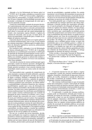 4040 Diário da República, 1.ª série—N.º 132—11 de julho de 2013
Alterada a Lei de Delimitação de Setores pela Lei
n.º 35/2013, de 11 de junho, considera-se essencial rever
o Decreto-Lei n.º 379/93, de 5 de novembro, adaptando-o,
numa linha de continuidade, à evolução setorial nos últi-
mos 20 anos e dotando-o da flexibilidade necessária para
acomodar a estratégia de reorganização do setor que o
Governo pretende executar.
Amarca de continuidade constante do presente decreto-
-lei é particularmente relevante no que respeita ao regime
de propriedade dos bens afetos à concessão, permanecendo
a regra de que as entidades gestoras são proprietárias dos
bens afetos à concessão que não sejam propriedade do
Estado e dos municípios, apenas durante a vigência do
contrato de concessão, uma vez que, no termo deste, tal
direito de propriedade é transferido para o Estado ou en-
tidades de natureza municipal.
O presente decreto-lei concentra-se no regime aplicável
aos sistemas multimunicipais, uma vez que, no que respeita
aos sistemas municipais, o diploma agora revogado estava,
fruto de alterações legislativas sucessivas, praticamente
esvaziado de conteúdo.
Em coerência com a alteração à Lei de Delimitação
de Setores efetuada pela Lei n.º 35/2013, de 11 de junho,
introduzem-se as modificações necessárias à viabilização
da operação de alienação de participações sociais a priva-
dos no setor dos resíduos, desaparecendo a regra da maioria
pública nas entidades gestoras no subsetor dos resíduos e,
consequentemente, os poderes «in-house» do concedente
sobre essas entidades.
Arevisão do conceito de sistema multimunicipal, agora
associado a razões de interesse nacional e desligado das
necessidades de investimento predominante a realizar pelo
Estado, permite reconduzir a esse conceito sistemas cuja
titularidade estatal assenta em outras razões de interesse
nacional.
Em causa poderá estar a garantia de cumprimento de
metas nacionais e europeias de índole ambiental, a garantia
da acessibilidade das populações servidas aos serviços
de águas e resíduos, mediante a adequação das tarifas à
respetiva capacidade económica, a garantia da equidade
territorial e a promoção de soluções de maior eficiência
e eficácia económica que caucionem, em última análise,
a sustentabilidade económico-financeira dos sistemas,
possibilitadoras, quando seja o caso, da eliminação dos
défices tarifários acumulados e das dívidas municipais aos
sistemas. Em linha com a maior amplitude do conceito de
sistema multimunicipal, fica clarificada a possibilidade de
serem criados sistemas multimunicipais em resultado da
agregação de outros sistemas já existentes, com a conse-
quente extinção das concessões em curso e a atribuição
de novas, por referência a um novo prazo. Essa agregação
contribui para a sustentabilidade económico-financeira dos
sistemas multimunicipais, através da obtenção das econo-
mias de escala geradas por sistemas de maior dimensão, e,
além do mais, para a redução das desigualdades entre as di-
versas regiões do País, fomentando a convergência tarifária
e permitindo, em última análise, a reunião das condições
necessárias para a desejável prestação aos utilizadores dos
sistemas de um serviço público de excelência.
Por sua vez, os prazos das novas concessões, devida-
mente justificados nos respetivos estudos de viabilidade
económica e financeira, permitem a diluição dos encargos
fixos associados ao volume de investimentos, realizado e a
realizar, por um maior número de anos de funcionamento
dos sistemas, promovendo a prossecução do objetivo na-
cional de acessibilidade e equidade tarifária. No sentido
maximizar o envolvimento dos municípios no processo de
criação dos sistemas multimunicipais, no presente decreto-
-lei prevê-se um mecanismo de participação reforçada dos
municípios no processo de criação de sistemas.
Fica ainda garantido que a criação de novos sistemas
em substituição de sistemas anteriores não altera mate-
rialmente a posição jurídica dos municípios utilizado-
res: (i) seja na perspetiva da obrigação de ligação, que já
existia na vigência do anterior sistema; (ii) seja porque,
enquanto acionistas da entidade gestora, mantêm os di-
reitos societários que a participação na entidade gestora
extinta lhes proporcionava nos termos da lei comercial, e
a que eventualmente não teriam direito, no quadro da nova
entidade gestora, por força da recomposição do capital
social, (iii) seja no que toca aos contratos de fornecimento,
de recolha e de entrega e de cedência de infraestruturas
celebrados com a entidade gestora extinta, os quais são
transferidos para a nova entidade gestora e, embora se
preveja a celebração de novos contratos entre aquela e os
municípios, se mantêm em vigor até à sua substituição,
sem agravamento dos valores mínimos garantidos previstos
nos contratos de fornecimento, de recolha e de entrega
outorgados no domínio da anterior concessão.
Foram ouvidas a Associação Nacional de Municípios
Portugueses e a Associação Nacional de Freguesias.
Foi promovida a audição do Conselho Nacional do
Consumo.
Assim:
Nos termos da alínea a) do n.º 1 do artigo 198.º da Cons-
tituição, o Governo decreta o seguinte:
Artigo 1.º
Objeto
1 — O presente decreto-lei tem por objeto o regime
de exploração e gestão dos sistemas multimunicipais de
captação, tratamento e distribuição de água para consumo
público, de recolha, tratamento e rejeição de efluentes e
de recolha e tratamento de resíduos sólidos, doravante
designados sistemas multimunicipais.
2 — São sistemas multimunicipais os que sirvam pelo
menos dois municípios e exijam a intervenção do Estado
em função de razões de interesse nacional, sendo a criação
destes sistemas de titularidade estatal precedida de parecer
dos municípios territorialmente envolvidos, a emitir nos
termos previstos no presente decreto-lei.
3 — A exploração e a gestão dos sistemas multimu-
nicipais pode ser diretamente efetuada pelo Estado ou
atribuída, em regime de concessão, a entidade de natureza
empresarial, a qual, no caso de sistemas multimunici-
pais de captação, tratamento e distribuição de água para
consumo público e de recolha, tratamento e rejeição de
efluentes, deve ter capitais exclusivamente públicos ou
resultar da associação de entidades públicas, em posição
obrigatoriamente maioritária no capital social, com enti-
dades privadas.
Artigo 2.º
Princípios gerais
1 — São os seguintes os princípios fundamentais do re-
gime de exploração e gestão dos sistemas multimunicipais:
a) O princípio da prossecução do interesse público;
b) O princípio do caráter integrado dos sistemas;
 