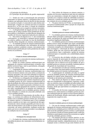 Diário da República, 1.ª série—N.º 132—11 de julho de 2013 4041
c) O princípio da eficiência;
d) O princípio da prevalência da gestão empresarial.
2 — Tendo em vista a concretização dos princípios
enunciados no número anterior, é obrigatória para os uti-
lizadores, por aplicação direta do decreto-lei que proceda
em concreto à criação e à concessão de cada sistema mul-
timunicipal, a ligação aos sistemas previstos no presente
decreto-lei e, se for caso disso, a criação de condições
para harmonização com os respetivos sistemas municipais.
3 — A obrigatoriedade de ligação prevista no número
anterior não se aplica quando razões ponderosas de inte-
resse público o justifiquem, reconhecidas por despacho do
membro do Governo responsável pela área do ambiente.
4 — Para efeitos do disposto no n.º 2, são considerados
«utilizadores», os municípios e qualquer pessoa singular
ou coletiva, pública ou privada, no caso de distribuição
e recolha direta integrada em sistemas multimunicipais.
5 — As entidades gestoras de sistemas multimunicipais
devem, no relacionamento com utilizadores da mesma
natureza, praticar condições comuns, sem prejuízo das
diferenciações justificadas por razões ponderosas de ordem
técnica ou económica.
Artigo 3.º
Criação de sistemas multimunicipais
1 — A criação e a concessão de sistemas multimunici-
pais são objeto de decreto-lei.
2 — Podem ser criados sistemas multimunicipais por
agregação de sistemas multimunicipais existentes cujo
âmbito territorial fique, total ou parcialmente, abrangido
pelo novo sistema criado.
3 — Aagregação de sistemas multimunicipais, em con-
sequência da criação de sistemas multimunicipais nos
termos do número anterior, tem como efeito a extinção dos
sistemas agregados e da concessão atribuída às respetivas
entidades gestoras, bem como a extinção destas últimas.
4 — Os direitos e as obrigações das entidades gestoras
dos sistemas multimunicipais extintos transferem-se para
a entidade gestora do novo sistema multimunicipal na
data da produção dos efeitos previstos no número anterior,
designadamente as respetivas posições contratuais nos con-
tratos que, à data da agregação dos sistemas, se encontrem
em vigor, considerando-se as menções aos contratos de
concessão celebrados com as entidades gestoras extintas
como efetuadas ao contrato de concessão celebrado com
a nova entidade gestora.
5 — Os contratos de fornecimento, de recolha e de en-
trega e os contratos de cedência de infraestruturas cele-
brados com as entidades gestoras extintas que, nos termos
do número anterior, se transferem para a nova entidade
gestora, mantêm-se em vigor, com a garantia de não agra-
vamento dos valores mínimos garantidos previstos nos con-
tratos de fornecimento e de recolha nos termos da anterior
concessão, até serem substituídos, mediante acordo das
partes, por novos contratos que procedam à sua adaptação
às condições da nova concessão.
Artigo 4.º
Participação das autarquias locais
1 — A criação dos sistemas multimunicipais deve ser
precedida de parecer dos municípios territorialmente en-
volvidos.
2 — Para efeitos do disposto no número anterior, o
membro do Governo responsável pela área do ambiente
envia aos municípios o projeto de criação do sistema,
instruído com o respetivo estudo de viabilidade económico-
-financeira, a minuta do contrato de concessão e o projeto
dos estatutos da nova entidade gestora.
3 — No prazo máximo de 45 dias, os municípios emi-
tem parecer fundamentado sobre o projeto de criação dos
sistemas multimunicipais.
Artigo 5.º
Entidades gestoras de sistemas multimunicipais
1 — As entidades gestoras de sistemas multimunicipais
têm por objeto principal a exploração e gestão destes sis-
temas, sem prejuízo de outras atividades para as quais se
encontrem legalmente habilitadas.
2 — As entidades gestoras de sistemas multimunicipais
podem exercer outras atividades que sejam consideradas
acessórias ou complementares, designadamente de apro-
veitamento energético de infraestruturas e de preparação
para reciclagem e valorização de fluxos específicos de
resíduos, desde que este exercício não ponha em causa
a concorrência e que a exploração e gestão de sistemas
multimunicipais se mantenha com contabilidade própria
e autónoma.
3 — O exercício das atividades referidas no número
anterior depende de autorização do membro do Governo
responsável pela área do ambiente, ponderada a sua har-
monização com os objetivos de serviço público de que a
entidade gestora se encontra incumbida, mediante parecer
obrigatório da Autoridade da Concorrência.
4 — Os municípios servidos por sistemas multimunici-
pais podem deter uma participação maioritária no capital
da entidade gestora de sistemas multimunicipais.
5 — A participação de entidades privadas no capital
social de entidades gestoras de sistemas multimunicipais
depende do respeito pelas disposições legais aplicáveis,
incluindo as de natureza pré-contratual.
6 — Para efeitos do disposto no número anterior, são
tidos em consideração os pressupostos, requisitos, condi-
ções ou controlos a que as entidades privadas tenham sido
submetidas num Estado membro do Espaço Económico
Europeu, desde que equivalentes ou comparáveis quanto
à finalidade.
7 — O membro do Governo responsável pela área do
ambiente tem, relativamente às entidades gestoras de siste-
mas multimunicipais de capitais exclusivamente públicos,
poderes de fiscalização, direção, autorização, aprovação e
suspensão dos respetivos atos.
Artigo 6.º
Sucessão de entidades gestoras de sistemas multimunicipais
1 — No caso de sistemas multimunicipais criados por
agregação de sistemas multimunicipais anteriores, o capital
social da nova entidade gestora é definido com base no ca-
pital social das entidades gestoras extintas e a participação
dos acionistas é fixada em termos proporcionais, tendo por
referência a participação nominal dos acionistas no capital
social das entidades gestoras extintas.
2 — Na situação prevista no número anterior, os mu-
nicípios acionistas da entidade gestora do novo sistema
multimunicipal mantêm, independentemente da sua par-
ticipação social, os direitos de que eram titulares em vir-
 