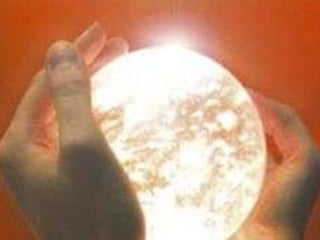 Mikao Usui viveu de 1865 até 1926. Era padre cristão em Kioto (Japão) e professor na Universidade local. Seus estudos se concentravam em descobrir como Jesus conseguia realizar seus milagres. Ele sabia que era possível curar com as mãos através da força vital que as pessoas emanavam, mas desconhecia de que modo isso funcionava. Em vão foi à América, para a Universidade de Chicago, tentar desvendar o segredo das curas milagrosas de Cristo. Ali se tornou doutor em Teologia. De volta ao Japão, e mais tarde na Índia, estudou sânscrito e as antigas escritas budistas, encontrando finalmente a chave da sabedoria antiga: uma fórmula em sânscrito baseada numa série de símbolos, os quais, acionados, ativam e captam a energia vital universal. Passou então um longo tempo no Monte Kurama desenvolvendo a técnica do Reiki. Quando voltou, passou a se dedicar “a recuperação de mendigos nas ruas de Kioto, e aí, certamente, fez a sua descoberta mais importante. 