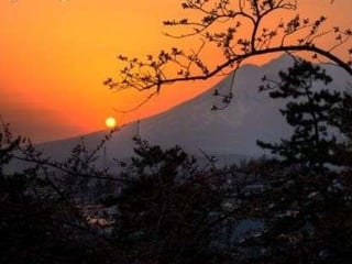 Abalado, Mikao se questionava onde teria errado... Concluiu após uma demorada reflexão que curava as doenças daqueles mendigos, mas eles não estavam preparados para sentir o prazer de uma nova vida... Percebeu então que a cura mais importante é a do espírito... Não é o corpo que adoece, é a alma... O corpo apenas reflete o que está acontecendo no íntimo do nosso ser. Mikao descobriu que ainda não tinha ensinado para aqueles mendigos o verdadeiro caminho da transformação, que é buscar dentro de si mesmo a própria luz. Ainda não tinha ensinado a eles o dharma, a atitude correta, simplificada nos 5 princípios do Reiki: 