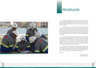 6 7
Relatório de Gestão 2012 | Diretoria Administrativa | Grupo CEEE Relatório de Gestão 2012 | Diretoria Administrativa | Grupo CEEE
Introdução
	 Este Relatório de Gestão 2012, da Diretoria Administrativa do Grupo
CEEE, foi composto a partir das ações desenvolvidas em suas unidades: Divisão
de Recursos Humanos (DRH); Divisão de Segurança e Saúde Ocupacional
(DSSO); Divisão de Logística (DL) e Centro Técnico de Aperfeiçoamento e
Formação (CETAF).
	 Considerando a imensa quantidade de ações desenvolvidas pela
Diretoria Administrativa durante um ano, seria impossível apresentar, em
detalhe, todas as atividades. Por isso se optou por este formato de relatório,
agrupando as principais ações executadas em quatro dimensões, contendo
alguns exemplos do que foi realizado. O objetivo é oferecer, principalmente
à comunidade interna, um roteiro de aplicação prática do modelo de gestão
que se propõe a enfrentar, com políticas sérias e consequentes os desafios de
nosso tempo.
	 O ano de 2012 comprovou que podemos crescer de forma sustentável,
através de lideranças comprometidas com a mudança de cultura e de atitude,
compartilhando responsabilidades e promovendo a missão do Grupo CEEE
de contribuir para o desenvolvimento da sociedade, atuando no setor de
energia. Sabemos que o caminho é cheio de riscos para quem decide fazer
diferente. Mas aprendemos também que quando trabalhamos em grupo,
cuidando das pessoas, incentivando o trabalho criativo e comprometido com
os objetivos do Grupo CEEE, os resultados aparecem.
	 Este relatório é uma pequena amostra do empenho e dedicação dos
trabalhadores da Diretoria Administrativa na implementação de políticas com
foco nos parâmetros de excelência definidos no planejamento Estratégico do
Grupo CEEE, pelo Setor Elétrico e nos contratos de Concessão. A eles e aos
nossos clientes, acionistas e a comunidade, nosso agradecimento.
Boa Leitura!
Halikan Daniel Dias
Diretor Administrativo
 