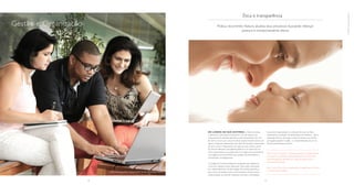 Gestão e Organização
Ética e transparência
Prática recorrente, Natura atualiza seus processos buscando reforçar
postura e comportamento éticos
Ao longo de sua história, a Natura revisitou
e aprimorou suas práticas e processos, a fim de reforçar seu
comportamento pautado pela ética e pela transparência. Por isso,
em 2014, ano em que a nova lei anticorrupção brasileira entrou em
vigor, a companhia desenvolveu uma série de iniciativas relacionadas
ao tema, como o mapeamento de todas as áreas críticas a partir
do nível de interação com agentes públicos e um mapa com os
riscos relacionados à corrupção, além da criação de procedimentos
mais rígidos nas concorrências para seleção de fornecedores e
contabilização de pagamentos.
O Código de Conduta também foi atualizado para adaptar-se
à nova lei e destacar temas relevantes. Outra ação importante
foi o desenvolvimento de dois códigos de conduta, específicos
para a força de vendas e para os fornecedores. Houve, ainda, a
reestruturação do canal de Ouvidoria, incluindo a contratação
de parceiro especializado na condução de casos de ética
empresarial, a ampliação do atendimento por telefone – agora
disponível 24h por dia, todos os dias da semana, nos idiomas
português, espanhol e inglês – e a disponibilização de um site
(www.ouvidorianatura.com.br).
Pelo 5º ano consecutivo, a Natura se adequou voluntariamente
às normas da certificação da lei Sarbanes-Oxley (EUA), que
prevê mecanismos de auditoria e segurança para evitar a
ocorrência de fraudes.
Pela 1ª vez, a SOx incluiu as operações na Argentina, no México
e no Peru, além do Brasil.
Neusa Nascimento, Rafael Avila e Claudineia Zorzela, colaboradores Natura
18 19
gestãoeorganização
 