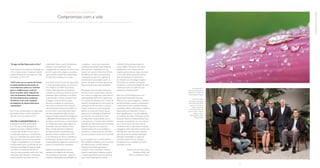 Mensagem dos fundadores
Compromisso com a vida
“A água de São Paulo está no fim.”
Paulo Nogueira Neto, professor de Ecologia da
USP e, à época, titular da Secretaria Especial
do Meio Ambiente, em reportagem da Folha
de S.Paulo de 25/5/1977.
“2015 pode ser um ponto de virada
no desenvolvimento humano, se
concordarmos sobre um caminho
para a resiliência por meio de
fortes acordos sobre redução do
risco de desastres, financiamento
do desenvolvimento, mudanças
climáticas e um novo conjunto
de objetivos de desenvolvimento
sustentável.”
Ban Ki-moon, secretário-geral da Organização
das Nações Unidas, no Fórum Econômico
Mundial, em Davos, janeiro de 2015.
Entre a advertência do
respeitado e pioneiro ambientalista,
em 1977, para a crise que agora se
evidencia em todo o Sudeste brasileiro
e a exortação de Ban Ki-moon para o
ano que agora vivemos, o conhecimento
dos riscos crescentes que pairam sobre a
vida planetária cresceu expressivamente
e impõe a necessidade de uma transição
transformadora para a construção de uma
civilização sustentável. Os impactos desta
crise hídrica certamente imporão um
consumo mais consciente, assim como uma
valorização, tanto filosófica e emocional
quanto material, nunca vista em nossa
coletividade.Temos, a partir do fenômeno
climático vivido localmente e suas
consequências, um exemplo de como o ano
de 2015, assim como propõe o secretário-
-geral da ONU, poderá ser transformador.
Em São Paulo, no Brasil e no mundo.
Já se foram mais de 20 anos de negociações
e 15 de evoluções pontuais em torno dos
oito Objetivos do Milênio das Nações
Unidas, metas propostas aos países de
combate aos principais problemas sociais e
ambientais. Agora, ampliada a consciência
e aprofundados os fóruns de governança,
é chegada a hora de darmos passos
decisivos na direção de construirmos
um mundo reconectado com a ética da
vida. Esse grande concerto de nações em
torno do bem comum terá, pelo menos,
três atos marcantes: em julho, em Adis
Abeba, na Etiópia, pretende-se estabelecer
o adequado direcionamento aos trilhões
de dólares previstos para os investimentos
em infraestrutura; dois meses depois, na
Assembleia Geral da ONU, em Nova
York, o mundo decidirá os Objetivos
de Desenvolvimento Sustentável, que
deverão orientar os esforços pós-2015;
e, em dezembro, em Paris, a Conferência
de Mudanças Climáticas selará um novo
acordo global, que, esperamos, promova os
avanços e compromissos necessários.
Sabemos que dependemos de uma
complexa convergência de interesses,
mas entendemos que todos – governos,
empresas, organizações da sociedade civil
e indivíduos – temos uma importante
parcela de contribuição neste ambiente
interconectado e desafiador, em um
mundo com recursos finitos. Nos 45 anos
de trajetória da Natura, amadurecemos
a percepção de que somos agentes de
transformação da sociedade a partir da
genuína interação com todos aqueles que
fazem parte de nossa rede de relações.
Movidos por essa convicção, renovamos
em 2014 nossos compromissos coletivos
com o futuro ao lançarmos nossa Visão de
Sustentabilidade 2050. Nela, organizamos
um conjunto de diretrizes com o intuito de
expandir nossa geração de valor a partir da
promoção do bem estar bem e provocar
impacto econômico, social e ambiental
positivo no mundo. Ao mesmo tempo,
obtivemos a certificação de Empresa B,
que identifica com parâmetros claros
as companhias comprometidas com a
construção de um mundo melhor. Estamos
honrados por fazer parte desse movimento
global de empresas com propósitos
transformadores de nossa sociedade e
assumimos o compromisso de contribuir
para que prospere e atraia novos parceiros.
Em um paralelo com o cenário externo,
2015 também se desenha como um ponto
de inferência para a própria empresa.
Devemos reconhecer que, embora
tenhamos muitas conquistas a celebrar,
ainda há importantes e urgentes avanços
a realizar, especialmente quando olhamos
para o nosso desempenho recente
no Brasil. A força da Natura está em
nossas origens. Contamos com nossos
fundamentos, com a valiosa rede de
relações que tecemos ao longo do tempo
e com importantes evoluções recentes,
fruto de significativos investimentos
em infraestrutura, tecnologia e logística.
Acompanhamos também com grande
entusiasmo a crescente aceitação de nossa
proposta de valor nos países em que
operamos na América Latina.
Este novo ciclo da Natura passa a ser
liderado pelo experiente executivo
Roberto Lima, que já integrava o Conselho
de Administração e aceitou prontamente o
convite para assumir a posição de diretor-
-presidente, dando continuidade ao trabalho
desenvolvido por Alessandro Carlucci, a
quem agradecemos os 25 anos dedicados
à companhia, dez deles à frente do Comitê
Executivo. Estamos confiantes de que essa
transição vai representar um novo impulso
para o nosso futuro. Da mesma forma,
convidamos toda a nossa rede de relações
a engajar-se neste importante momento de
definição dos rumos de nossa civilização
para que, acima de quaisquer ideologias,
ambições, necessidades ou lógicas de
mercado, possamos buscar orientar a
atividade humana no planeta a partir da
valorização da vida.
Antonio Luiz da Cunha Seabra
Guilherme Peirão Leal
Pedro Luiz Barreiros Passos
Da esquerda para a
direita, de cima para baixo,
membros do Conselho de
Administração da Natura:
Julio Moura Neto,
Luiz Ernesto Gemignani,
Raul Gabriel Beer Roth,
Antonio Luiz da Cunha
Seabra, Guilherme
Peirão Leal, Pedro Luiz
Barreiro Passos, Marcos
de Barros Lisboa,
Silvia Lagnado e Plínio
Villares Musetti
mensagemdosfundadores
4 5
 