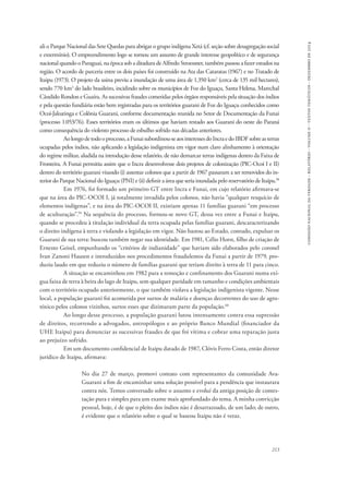 comissão nacional da verdade - relatório - volume ii - textos temáticos - dezembro de 2014 
ali o Parque Nacional das Sete Quedas para abrigar o grupo indígena Xetá (cf. seção sobre desagregação social 
e extermínio). O empreendimento logo se tornou um assunto de grande interesse geopolítico e de segurança 
nacional quando o Paraguai, na época sob a ditadura de Alfredo Stroessner, também passou a fazer estudos na 
região. O acordo de parceria entre os dois países foi construído na Ata das Cataratas (1967) e no Tratado de 
Itaipu (1973). O projeto da usina previu a inundação de uma área de 1.350 km2 (cerca de 135 mil hectares), 
sendo 770 km2 do lado brasileiro, incidindo sobre os municípios de Foz do Iguaçu, Santa Helena, Marechal 
Cândido Rondon e Guaíra. As sucessivas fraudes cometidas pelos órgãos responsáveis pela situação dos índios 
e pela questão fundiária estão bem registradas para os territórios guarani de Foz do Iguaçu conhecidos como 
Ocoí-Jakutinga e Colônia Guarani, conforme documentação reunida no Setor de Documentação da Funai 
(processo 1.053/76). Esses territórios eram os últimos que haviam restado aos Guarani do oeste do Paraná 
como consequência do violento processo de esbulho sofrido nas décadas anteriores. 
Ao longo de todo o processo, a Funai subordinou-se aos interesses do Incra e do IBDF sobre as terras 
ocupadas pelos índios, não aplicando a legislação indigenista em vigor num claro alinhamento à orientação 
do regime militar, aludida na introdução desse relatório, de não demarcar terras indígenas dentro da Faixa de 
Fronteira. A Funai permitiu assim que o Incra desenvolvesse dois projetos de colonização (PIC-Ocoí I e II) 
dentro do território guarani visando (i) assentar colonos que a partir de 1967 passaram a ser removidos do in-terior 
do Parque Nacional do Iguaçu (PNI) e (ii) definir a área que seria inundada pelo reservatório de Itaipu.58 
Em 1976, foi formado um primeiro GT entre Incra e Funai, em cujo relatório afirmava-se 
que na área do PIC-OCOI I, já totalmente invadida pelos colonos, não havia “qualquer resquício de 
elementos indígenas”, e na área do PIC-OCOI II, existiam apenas 11 famílias guarani “em processo 
de aculturação”.59 Na sequência do processo, formou-se novo GT, dessa vez entre a Funai e Itaipu, 
quando se procedeu à titulação individual da terra ocupada pelas famílias guarani, descaracterizando 
o direito indígena à terra e violando a legislação em vigor. Não bastou ao Estado, contudo, expulsar os 
Guarani de sua terra: buscou também negar sua identidade. Em 1981, Célio Horst, filho de criação de 
Ernesto Geisel, empunhando os “critérios de indianidade” que haviam sido elaborados pelo coronel 
Ivan Zanoni Hausen e introduzidos nos procedimentos fraudulentos da Funai a partir de 1979, pro-duziu 
laudo em que reduziu o número de famílias guarani que teriam direito à terra de 11 para cinco. 
A situação se encaminhou em 1982 para a remoção e confinamento dos Guarani numa exí-gua 
faixa de terra à beira do lago de Itaipu, sem qualquer paridade em tamanho e condições ambientais 
com o território ocupado anteriormente, o que também violava a legislação indigenista vigente. Nesse 
local, a população guarani foi acometida por surtos de malária e doenças decorrentes do uso de agro-tóxico 
pelos colonos vizinhos, surtos esses que dizimaram parte da população.60 
Ao longo desse processo, a população guarani lutou intensamente contra essa supressão 
de direitos, recorrendo a advogados, antropólogos e ao próprio Banco Mundial (financiador da 
UHE Itaipu) para denunciar as sucessivas fraudes de que foi vítima e cobrar uma reparação justa 
ao prejuízo sofrido. 
Em um documento confidencial de Itaipu datado de 1987, Clóvis Ferro Costa, então diretor 
213 
jurídico de Itaipu, afirmava: 
No dia 27 de março, promovi contato com representantes da comunidade Ava- 
Guarani a fim de encaminhar uma solução possível para a pendência que instaurara 
contra nós. Temos conversado sobre o assunto e evoluí da antiga posição de contes-tação 
pura e simples para um exame mais aprofundado do tema. A minha convicção 
pessoal, hoje, é de que o pleito dos índios não é desarrazoado, de um lado; de outro, 
é evidente que o relatório sobre o qual se baseou Itaipu não é veraz. 
 