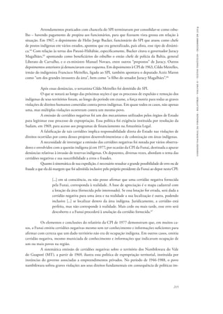 comissão nacional da verdade - relatório - volume ii - textos temáticos - dezembro de 2014 
Arrendamentos praticados com chancela do SPI terminavam por consolidar-se como esbu-lho 
– havendo pagamento de propina aos funcionários, para que fizessem vista grossa em relação à 
situação. Em 1967, o depoimento de Helio Jorge Bucker, funcionário do SPI que atuou como chefe 
de postos indígenas em vários estados, apontou que era generalizado, país afora, esse tipo de dinâmi-ca. 
64 Com relação às terras dos Pataxó-Hãhãhãe, especificamente, Bucker citava o governador Juracy 
Magalhães,65 apontando como beneficiários do esbulho o então chefe de polícia da Bahia, general 
Liberato de Carvalho, e o ex-ministro Manuel Novaes, entre outros “prepostos” de Juracy. Outros 
depoimentos anteriores já denunciavam esse esquema. Em depoimento à CPI de 1963, Cildo Meirelles, 
irmão do indigenista Francisco Meirelles, ligado ao SPI, também apontava o deputado Azziz Maron 
como “um dos grandes invasores da área”, bem como “o filho do senador Juracy Magalhães”.66 
Após essas denúncias, o sertanista Cildo Meirelles foi demitido do SPI. 
O que se notará ao longo das próximas seções é que os processos de expulsão e remoção dos 
indígenas de seus territórios foram, ao longo do período em exame, a força motriz para todas as graves 
violações de direitos humanos cometidas contra povos indígenas. Em quase todos os casos, não apenas 
uma, mas múltiplas violações ocorreram contra um mesmo povo. 
A emissão de certidões negativas foi um dos mecanismos utilizados pelos órgãos de Estado 
para legitimar esse processo de expropriação. Essa política foi exigência instituída por resolução da 
Sudam, em 1969, para acesso aos programas de financiamento na Amazônia Legal. 
A falsificação de tais certidões implica responsabilidade direta do Estado nas violações de 
direitos ocorridas por conta desses projetos desenvolvimentistas e de colonização em áreas indígenas. 
A necessidade de investigar a emissão das certidões negativas foi notada por vários observa-dores 
e envolvidos com a questão indígena já em 1977, por ocasião da CPI da Funai, destinada a apurar 
denúncias relativas à invasão de reservas indígenas. Os depoentes, diversas vezes, abordam o tema das 
certidões negativas e sua suscetibilidade a erros e fraudes. 
Quanto à sistemática de sua expedição, é necessário ressaltar a grande possibilidade de erro ou de 
fraude a que ela dá margem que foi admitida inclusive pelo próprio presidente da Funai ao depor nesta CPI: 
[...] em sã consciência, eu não posso afirmar que uma certidão negativa fornecida 
pela Funai, corresponda à realidade. A base de apreciação é o mapa cadastral com 
a lotação da área (fornecida pelo interessado). Se essa lotação for errada, será dada a 
certidão negativa para uma área e na realidade a sua localização é outra, podendo 
inclusive [...] se localizar dentro da área indígena. Juridicamente, a certidão está 
perfeita, mas não corresponde à realidade. Mais cedo ou mais tarde, esse erro será 
descoberto e a Funai procederá à anulação da certidão fornecida.67 
Os elementos e conclusões do relatório da CPI de 1977 demonstram que, em muitos ca-sos, 
a Funai emitiu certidões negativas mesmo sem ter conhecimento e informações suficientes para 
afirmar com certeza que um dado território não era de ocupação indígena. Em outros casos, emitiu 
certidão negativa, mesmo municiada de conhecimento e informações que indicavam ocupação de 
um ou mais povos na região. 
A sistemática emissão de certidões negativas sobre o território dos Nambikwara do Vale 
do Guaporé (MT), a partir de 1969, ilustra essa política de expropriação territorial, instituída por 
instâncias do governo associadas a empreendimentos privados. No período de 1946-1988, o povo 
nambikwara sofreu graves violações aos seus direitos fundamentais em consequência de políticas im- 
215 
 