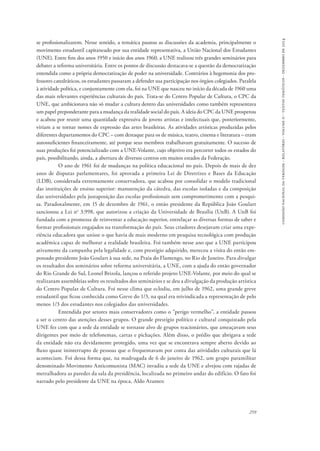 comissão nacional da verdade - relatório - volume ii - textos temáticos - dezembro de 2014 
se profissionalizarem. Nesse sentido, a temática pautou as discussões da academia, principalmente o 
movimento estudantil capitaneado por sua entidade representativa, a União Nacional dos Estudantes 
(UNE). Entre fins dos anos 1950 e início dos anos 1960, a UNE realizou três grandes seminários para 
debater a reforma universitária. Entre os pontos de discussão destacava-se a questão da democratização 
entendida como a própria democratização de poder na universidade. Contrários à hegemonia dos pro-fessores 
catedráticos, os estudantes passaram a defender sua participação nos órgãos colegiados. Paralela 
à atividade política, e conjuntamente com ela, foi na UNE que nasceu no início da década de 1960 uma 
das mais relevantes experiências culturais do país. Trata-se do Centro Popular de Cultura, o CPC da 
UNE, que ambicionava não só mudar a cultura dentro das universidades como também representava 
um papel preponderante para a mudança da realidade social do país. A ideia do CPC da UNE prosperou 
e acabou por reunir uma quantidade expressiva de jovens artistas e intelectuais que, posteriormente, 
viriam a se tornar nomes de expressão das artes brasileiras. As atividades artísticas produzidas pelos 
diferentes departamentos do CPC – com destaque para os de música, teatro, cinema e literatura – eram 
autossuficientes financeiramente, até porque seus membros trabalhavam gratuitamente. O sucesso de 
suas produções foi potencializado com a UNE-Volante, cujo objetivo era percorrer todos os estados do 
país, possibilitando, ainda, a abertura de diversos centros em muitos estados da Federação. 
O ano de 1961 foi de mudanças na política educacional no país. Depois de mais de dez 
anos de disputas parlamentares, foi aprovada a primeira Lei de Diretrizes e Bases da Educação 
(LDB), considerada extremamente conservadora, que acabou por consolidar o modelo tradicional 
das instituições de ensino superior: manutenção da cátedra, das escolas isoladas e da composição 
das universidades pela justaposição das escolas profissionais sem comprometimento com a pesqui-sa. 
Paradoxalmente, em 15 de dezembro de 1961, o então presidente da República João Goulart 
sancionou a Lei no 3.998, que autorizou a criação da Universidade de Brasília (UnB). A UnB foi 
fundada com a promessa de reinventar a educação superior, entrelaçar as diversas formas de saber e 
formar profissionais engajados na transformação do país. Seus criadores desejavam criar uma expe-riência 
educadora que unisse o que havia de mais moderno em pesquisa tecnológica com produção 
acadêmica capaz de melhorar a realidade brasileira. Foi também nesse ano que a UNE participou 
ativamente da campanha pela legalidade e, com prestígio adquirido, mereceu a visita do então em-possado 
presidente João Goulart à sua sede, na Praia do Flamengo, no Rio de Janeiro. Para divulgar 
os resultados dos seminários sobre reforma universitária, a UNE, com a ajuda do então governador 
do Rio Grande do Sul, Leonel Brizola, lançou o referido projeto UNE-Volante, por meio do qual se 
realizaram assembleias sobre os resultados dos seminários e se deu a divulgação da produção artística 
do Centro Popular de Cultura. Foi nesse clima que eclodiu, em julho de 1962, uma grande greve 
estudantil que ficou conhecida como Greve do 1/3, na qual era reivindicada a representação de pelo 
menos 1/3 dos estudantes nos colegiados das universidades. 
Entendida por setores mais conservadores como o “perigo vermelho”, a entidade passou 
a ser o centro das atenções desses grupos. O grande prestígio político e cultural conquistado pela 
UNE fez com que a sede da entidade se tornasse alvo de grupos reacionários, que ameaçavam seus 
dirigentes por meio de telefonemas, cartas e pichações. Além disso, o prédio que abrigava a sede 
da entidade não era devidamente protegido, uma vez que se encontrava sempre aberto devido ao 
fluxo quase ininterrupto de pessoas que o frequentavam por conta das atividades culturais que lá 
aconteciam. Foi dessa forma que, na madrugada de 6 de janeiro de 1962, um grupo paramilitar 
denominado Movimento Anticomunista (MAC) invadiu a sede da UNE e alvejou com rajadas de 
metralhadora as paredes da sala da presidência, localizada no primeiro andar do edifício. O fato foi 
narrado pelo presidente da UNE na época, Aldo Arantes: 
259 
 