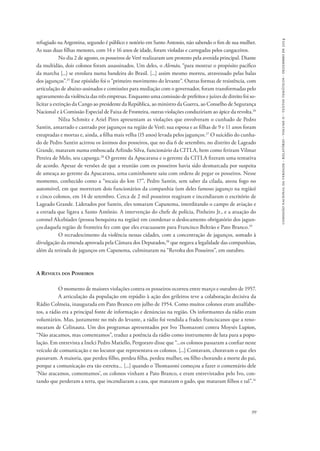 comissão nacional da verdade - relatório - volume ii - textos temáticos - dezembro de 2014 
refugiado na Argentina, segundo é público e notório em Santo Antonio, não sabendo o fim de sua mulher. 
As suas duas filhas menores, com 14 e 16 anos de idade, foram violadas e carregadas pelos cangaceiros. 
No dia 2 de agosto, os posseiros de Verê realizaram um protesto pela avenida principal. Diante 
da multidão, dois colonos foram assassinados. Um deles, o Alemão, “para mostrar o propósito pacífico 
da marcha [...] se enrolara numa bandeira do Brasil. [...] assim mesmo morreu, atravessado pelas balas 
dos jagunços”.25 Esse episódio foi o “primeiro movimento do levante”. Outras formas de resistência, com 
articulação de abaixo-assinados e comissões para mediação com o governador, foram transformadas pelo 
agravamento da violência das três empresas. Enquanto uma comissão de prefeitos e juízes de direito foi so-licitar 
a extinção da Cango ao presidente da República, ao ministro da Guerra, ao Conselho de Segurança 
Nacional e à Comissão Especial de Faixa de Fronteira, outras violações conduziriam ao ápice da revolta.26 
Nilza Schmitz e Ariel Pires apresentam as violações que envolveram o cunhado de Pedro 
Santin, amarrado e castrado por jagunços na região de Verê; sua esposa e as filhas de 9 e 11 anos foram 
estupradas e mortas e, ainda, a filha mais velha (15 anos) levada pelos jagunços.27 O suicídio do cunha-do 
de Pedro Santin acirrou os ânimos dos posseiros, que no dia 6 de setembro, no distrito de Lageado 
Grande, mataram numa emboscada Arlindo Silva, funcionário da CITLA, bem como feriram Vilmar 
Pereira de Melo, seu capanga.28 O gerente da Apucarana e o gerente da CITLA fizeram uma tentativa 
de acordo. Apesar de versões de que a reunião com os posseiros havia sido desmarcada por suspeita 
de ameaça ao gerente da Apucarana, uma caminhonete saiu com ordens de pegar os posseiros. Nesse 
momento, conhecido como a “tocaia do km 17”, Pedro Santin, sem saber da cilada, ateou fogo no 
automóvel, em que morreram dois funcionários da companhia (um deles famoso jagunço na região) 
e cinco colonos, em 14 de setembro. Cerca de 2 mil posseiros reagiram e incendiaram o escritório de 
Lageado Grande. Liderados por Santin, eles tomaram Capanema, interditando o campo de aviação e 
a estrada que ligava a Santo Antônio. A intervenção do chefe de polícia, Pinheiro Jr., e a atuação do 
coronel Alcebíades (pessoa benquista na região) em coordenar o deslocamento obrigatório dos jagun-ços 
daquela região de fronteira fez com que eles evacuassem para Francisco Beltrão e Pato Branco.29 
O recrudescimento da violência nessas cidades, com a concentração de jagunços, somado à 
divulgação da emenda aprovada pela Câmara dos Deputados,30 que negava a legalidade das companhias, 
além da retirada de jagunços em Capanema, culminaram na “Revolta dos Posseiros”, em outubro. 
99 
A Revolta dos Posseiros 
O momento de maiores violações contra os posseiros ocorreu entre março e outubro de 1957. 
A articulação da população em repúdio à ação dos grileiros teve a colaboração decisiva da 
Rádio Colmeia, inaugurada em Pato Branco em julho de 1954. Como muitos colonos eram analfabe-tos, 
a rádio era a principal fonte de informação e denúncias na região. Os informantes da rádio eram 
voluntários. Mas, justamente no mês do levante, a rádio foi vendida a frades franciscanos que a reno-mearam 
de Celinauta. Um dos programas apresentados por Ivo Thomazoni contra Moysés Lupion, 
“Não atacamos, mas comentamos”, traduz a potência da rádio como instrumento de luta para a popu-lação. 
Em entrevista a Inelci Pedro Matiello, Pergoraro disse que “...os colonos passaram a confiar neste 
veículo de comunicação e no locutor que representava os colonos. [...] Contavam, choravam o que eles 
passavam. A maioria, que perdeu filho, perdeu filha, perdeu mulher, ou filho chorando a morte do pai, 
porque a comunicação era tão estreita... [...] quando o Thomazoni começou a fazer o comentário dele 
‘Não atacamos, comentamos’, os colonos vinham a Pato Branco, e eram entrevistados pelo Ivo, con-tando 
que perderam a terra, que incendiaram a casa, que mataram o gado, que mataram filhos e tal”.31 
 