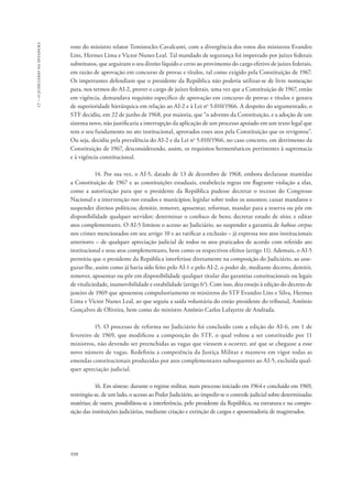 938 
17 – o judiciário na ditadura 
voto do ministro relator Temístocles Cavalcanti, com a divergência dos votos dos ministros Evandro 
Lins, Hermes Lima e Victor Nunes Leal. Tal mandado de segurança foi impetrado por juízes federais 
substitutos, que arguiram o seu direito líquido e certo ao provimento do cargo efetivo de juízes federais, 
em razão de aprovação em concurso de provas e títulos, tal como exigido pela Constituição de 1967. 
Os impetrantes defendiam que o presidente da República não poderia utilizar-se de livre nomeação 
para, nos termos do AI-2, prover o cargo de juízes federais, uma vez que a Constituição de 1967, então 
em vigência, demandava requisito específico de aprovação em concurso de provas e títulos e gozava 
de superioridade hierárquica em relação ao AI-2 e à Lei no 5.010/1966. A despeito do argumentado, o 
STF decidiu, em 22 de junho de 1968, por maioria, que “o advento da Constituição, e a adoção de um 
sistema novo, não justificaria a interrupção da aplicação de um processo apoiado em um texto legal que 
tem o seu fundamento no ato institucional, aprovados esses atos pela Constituição que os revigorou”. 
Ou seja, decidiu pela prevalência do AI-2 e da Lei no 5.010/1966, no caso concreto, em detrimento da 
Constituição de 1967, desconsiderando, assim, os requisitos hermenêuticos pertinentes à supremacia 
e à vigência constitucional. 
14. Por sua vez, o AI-5, datado de 13 de dezembro de 1968, embora declarasse mantidas 
a Constituição de 1967 e as constituições estaduais, estabelecia regras em flagrante violação a elas, 
como a autorização para que o presidente da República pudesse decretar o recesso do Congresso 
Nacional e a intervenção nos estados e municípios; legislar sobre todos os assuntos; cassar mandatos e 
suspender direitos políticos; demitir, remover, aposentar, reformar, mandar para a reserva ou pôr em 
disponibilidade qualquer servidor; determinar o confisco de bens; decretar estado de sítio; e editar 
atos complementares. O AI-5 limitou o acesso ao Judiciário, ao suspender a garantia de habeas corpus 
nos crimes mencionados em seu artigo 10 e ao ratificar a exclusão – já expressa nos atos institucionais 
anteriores – de qualquer apreciação judicial de todos os atos praticados de acordo com referido ato 
institucional e seus atos complementares, bem como os respectivos efeitos (artigo 11). Ademais, o AI-5 
permitiu que o presidente da República interferisse diretamente na composição do Judiciário, ao asse-gurar- 
lhe, assim como já havia sido feito pelo AI-1 e pelo AI-2, o poder de, mediante decreto, demitir, 
remover, aposentar ou pôr em disponibilidade qualquer titular das garantias constitucionais ou legais 
de vitaliciedade, inamovibilidade e estabilidade (artigo 6o). Com isso, deu ensejo à edição do decreto de 
janeiro de 1969 que aposentou compulsoriamente os ministros do STF Evandro Lins e Silva, Hermes 
Lima e Victor Nunes Leal, ao que seguiu a saída voluntária do então presidente do tribunal, Antônio 
Gonçalves de Oliveira, bem como do ministro Antônio Carlos Lafayette de Andrada. 
15. O processo de reforma no Judiciário foi concluído com a edição do AI-6, em 1 de 
fevereiro de 1969, que modificou a composição do STF, o qual voltou a ser constituído por 11 
ministros, não devendo ser preenchidas as vagas que viessem a ocorrer, até que se chegasse a esse 
novo número de vagas. Redefiniu a competência da Justiça Militar e manteve em vigor todas as 
emendas constitucionais produzidas por atos complementares subsequentes ao AI-5, excluída qual-quer 
apreciação judicial. 
16. Em síntese: durante o regime militar, num processo iniciado em 1964 e concluído em 1969, 
restringiu-se, de um lado, o acesso ao Poder Judiciário, ao impedir-se o controle judicial sobre determinadas 
matérias; de outro, possibilitou-se a interferência, pelo presidente da República, na estrutura e na compo-sição 
das instituições judiciárias, mediante criação e extinção de cargos e aposentadoria de magistrados. 
 