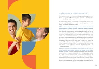 4.3 PROGRAMA P: MANUAL PARA O EXERCÍCIO DA PATERNIDADE E
DO CUIDADO49
O Programa P é um manual baseado nas evidências das melhores práticas sobre a
participação de homens e de suas parceiras (ou parceiros) no exercício da paternidade
e do cuidado, assim como na saúde materno-infantil e inclusão da perspectiva de
autocuidado masculino, destinado a profissionais do setor da saúde, da educação e
trabalhadores/as comunitários/as. A publicação se destina a criar espaços seguros para
o diálogo com os pais, por meio de oficinas e cursos de aprendizagem que permitam
a eles refletir sobre suas preocupações, dúvidas, necessidades e interesses sobre a
paternidade. Serve como uma ferramenta para incentivar e sensibilizar os participantes
sobre como os papéis de gênero comprometem ou influenciam a integração dos pais
na família.
49	 Disponível em:hhttp://www.promundo.org.br/wp-content/uploads/2014/08/promundo_manualp_05e_baixa.pdf
5. ÁREAS PRIORITÁRIAS PARA AÇÃO
Estima-se que, de acordo com os índices atuais do progresso global, a igualdade entre
homens e mulheres levará 75 anos para acontecer. É evidente que a transformação é
lenta demais. O tempo de agir é agora.
O relatório sobre a situação da paternidade no mundo de 2017, elencou cinco
princípios a partir dos quais devem-se fundamentar ações que visam promover
avanços no campo das paternidades. São eles:
1. Todas as pessoas, independente do seu gênero, devem ser motivadas a se verem
como cuidadoras e provedoras financeiras - e devem ser apoiadas em ambas as
funções. Alcançar a igualdade no cuidado não remunerado está longe de ser apenas
uma questão de convencer homens individualmente a agir, embora esse seja um
elemento importante. A distribuição desigual do trabalho de cuidado está enraizada
na história e na socialização de meninos e meninas, sendo perpetuada em um nível
sistêmico. São múltiplos fatores sobrepostos que determinam quem desempenha
as tarefas de cuidado e se os homens e os meninos fazem a sua parte. Existem três
fatores principais que impedem o cuidado mais equitativo: (1) normas sociais e
socialização de gênero que reforçam a ideia de que o cuidado é um “trabalho das
mulheres”; (2) realidades econômicas e de trabalho e normas que determinam a
tomada de decisões domésticas e mantêm a divisão tradicional das tarefas em casa
e no trabalho; e (3) leis e políticas que reforçam a ideia de que o cuidado é um
“trabalho das mulheres”.
2. A licença remunerada, compartilhada de forma igualitária por mães e pais (ou
em outros acordos de co-cuidado) é essencial para alcançar uma distribuição
equitativa do cuidado. A principal recomendação do relatório sobre políticas para
alcançar práticas de cuidado com equidade de gênero é a de que os governos (ou,
na sua falta de iniciativa, empregadores/as, corporações e outros/as agentes do
setor privado) ofereçam e incentivem o uso da licença parental remunerada e com
proteção ao emprego para mães e pais, em conformidade com as melhores práticas
destas políticas. A licença deve ser garantida para os/as cuidadores/as de todos os
gêneros e deve ter igual duração, um valor apropriado e ser não-transferível. Se isso
75
 