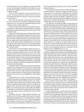 à profissionalização, à cultura, à dignidade, ao respeito, à liberdade      1988, serão efetivamente garantidos; e iii) a constitucionalidade
e à convivência familiar e comunitária, além de colocá-los a salvo          das ações afirmativas.
de toda forma de negligência, discriminação, exploração, violência,              No que tange ao primeiro temário, da leitura do dispositivo
crueldade e opressão”;                                                      constitucional parece não haver margem para dúvida de que
     Titulo IX (Das disposições constitucionais gerais), art.               o racismo, por ser considerado um delito grave, se conforma
242, § 1º “O ensino da História do Brasil levará em conta as                juridicamente como uma prática inafiançável e imprescritível.
contribuições das diferentes culturas e etnias para a formação              Contudo, conforme será visto no capítulo 7, no período 2007-2008,
do povo brasileiro”;                                                        do total de ações contra crimes de racismo julgadas nos Tribunais
     Titulo X (Ato das disposições constitucionais transitórias), art.      de Justiça de 19 unidades da federação, 66,9% das ações foram
68, “Aos remanescentes das comunidades dos quilombos que estejam            vencidas pelos réus e 29,7% pelas vítimas.
ocupando suas terras é reconhecida a propriedade definitiva, devendo             Estes indicadores não deixam de sugerir ao menos uma certa
o Estado emitir-lhes os títulos respectivos”.                               dificuldade de aplicação prática da lei por parte do Poder Judiciário
     Portanto, da leitura deste conjunto de dispositivos constitu-          brasileiro. Tal consideração pode ser ratificada pelas palavras do
cionais, parece evidente que a Constituição brasileira incorporou           atual ministro do Supremo Tribunal Federal, o magistrado Joaquim
as principais demandas portadas pelo movimento negro no final               Barbosa, que em estudo sobre os marcos legais das ações afirmativas
da década de 1980.                                                          nos EUA, ao tecer comentários sobre a efetiva aplicação das leis
     Naqueles idos, de fato, a principal reivindicação do movimento         antirracistas no Brasil, apontou: “Na órbita jurídica interna, além dos
negro parecia ser a criminalização da prática do racismo, assim se          dispositivos constitucionais genéricos que proíbem a discriminação
superando o marco legal anterior assentado na Lei Afonso Arinos,            racial e criminalizam certos comportamentos discriminatórios, o
que tão-somente considerava tal delito uma contravenção. Com isso,          Direito brasileiro se singulariza pela esdrúxula estratégia de pretender
abriu-se margem para a futura aprovação da Lei nº 7.716, de 5 de            extinguir a discriminação racial e seus efeitos mediantes leis de con-
janeiro de 1989 (posteriormente modificada pela Lei nº 9.459, de            teúdo criminal (Lei n. 7.716/89 e Lei n. 9.459/97). Ineficazes, tais leis
13 de maio de 1997), conhecida como Lei Caó, e que regulamentou,            são muitas vezes objeto de deboche por parte de alguns operadores
no Código Penal brasileiro, o dispositivo constitucional que trata          do Direito aos quais incumbiria aplicá-las. Não se tem notícia de
dos crimes de racismo.                                                      um único caso de cumprimento de pena por condenação criminal
     Contudo, não seria correto identificar apenas na lei que cri-          fundada nessas leis” (BARBOSA, 2001, p. 12-13).
minaliza o racismo as conquistas obtidas pelo movimento negro                    No que tange aos direitos coletivos dos quilombolas contem-
brasileiro na Constituição Cidadã. Assim, o art. 242, § 1º, abriu espaço    porâneos, os segmentos descontentes com tal medida (geralmente
constitucional para a futura aprovação das Leis 10.639 e 11.645,            grandes proprietários de terras) vêm atuando no sentido de difi-
dispositivos que incluíram nos currículos do ensino fundamental             cultar a efetivação destes direitos mediante a criação de entraves
os conteúdos de história da África e da presença da população               legais à titulação das terras. Já em 2004, o atual partido Democrata
afrodescendente e indígena na sociedade brasileira. O mesmo pode            (DEM) impetrou Ação Direta de Inconstitucionalidade (Adin)
ser dito das conquistas obtidas pelos quilombolas e comunidades             contra o Decreto 4.887, de 20 de novembro de 2003, que regulou
de terreiros, ao menos formalmente, protegidas pelo dispositivo             o processo de reconhecimento e titulação das comunidades qui-
que trata da liberdade religiosa.                                           lombolas, definindo o Instituto de Colonização e Reforma Agrária
     De qualquer maneira, o conjunto de conquistas do movimento             (Incra) como órgão responsável por esta última função. Em 2005,
negro, tal como se apresentava há vinte anos, não tinham ainda              diante das pressões que vinha sofrendo, este mesmo órgão propôs
revelado sua potencialidade, concomitantemente transformadora               revisões nos marcos legais apontados no Decreto 4.887, proposta
e controversa. E a ela veio se juntar a própria luta pela adoção das        esta que descontentou as entidades de defesas dos interesses dos
políticas afirmativas para os afrodescendentes, especialmente               quilombolas. Outro indicador sugestivo dos impasses atualmente
em termos do acesso aos cursos de graduação nas universidades               vigentes é que, entre os anos de 2008 e 2009, o Incra conseguiu
públicas.                                                                   liquidar apenas 11% do orçamento originalmente previsto para o
     A juíza Adriana Cruz, visando o desenvolvimento de sua dis-            órgão na titulação das terras das comunidades de remanescentes
sertação de mestrado, fez uma pesquisa nos portais dos Tribunais            de quilombos (a este respeito, ver o capítulo 7 deste Relatório).
de Justiça Federal de segunda instância de todo o país. Assim, a                 Quanto ao dilema no plano legal, sobre a validade legal das
pesquisadora coletou 134 processos envolvendo temas que diziam              ações afirmativas, por curioso que seja, na Constituição de 1988
respeito à população afrodescendente. Destes, 74 envolviam jul-             não há sequer um único dispositivo tratando do tema. Tal ausência
gamento sobre o sistema de cotas de ingresso nas universidades              não pode ser creditada à resistência dos partidos conservadores
públicas, e 46 envolviam interesses de comunidades de quilombos             naquele momento. O fato é que naquele contexto histórico o tema
reconhecidas ou em processo de reconhecimento, sendo os demais              nem mesmo estava colocado.
24 casos associados a denúncias de práticas de racismo (CRUZ,                    No mês de março de 2010, o ministro Ricardo Lewandowsky,
2010, p. 119).                                                              do Supremo Tribunal Federal (STF), convocou uma audiência
     Atualmente, portanto, o Poder Judiciário brasileiro vem                consultiva sobre o tema das ações afirmativas para negros no acesso
lidando com três vertentes quando do tratamento da temática                 discente às universidades públicas, abrindo espaço para as posições
envolvendo a população negra e os seus direitos coletivos: i) a efetiva     favoráveis e contrárias ao princípio. Aquele magistrado vem a ser
aplicabilidade em termos técnicos, éticos e políticos da legislação         o responsável pela relatoria da Arguição de Descumprimento de
que criminaliza o racismo; ii) as interpretações sobre como os              Preceito Fundamental (ADPF) 186 e do Recurso Extraordinário
direitos coletivos dos quilombolas, previstos na Constituição de            (RE) 597285, nos quais o sistema diferenciado de ingresso nas


       18  Relatório Anual das Desigualdades Raciais no Brasil; 2009-2010
 