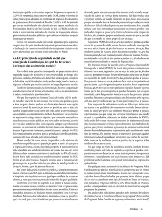instituições públicas de ensino superior foi posto em questão. A       de saúde, praticamente um não o fez mesmo tendo sentido neces-
ADPF foi perpetrada mais uma vez pelo DEM, contra o sistema de         sidade de acesso ao serviço desta natureza. Tal dado indica que
cotas para negros adotados no vestibular de ingresso de estudantes     o próprio sistema de saúde existente no país, hoje, não colapsa
de graduação na Universidade de Brasília (UnB). Já o RE foi ajuizado   porque não recebe toda a demanda potencial represada por conta
por um ex-vestibulando não classificado em exame vestibular da         de diversas dificuldades de procura por atendimento. Esta mazela
Universidade Federal do Rio Grande do Sul (UFRGS), tendo em            afetava com mais intensidade justamente os pretos & pardos cujo
vista o novo sistema adotado, de reserva de vagas para alunos          indicador chegava a quase 30%. Entre os brancos, esta proporção
provenientes de escolas públicas e para afrodescendentes naquela       foi de 14,2%, portanto, proporcionalmente, menos do que a metade
instituição de ensino.                                                 do que o ocorrido no outro grupo de cor ou raça.
    Como este assunto ainda está sendo apreciado pela suprema               Segundo a PNAD de 2008, 40,9% das mulheres pretas & pardas
magistratura do país, nos dias de hoje ainda pairam incertezas sobre   acima de 40 anos de idade jamais haviam realizado mamografia
a declaração de constitucionalidade das incipientes iniciativas de     em suas vidas, frente 26,4% das brancas na mesma situação. Das
ações afirmativas que vieram sendo adotadas no Brasil.                 mulheres acima de 25 anos, 37,5% das pretas & pardas e 22,9% das
                                                                       brancas jamais haviam realizado exame clínico de mamas. No mes-
1.1.f. O princípio de seguridade social que                            mo intervalo etário, 18,1% das pretas & pardas e 13,2% das brancas
emergiu da Constituição de 1988 foi favorável                          jamais haviam realizado o exame de Papanicolau.
à redução das assimetrias raciais?                                          Do mesmo modo, de acordo com a Pesquisa Nacional de
                                                                       Demografia e Saúde (PNDS) de 2006, dos partos realizados nos
     Na verdade esta questão corresponde ao próprio eixo desta         últimos cinco anos, segundo a cor ou raça da mãe, em 65,8% dos
segunda edição do Relatório e será respondida ao longo dos             casos as gestantes brancas foram informadas para onde se dirigir
próximos capítulos. Portanto, será difícil dar uma resposta completa   no momento do parto, frente 58,7% das gestantes pretas & pardas.
e definitiva nesta Introdução, muito embora seja possível avançar      Das gestantes brancas, 20,4% puderam ficar com acompanhante no
algumas reflexões que estarão contidas ao longo do presente estudo.    quarto, frente 14,3% das gestantes pretas & pardas. Entre as gestantes
     Conforme já mencionado, na Constituição de 1988, a seguridade     brancas, 46,6% tiveram os pelos pubianos raspados durante o parto,
social compreende de forma articulada as esferas do atendimento        frente 33,2% das gestantes pretas & pardas. Passaram por lavagem
à saúde, assistencial e previdenciário.                                intestinal, 23,6% das gestantes brancas e 19,4% das gestantes pretas
     No que diz respeito ao Sistema Único de Saúde (SUS), pode-        & pardas. Fizeram exame ginecológico até dois meses após o parto,
se perceber que este foi um avanço em termos das políticas para        46% das puérperas brancas e 34,7% das puérperas pretas & pardas.
a área no país. Assim, podem ser destacados tanto à concepção               Este conjunto de indicadores revela as diferenças existentes
constitucional da associação entre as políticas para a área de         no acesso e na qualidade do tratamento recebido dentro do sis-
saúde e a seguridade social como um todo, como a universalização       tema de saúde por parte das mulheres brancas e pretas & pardas,
da cobertura ao atendimento médico-hospitalar. Dessa forma             especialmente no que tange aos serviços reportados à sua saúde
se superou o antigo marco vigente, que somente concedia o              sexual e reprodutiva. Ademais, os dados coletados da PNDS,
atendimento nas redes públicas aos associados ao sistema, através      indicando diferentes encaminhamentos de tratamento diante
de vínculos estabelecidos com alguma categoria profissional            das mesmas situações vividas (procedimentos nos trabalhos de
atuantes no mercado de trabalho formal. Assim, esta alteração nos      parto e puerpério), sinalizam a presença do racismo institucional
marcos legais então existentes, permitida com a criação do SUS,        dentro dos estabelecimentos responsáveis pelo atendimento a este
foi potencialmente positiva para a população afrodescendente,          tipo de serviço. Do mesmo modo, é impossível dissociar aquelas
comumente mais afetada pela informalidade.                             informações das desigualdades existentes nas razões de mortali-
     Desse modo, há uma maior importância do sistema de                dade materna de mulheres pretas & pardas, 65,1% superior à das
atendimento público para a população preta & parda do que para         mulheres brancas em 2007.
a população branca. Assim, da população preta & parda que havia             No que tange ao plano da assistência social e combate à fome,
sido atendida em estabelecimentos de saúde no ano de 2008              conforme poderá ser visto no capítulo 4, os pretos & pardos, com-
(últimas duas semanas anteriores à realização da PNAD-IBGE),           parativamente aos brancos, se veem mais expostos à insegurança
66,9% havia sido atendida em estabelecimentos através do SUS,          alimentar, especialmente em suas formas mais intensivas. Tal
frente 47,4% dos brancos. Naquele mesmo ano, o percentual de           problema também afetava com grande intensidade as populações
pessoas pretas & pardas cobertas por plano de saúde privado era        quilombolas.
de 17,1%, frente 34,9% de pessoas brancas.                                  De qualquer forma, no estudo da incidência do Programa Bolsa
     Por outro lado, para os pretos & pardos, a comparativamente       Família junto ao público beneficiário, se comprovou que os pretos
maior relevância do SUS para a obtenção do atendimento médico          & pardos foram mais beneficiados. Assim, no começo de 2009,
e hospitalar não implicou nem em igual oportunidade de acesso ao       24% dos domicílios chefiados por pessoas deste último grupo
sistema, e nem que o serviço prestado tenha sido de igual qualidade.   de cor ou raça recebiam este tipo de benefício. Entre os brancos,
     Conforme será visto no capítulo 2, os pretos & pardos comu-       este percentual era pouco inferior a 10%. Desse modo, os pretos &
mente procuram menos o médico e o dentista. Uma vez procurando,        pardos correspondiam a 66,4% do total de beneficiários daquele
possuem maiores probabilidades de não serem atendidos. Uma vez         programa de governo.
atendidos, tendem a se declarar menos satisfeitos com o serviço             Da análise dos indicadores gerados pelo Instituto Brasileiro
recebido. Ademais, dos indicadores analisados, pode-se perceber        de Análise Social e Econômica (Ibase) na pesquisa “Repercussões
que, em 2008, para cinco brasileiros que procuraram atendimento        do Programa Bolsa Família na segurança alimentar e nutricional”,


                                                                                                                        Introdução  19
 