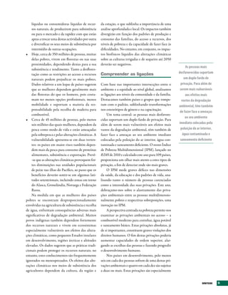 líquidas ou consumidoras líquidas de recur-        da estação, o que sublinha a importância de uma
    sos naturais, de produzirem para subsistência      análise aprofundada e local. Os impactos também
    ou para o mercado e da rapidez com que estão       divergirão em função dos padrões de produção e
    aptas a trocar uma destas actividades por outra    consumo das famílias, do acesso a recursos, dos
    e diversificar os seus meios de subsistência por   níveis de pobreza e da capacidade de fazer face às
    intermédio de outras ocupações.                    dificuldades. No entanto, em conjunto, os impac-
•	 Hoje, cerca de 350 milhões de pessoas, muitas       tos biofísicos líquidos das alterações climáticas
    delas pobres, vivem em florestas ou nas suas       sobre as culturas irrigadas e de sequeiro até 2050
    proximidades, dependendo destas para a sua         deverão ser negativos.
                                                                                                                  As pessoas mais
    subsistência e rendimento. Tanto a desflores-
    tação como as restrições ao acesso a recursos      Compreender as ligações                               desfavorecidas suportam
    naturais podem prejudicar os mais pobres.                                                                    um duplo fardo de
    Dados relativos a um leque de países sugerem       Com base nas importantes intersecções entre o          privação. Para além de
    que as mulheres dependem geralmente mais           ambiente e a equidade ao nível global, analisamos      serem mais vulneráveis
    das florestas do que os homens, pois costu-        as ligações aos níveis da comunidade e da família.         aos efeitos mais
    mam ter menos opções profissionais, menos          Destacamos também países e grupos que rompe-            vastos da degradação
    mobilidade e suportam a maioria da res-            ram com o padrão, sublinhando transformações          ambiental, têm também
    ponsabilidade pela recolha de madeira para         nos estereótipos de género e na capacitação.
                                                                                                              de fazer face a ameaças
    combustível.                                            Um tema central: as pessoas mais desfavore-
                                                                                                                  ao seu ambiente
•	 Cerca de 45 milhões de pessoas, pelo menos          cidas suportam um duplo fardo de privação. Para
    seis milhões das quais mulheres, dependem da       além de serem mais vulneráveis aos efeitos mais       imediato colocadas pela
    pesca como modo de vida e estão ameaçadas          vastos da degradação ambiental, têm também de          poluição do ar interior,
    pela sobrepesca e pelas alterações climáticas. A   fazer face a ameaças ao seu ambiente imediato            água contaminada e
    vulnerabilidade apresenta-se em duas verten-       colocadas pela poluição do ar interior, água con-      saneamento deficiente
    tes: os países em maior risco também depen-        taminada e saneamento deficiente. O nosso Índice
    dem mais da pesca para consumo de proteínas        de Pobreza Multidimensional (IPM), lançado no
    alimentares, subsistência e exportação. Prevê-     RDH de 2010 e calculado este ano para 109 países,
    -se que as alterações climáticas provoquem for-    proporciona um olhar mais atento a estes tipos de
    tes diminuições nas unidades populacionais         privação, a fim de detectar onde são mais graves.
    de peixe nas ilhas do Pacífico, ao passo que os         O IPM mede graves défices nas dimensões
    benefícios deverão sentir-se em algumas lati-      da saúde, da educação e dos padrões de vida, ana-
    tudes setentrionais, incluindo zonas em torno      lisando tanto o número de pessoas carenciadas
    do Alasca, Gronelândia, Noruega e Federação        como a intensidade das suas privações. Este ano,
    Russa.                                             debruçamo-nos sobre o alastramento das priva-
    Na medida em que as mulheres dos países            ções ambientais entre as pessoas multidimensio-
pobres se encontram desproporcionadamente              nalmente pobres e respectivas sobreposições, uma
envolvidas na agricultura de subsistência e recolha    inovação no IPM.
de água, enfrentam consequências adversas mais              A perspectiva centrada na pobreza permite-nos
significativas de degradação ambiental. Muitos         examinar as privações ambientais no acesso – a
povos indígenas também dependem fortemente             combustível moderno para cozinhar, água potável
dos recursos naturais e vivem em ecossistemas          e saneamento básico. Estas privações absolutas, já
especialmente vulneráveis aos efeitos das altera-      de si importantes, constituem graves violações dos
ções climáticas, como pequenos Estados insulares       direitos humanos. O fim destas privações poderia
em desenvolvimento, regiões árcticas e altitudes       aumentar capacidades de ordem superior, alar-
elevadas. Os dados sugerem que as práticas tradi-      gando as escolhas das pessoas e fazendo progredir
cionais podem proteger os recursos naturais; no        o desenvolvimento humano.
entanto, estes conhecimentos são frequentemente             Nos países em desenvolvimento, pelo menos
ignorados ou menosprezados. Os efeitos das alte-       seis em cada dez pessoas sofrem de uma destas pri-
rações climáticas nos meios de subsistência dos        vações ambientais e quatro em cada dez são sujeitas
agricultores dependem da cultura, da região e          a duas ou mais. Estas privações são especialmente


                                                                                                                             SÍNtESE     5
 