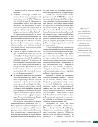 a aumentar, devido ao custo mais elevado do       dos países entre si, este ano também analisamos o
    querosene17.                                      modo como alguns evoluíram ao longo do tempo.
•	 No Nepal, o acesso a água é também razoa-               Contudo, estas conclusões devem ser inter-
    velmente elevado entre os multidimensional-       pretadas com cautela. O RDH do ano transacto
    mente pobres (cerca de 78%). Tal facto tem        reconhecia várias limitações do IPM como ferra-
    sido atribuído ao papel de liderança que as       menta de medição. Os conjuntos de dados cobrem
    comunidades e mulheres locais, capacitadas        anos diferentes, limitando a comparabilidade.
    pelas ONG, têm desempenhado no planea-            Em alguns casos, os inquéritos podem não reflec-
    mento, na concepção e na implementação de         tir melhorias recentes. Aplicam-se aqui reparos
                                                                                                                     O IPM lança luz
    pequenos subprojectos para o abastecimento        adicionais à análise. As três privações ambientais
    de água, o saneamento, a saúde e a higiene18.     foram seleccionadas como sendo as melhores medi-           sobre os padrões das
    Os países com pior desempenho no tocante          das comparáveis entre países, mas poderá haver            privações ambientais
à parcela de multidimensionalmente pobres com         outras ameaças ambientais equivalentes ou mais               enfrentadas pelas
privações ambientais localizam-se em várias regi-     graves aos níveis local ou nacional. Para as famílias     famílias, mostrando a
ões, com os países da África Subsariana em número     pobres do Bangladesh, por exemplo, as inundações        prevalência de privações
proeminente. Entre os países com desempenho           poderão ser uma preocupação mais premente do                 sobrepostas, mas,
relativamente fraco nesta matéria, a capacidade       que o acesso a água.                                       numa vertente mais
institucional diminuta surge como uma explica-             E é importante sublinhar que o bom (ou mau)
                                                                                                                optimista, destacando
ção. Eis alguns exemplos:                             desempenho em relação a estes indicadores específi-
                                                                                                                também os países que
•	 A parcela da população do Peru com acesso a        cos não é necessariamente representativo da degra-
    água e saneamento está entre as mais baixas da    dação ambiental a um nível mais amplo. Alguns           tiveram um desempenho
    América Latina19. A capacidade institucional,     países, como a Síria, têm um IPM muito baixo (e             relativamente bom
    o planeamento e o controlo de qualidade têm       um baixo contributo das privações ambientais),
    dificultado o progresso20. As baixas taxas de     mas enfrentam, ainda assim, pressões ambientais
    electrificação das zonas rurais significam que    urgentes relacionadas com a disponibilidade de
    mais de 80% das famílias rurais dependem da       água, a deterioração das terras e a produtividade
    lenha para cozinhar. A disponibilidade de com-    agrícola. E, tal como analisamos no capítulo 4, a
    bustível moderno é limitada em muitas áreas       abordagem das privações ao nível familiar tem de
    rurais devido às deficientes redes de transpor-   ser feita de uma forma que minimize a degradação
    tes e aos elevados custos iniciais21.             ambiental a um nível mais amplo.
•	 Na Mongólia, as disparidades entre áreas urba-          No capítulo 2, afirma-se que, à medida que
    nas e rurais no acesso a água potável e sanea-    os países se desenvolvem, a natureza e a gravidade
    mento são agravadas pela diminuta capacidade      dos seus problemas ambientais tendem a evoluir.
    institucional e pela falta de investimento. Em    Os tipos de ameaças ambientais directas sentidos
    teoria, o governo dá prioridade às necessidades   aos níveis individual e familiar – aqueles que aqui
    de água dos pobres, mas, na prática, a falta de   analisamos – tendem a ser mais graves e generali-
    regulamentação tem resultado em estruturas de     zados em países com níveis de IDH baixos e são
    preços que proporcionam água a baixo custo às     sentidos mais profundamente pelos multidimen-
    empresas, menosprezando os pobres. Por litro,     sionalmente pobres. Também realçámos um duplo
    os consumidores rurais e os pequenos negócios     fardo dos multidimensionalmente pobres: o de eles
    pagam 84 vezes mais pela água potável do que      poderem estar mais expostos não só a estas amea-
    as empresas industriais e mineiras22 .            ças localizadas ao nível familiar, como também à
    O IPM lança luz sobre os padrões das privações    degradação ambiental em termos latos.
ambientais enfrentadas pelas famílias (caixa 3.1).         Investigámos esse padrão com maior
Revela a prevalência de privações sobrepostas, mas,   profundidade, analisando a relação entre o
numa vertente mais optimista, também destaca os       IPM e as alterações climáticas. Para 130 regiões
países que tiveram um desempenho relativamente        administrativas nacionalmente definidas em 15
bom, incluindo os que o conseguiram através de        países, conseguimos comparar o IPM de áreas
programas que analisaremos no capítulo seguinte.      específicas com alterações da temperatura e da
Para além da comparação do desempenho relativo        precipitação – as “anomalias” discutidas no


                                                                         Capítulo 3   ACOMPANHAr OS EFEItOS – COMPrEENDEr AS rELAÇõES    51
 