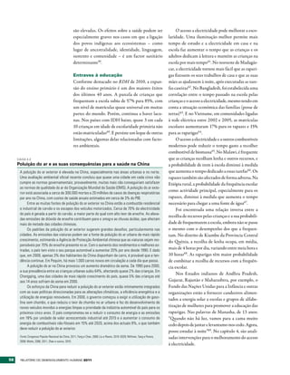 são elevadas. Os efeitos sobre a saúde podem ser                             O acesso a electricidade pode melhorar a esco-
                                                      especialmente graves nos casos em que a ligação                         laridade. Uma iluminação melhor permite mais
                                                      dos povos indígenas aos ecossistemas – como                             tempo de estudo e a electricidade em casa e na
                                                      lugar de ancestralidade, identidade, linguagem,                         escola faz aumentar o tempo que as crianças e os
                                                      sustento e comunidade – é um factor sanitário                           adultos dedicam à leitura e mantém as crianças na
                                                      determinante59.                                                         escola por mais tempo61. No noroeste de Madagás-
                                                                                                                              car, a electricidade tornou mais fácil que as rapari-
                                                      Entraves à educação                                                     gas fizessem os seus trabalhos de casa e que as suas
                                                      Conforme destacado no RDH de 2010, a expan-                             mães as ajudassem à noite, após executadas as tare-
                                                      são do ensino primário é um dos maiores êxitos                          fas caseiras62 . No Bangladesh, foi estabelecida uma
                                                      dos últimos 40 anos. A parcela de crianças que                          correlação entre o tempo passado na escola pelas
                                                      frequentam a escola subiu de 57% para 85%, com                          crianças e o acesso a electricidade, mesmo tendo em
                                                      um nível de matrículas quase universal em muitas                        conta a situação económica das famílias (posse de
                                                      partes do mundo. Porém, continua a haver lacu-                          terras)63. E no Vietname, em comunidades ligadas
                                                      nas. Nos países com IDH baixo, quase 3 em cada                          à rede eléctrica entre 2002 e 2005, as matrículas
                                                      10 crianças em idade de escolaridade primária não                       escolares aumentaram 17% para os rapazes e 15%
                                                      estão matriculadas60. E persiste um leque de outras                     para as raparigas64.
                                                      limitações, algumas delas relacionadas com facto-                            O acesso a electricidade e a outros combustíveis
                                                      res ambientais.                                                         modernos pode reduzir o tempo gasto a recolher
                                                                                                                              combustível de biomassa65. No Malawi, é frequente
     CAIXA 3.2                                                                                                                que as crianças recolham lenha e outros recursos, e
     Poluição do ar e as suas consequências para a saúde na China                                                             a probabilidade de irem à escola diminui à medida
      A poluição do ar exterior é elevada na China, especialmente nas áreas urbanas e no norte.                               que aumenta o tempo dedicado a essas tarefas66. Os
      Uma avaliação ambiental oficial recente concluiu que quase uma cidade em cada cinco não                                 rapazes também são afectados de forma adversa. Na
      cumpre as normas governamentais; provavelmente, muitas mais não conseguiriam satisfazer                                 Etiópia rural, a probabilidade da frequência escolar
      as normas de qualidade do ar da Organização Mundial da Saúde (OMS). A poluição do ar exte-
                                                                                                                              como actividade principal, especialmente para os
      rior está associada a cerca de 300.000 mortes e 20 milhões de casos de doenças respiratórias
      por ano na China, com custos de saúde anuais estimados em cerca de 3% do PIB.                                           rapazes, diminui à medida que aumenta o tempo
            Entre as muitas fontes de poluição do ar exterior na China estão a combustão residencial                          necessário para chegar a uma fonte de água67.
      e industrial de carvão e os escapes dos veículos motorizados. Cerca de 70% da electricidade                                  Foi encontrada uma relação inversa entre a
      do país é gerada a partir do carvão, a maior parte do qual com alto teor de enxofre. As eleva-
                                                                                                                              recolha de recursos pelas crianças e a sua probabili-
      das emissões de dióxido de enxofre contribuem para o smog e as chuvas ácidas, que afectam
      mais de metade das cidades chinesas.                                                                                    dade de frequentarem a escola, embora não se passe
            Os padrões da poluição do ar exterior sugerem grandes desafios, particularmente nas                               o mesmo com o desempenho dos que a frequen-
      cidades. As emissões das viaturas podem ser a fonte de poluição do ar urbano de mais rápido                             tam. No distrito de Kiambu da Província Central
      crescimento, estimando a Agência de Protecção Ambiental chinesa que as viaturas sejam res-                              do Quénia, a recolha de lenha ocupa, em média,
      ponsáveis por 70% do enxofre presente no ar. Com o aumento dos rendimentos e melhores es-
      tradas, o país tem visto o seu parque automóvel a aumentar 20% por ano desde 1990. E dado
                                                                                                                              mais de 4 horas por dia, variando entre meia hora e
      que, em 2009, apenas 3% dos habitantes da China dispunham de carro, é provável que a ten-                               10 horas68. As raparigas têm maior probabilidade
      dência continue. Em Pequim, há mais 1.000 carros novos em circulação a cada dia que passa.                              de combinar a recolha de recursos com a frequên-
            A poluição do ar na China provocou um aumento dramático da asma. De 1990 para 2000,                               cia escolar.
      a sua prevalência entre as crianças urbanas subiu 64%, afectando quase 2% das crianças. Em
                                                                                                                                   Nos Estados indianos de Andhra Pradesh,
      Chongqing, uma das cidades de mais rápido crescimento do país, quase 5% das crianças até
      aos 14 anos sofriam de asma em 2000.                                                                                    Gujarat, Rajastão e Maharashtra, por exemplo, o
            Os esforços da China para reduzir a poluição do ar exterior estão intimamente integrados                          Fundo das Nações Unidas para a Infância e outras
      com as suas políticas direccionadas para as alterações climáticas, a eficiência energética e a                          organizações estão a fornecer candeeiros alimen-
      utilização de energias renováveis. Em 2000, o governo começou a exigir a utilização de gaso-
                                                                                                                              tados a energia solar a escolas e grupos de alfabe-
      lina sem chumbo, o que reduziu o teor de chumbo no ar urbano e fez do desenvolvimento de
      novos veículos movidos a energias limpas a prioridade da indústria automóvel do país para os                            tização de mulheres para promover a educação das
      próximos cinco anos. O país comprometeu-se a reduzir o consumo de energia e as emissões                                 raparigas. Nas palavras de Manasha, de 13 anos:
      em 18% por unidade de valor acrescentado industrial até 2015 e a aumentar o consumo de                                  “Quando não há luz, vamos para a cama muito
      energia de combustíveis não-fósseis em 15% até 2020, acima dos actuais 8%, o que também                                 cedo depois de jantar e levantamo-nos cedo. Agora,
      deve reduzir a poluição do ar exterior.
                                                                                                                              posso estudar à noite”69. No capítulo 4, são anali-
      Fonte: Congresso Popular Nacional da China, 2011; Fang e Chan, 2008; Liu e Raven, 2010: 8329; Millman, Tang e Perera,   sadas intervenções para o melhoramento do acesso
      2008; Watts, 2006, 2011; Zhan e outros, 2010.
                                                                                                                              à electricidade.


56     RElatóRio Do DEsEnvolvimEnto Humano 2011
 