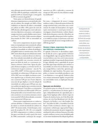 uma subvenção mensal transitória em dinheiro de          renováveis em 20% e reduzindo o consumo de
40 USD a 90% da população, conduzindo a uma              energia em 20% através de uma eficiência energé-
queda de 4,5% no consumo de gás e a uma queda            tica melhorada35.
de 28% no consumo de gasóleo31.
     Vários países em desenvolvimento de grande                          *         *         *
dimensão comprometeram-se com profundas redu-            Em suma, o alargamento do acesso à energia
ções de carbono. Por exemplo, em 2009, a China           moderna a todos e o desenvolvimento de fontes de
estabeleceu um objectivo de reduzir a intensidade        energia renovável estão a surtir efeito, mas o envol-
em carbono em 40%—45% a partir dos níveis de             vimento do estado, de financiadores e de organi-
                                                                                                                   O alargamento do
2005, durante a década seguinte, e mais tarde anun-      zações internacionais é crucial para investir em
ciou mais objectivos a curto prazo, e está a apoiar as   investigação e desenvolvimento e reduzir dispari-          acesso à energia
energias renováveis, usando subsídios, metas e incen-    dades dentro dos países e entre eles. Além disso, são    moderna a todos e
tivos fiscais32 . Em 2010, a Índia anunciou reduções     necessários grandes esforços para incluir os pobres:     o desenvolvimento
direccionadas de 20%—25% na intensidade em               se as tendências actuais se mantiverem, serão mais      de fontes de energia
carbono.                                                 as pessoas privadas de acesso à energia moderna em        renovável estão a
     Estes novos compromissos são passos impor-          2030 do que hoje36.                                       surtir efeito, mas
tantes na transição para uma economia de carbono                                                                  o envolvimento do
mais baixa. Como vimos na tabela 2.1 no capítulo 2,      Acesso à água, segurança dos recur-
                                                                                                                 Estado, dos doadores
a quebra na intensidade em carbono da produção a         sos hídricos e saneamento
                                                                                                                  e das organizações
nível global reduziu as emissões totais, entre 1970 e    O capítulo 3 descreveu os devastadores impac-
2007, muito abaixo do que teria sido de outro modo.      tos da falta de acesso a água potável. Enfrentar           internacionais é
     No entanto, os anúncios devem ser relativiza-       esta desigualdade exige uma gestão diferente dos         crucial para reduzir
dos. Uma reduzida intensidade em carbono pode            recursos hídricos com vista a servir uma crescente         as disparidades
existir em paralelo com crescentes emissões de           população mundial. A segurança do abastecimento
gases com efeito de estufa, se o crescimento eco-        de água, definida como a capacidade de um país
nómico continuar a bom ritmo. Apesar da refor-           para obter água limpa suficiente para satisfazer as
çada eficiência energética, as emissões nos E.U.A.       necessidades em termos de uso doméstico, irriga-
continuaram no geral a aumentar – mais de 7%,            ção, energia hídrica e outros fins, apresenta pos-
entre 1990 e 200933. A China estava já a reduzir a       sibilidades de triplo benefício. Nos países mais
intensidade em carbono para 1,4% por ano, entre          pobres, as maiores necessidades prendem-se com
1970 e 2007, mas o seu rápido crescimento econó-         o uso doméstico e o uso agrícola. Embora os dois
mico significou que as emissões totais continua-         usos estejam intimamente ligados, em particular
ram a aumentar 5,9% por ano. O novo objectivo            nas comunidades rurais, as implicações das polí-
seria mais do que duplicar a taxa de redução da          ticas diferem.
intensidade em carbono, para 3,8% por ano, mas
isso também não significa que as emissões totais da      Água para uso doméstico
China vão diminuir. Com efeito, se o crescimento         Um primeiro passo no reforço do acesso a água
económico da China até 2020 exceder 3,9% (con-           potável é o reconhecimento de direitos iguais à
forme projectado), as suas emissões totais continu-      água, independentemente da capacidade para a
arão a aumentar; se a economia continuar a crescer       pagar. Existe legislação sobre o direito à água em
à taxa anual de 9,2% da última década, as emissões       15 países da América Latina, em 13 da África Sub-
totais aumentarão 2,8% por ano.                          sariana, em 4 da Ásia Meridional, em 2 da Ásia
     Outros países comprometeram-se a reduzir as         Oriental e do Pacífico e em 2 dos Estados Ára-
emissões absolutas. A Indonésia anunciou a meta          bes37. Em Julho de 2010, a Assembleia Geral das
de reduzir as emissões de dióxido de carbono em          Nações Unidas reconheceu o direito à água e ao
26%34. Do mesmo modo, a União Europeia, como             saneamento e admitiu que a água potável limpa e
parte do seu plano 20—20—20, a ser cumprido              a melhoria do saneamento são parte integrante da
até 2020, comprometeu-se a reduzir as emissões           satisfação de todos os direitos humanos. Em todos
dos gases com efeito de estufa a partir dos níveis       os países, melhorar o acesso a estas facilidades pode
de 1990, aumentando a utilização das energias            ser um motor fundamental da redução da pobreza.


                         Capítulo 4 SINErgIAS POSItIvAS – EStrAtégIAS DE SUCESSO PArA O AMbIENtE, EqUIDADE E DESENvOLvIMENtO HUMANO      75
 