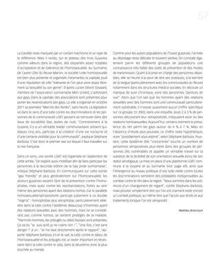 121030_RemaidesDFA:Rem2008           30/10/12       18:13      Page 57




                                                                                                                                               57


        La Caraïbe reste marquée par un certain machisme et un rejet de         Comme pour les autres populations de l’Ouest guyanais, l’arrivée
        la différence. Mais il existe, sur le plateau des trois Guyanes         au dépistage reste délicate et souvent tardive. On constate éga-
        comme ailleurs dans la région, des disparités assez notables            lement parmi les différents groupes de populations une
        d’acceptation et de tolérance de l’homosexualité. Au Suriname,          connaissance très faible des outils de prévention et des modes
        de l’autre côté du fleuve Maroni, la société civile homosexuelle        de transmission. Quant à la prise en charge des personnes dépis-
        est bien plus présente et organisée. Paramaribo, la capitale, jouit     tées, elle se heurte à la peur de dire ses pratiques, à la barrière
        d’une réputation de ville “tolérante et l’on peut vivre assez libre-    de la langue (particulièrement avec les communautés du fleuve)
        ment sa sexualité ou son genre”, d’après Lucien Désiré Govaard,         notamment dans les structures médico-sociales. En découle un
        membre de l’association surinamaise Men United, s’adressant             manque de suivi chronique, voire des personnes “perdues de
        aux gays. Dans la capitale, des associations sont présentes pour        vue”. Alors que l’on sait que les hommes ayant des relations
        porter les revendications des gays. La ville a organisé en octobre      sexuelles avec des hommes sont une communauté particulière-
        2011 sa première “Marche des fiertés”, sans heurts. La législation      ment vulnérable, il n’existe quasiment aucun chiffre spécifique
        va dans le sens d’une lutte contre les discriminations et les per-      sur ce groupe. En 2003, dans une enquête, seuls 2 à 3 % de per-
        sonnes de la communauté LGBT peuvent se retrouver dans des              sonnes découvrant leur séropositivité, indiquaient avoir eu des
        lieux de sociabilité (bar, boites de nuit). “Contrairement à la         relations homosexuelles. Aujourd’hui, certains estiment la préva-
        Guyane, il y a un véritable leader communautaire présent qui,           lence du VIH parmi les gays autour de 6 % à 7 %. Mais en
        depuis cinq ans, participe à la création d’une vie nocturne et          l’absence d’étude plus poussée, ce chiffre reste hypothétique,
        d’une certaine visibilité pour la communauté”, explique Stéphane        voire “possiblement sous-estimé”, selon Stéphane Barboza. Pour-
        Barboza. C’est donc le premier axe sur lequel il faut travailler sur    tant, cette épidémie dite “concentrée” touche un nombre de
        la rive française.                                                      personnes séropositives plus élevé dans des groupes de per-
                                                                                sonnes dits vulnérables et appelle un véritable travail sur la
        Dans ce sens, une soirée LGBT est organisée en septembre de             question de la dicibilité de son orientation sexuelle et/ou de son
        cette année. “On espère aussi mobiliser afin de faire participer les    statut sérologique. La mise en place d’une plateforme LGBT com-
        personnes à la seconde édition de la Gay pride surinamaise”,            mune à la Guyane et au Suriname (voir page 69), ainsi que
        indique Stéphane Barboza. En communiquant sur cette soirée              l’émergence au niveau politique d’une lutte réelle contre toutes
        “gay friendly” et plus généralement sur l’homosexualité, les            les discriminations semblent des préalables indispensables au
        acteurs guyanais veulent faire de la prévention contre l’homo-          combat contre le VIH dans la région. “Nous sommes dans les pré-
        phobie, mais aussi contre les représentations, fortes au sein           mices d’un changement de regard”, confie Stéphane Barboza,
        même des personnes ayant des relations homos. Car le parallèle          mais pouvoir simplement dire qui l’on est vraiment reste encore
        homosexualité/séropositivité participe justement à ce double            un combat politique, au même titre que l’accès aux droits et aux
        “stigma” : homophobie plus sérophobie, particulièrement délé-           traitements lorsque l’on est séropositif.
        tère dans la lutte contre l’épidémie. Beaucoup d’hommes ayant
        des relations sexuelles avec des hommes, mais ne se considé-                                                             Mathieu Brancourt
        rant pas comme homos, se sentent protégés de la maladie.
        “Parmi les hommes, les préjugés ou idées fausses sont présentes.
        Ça va du “Je suis actif, je ne crains rien ! “, “Une fois, c’est sans
        danger !” à un : “Je me lave directement après le rapport”, rap-
        porte Stéphane Barboza. Et on le sait, la lutte contre le tabou de
        l’homosexualité et les préjugés est un levier important et néces-
        saire dans la lutte contre le sida, dans la deuxième zone la plus
        touchée au monde.
 