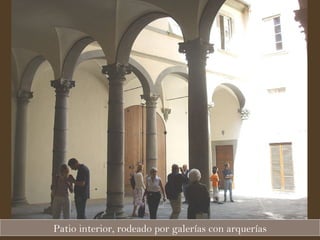 Patio interior, rodeado por galerías con arquerías 